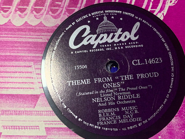 ・アーティスト Nelson Riddle & His Orchestra ・タイトル Theme From The Proud Ones / The Love Of Genevieve ・レーベル・型番 CAPITOL RECORDS CL14623 ・フォーマット 78回転SP盤レコード ・コンディション(盤) 良い (VG+) ・コンディション(ジャケット) 良い (VG+) ・コンディション(帯) オビなし ・特記事項 【※再生コンディションによる返品不可】 サンプル画像です。実際の商品の画像ではありません 商品写真はバーコード/カタログ番号に対応したサンプル画像ですので、お送りする商品の画像ではありません。帯やライナーなどの付属品は、特記事項に記載されている場合のみ含まれます。プロモやカラーレコードなどの仕様についても、該当する場合のみ特記事項に記載しています。 【ご購入前に必ずご確認ください】 ・本店サイト(www.recordcity.jp)とは価格、送料が違います ・本店サイト、その他支店のオーダーとは同梱発送できません ・注文確定後に別の注文を頂いた場合、注文同士の同梱は致しかねます。 ・別倉庫から発送しているため、店頭受け渡しは対応しておりません ・一部商品は他の通販サイトでも販売しているため、ご注文のタイミングによっては商品のご用意ができない場合がございます。 ・土日祝日はお休みです 金曜・祝前日9時以降のご連絡またはご入金は、返答または発送が週明け・祝日明けに順次対応となります。 ・ご購入後のキャンセル不可 ご購入後のキャンセルはいかなる理由においてもお受けできません。ご了承の上、ご購入くださいませ。 ・日本郵便(ゆうパック/ゆうメール)によるお届けになります。 ・中古品であることをご理解ください 当ストアでは中古商品を主に販売しております。中古品であることをご理解の上ご購入ください。また、一部商品はRecordCityオンラインストアで試聴可能です。 ・返品について お客様のご都合による返品は一切承っておりません。 表記の内容と実際の商品に相違がある場合、また針飛び等で返品・返金をご希望される場合は、商品の到着後1週間以内にご連絡ください。商品の返送をこちらで確認後、キャンセル・返金を行います。 コンディションVG以下の商品は返品できません。プレイに影響のない表面のこすれ傷、プレス起因のノイズ盤は返品の対象外です。 【コンディション表記】 ・ほぼ新品(M-)(Like New) 完全な新品。未使用。当店ではほぼ使用しません ・非常に良い(EX)(Excellent) 中古盤として美品な状態。わずかな経年を感じるものの傷みを感じさせない、当店基準で最高の状態 ・良い(VG+)(Very Good Plus) 丁寧に扱われた中古品で、軽い使用感がみられる。 ・可(VG)(Acceptable) 使い込まれた中古品で、「良い」よりもさらに使用感がみられる。 ・悪い(VG-)(Bad) 状態が悪いアイテム。使用の保障はなく、再生不可、針飛び、目立つノイズがあるかもしれない。状態によるクレーム不可。返品不可。 ・非常に悪い(G)(Very Bad) 「悪い」よりさらに状態が悪いアイテム。使用の保障はなく、再生不可、針飛び、目立つノイズがあるかもしれない。状態によるクレーム不可。返品不可。 ・ジャンク(Fair)(Junk/Fair) 割れている、反っている、水ダメージがある、カビ、ジャケットが分離している、ひどい書き込み、ひどい擦れなど最低の状態。使用の保障はなく、再生不可、針飛び、目立つノイズがあるかもしれない。状態によるクレーム不可。返品不可。 ・ジャンク(Poor)(Junk/Poor) 割れている、反っている、水ダメージがある、カビ、ジャケットが分離している、ひどい書き込み、ひどい擦れなど最低の状態。使用の保障はなく、再生不可、針飛び、目立つノイズがあるかもしれない。状態によるクレーム不可。返品不可。