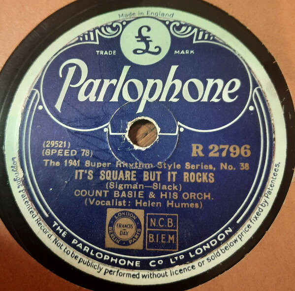 ・アーティスト Count Basie & His Orch ・タイトル Rocking The Blues / Its Square But It Rocks ・レーベル・型番 PARLOPHONE R2796 ・フォーマット 78回転SP盤レコード ・コンディション(盤) 良い (VG+) ・コンディション(ジャケット) 可 (VG) ・コンディション(帯) オビなし ・特記事項 【※再生コンディションによる返品不可】 サンプル画像です。実際の商品の画像ではありません 商品写真はバーコード/カタログ番号に対応したサンプル画像ですので、お送りする商品の画像ではありません。帯やライナーなどの付属品は、特記事項に記載されている場合のみ含まれます。プロモやカラーレコードなどの仕様についても、該当する場合のみ特記事項に記載しています。 【ご購入前に必ずご確認ください】 ・本店サイト(www.recordcity.jp)とは価格、送料が違います ・本店サイト、その他支店のオーダーとは同梱発送できません ・注文確定後に別の注文を頂いた場合、注文同士の同梱は致しかねます。 ・別倉庫から発送しているため、店頭受け渡しは対応しておりません ・一部商品は他の通販サイトでも販売しているため、ご注文のタイミングによっては商品のご用意ができない場合がございます。 ・土日祝日はお休みです 金曜・祝前日9時以降のご連絡またはご入金は、返答または発送が週明け・祝日明けに順次対応となります。 ・ご購入後のキャンセル不可 ご購入後のキャンセルはいかなる理由においてもお受けできません。ご了承の上、ご購入くださいませ。 ・日本郵便(ゆうパック/ゆうメール)によるお届けになります。 ・中古品であることをご理解ください 当ストアでは中古商品を主に販売しております。中古品であることをご理解の上ご購入ください。また、一部商品はRecordCityオンラインストアで試聴可能です。 ・返品について お客様のご都合による返品は一切承っておりません。 表記の内容と実際の商品に相違がある場合、また針飛び等で返品・返金をご希望される場合は、商品の到着後1週間以内にご連絡ください。商品の返送をこちらで確認後、キャンセル・返金を行います。 コンディションVG以下の商品は返品できません。プレイに影響のない表面のこすれ傷、プレス起因のノイズ盤は返品の対象外です。 【コンディション表記】 ・ほぼ新品(M-)(Like New) 完全な新品。未使用。当店ではほぼ使用しません ・非常に良い(EX)(Excellent) 中古盤として美品な状態。わずかな経年を感じるものの傷みを感じさせない、当店基準で最高の状態 ・良い(VG+)(Very Good Plus) 丁寧に扱われた中古品で、軽い使用感がみられる。 ・可(VG)(Acceptable) 使い込まれた中古品で、「良い」よりもさらに使用感がみられる。 ・悪い(VG-)(Bad) 状態が悪いアイテム。使用の保障はなく、再生不可、針飛び、目立つノイズがあるかもしれない。状態によるクレーム不可。返品不可。 ・非常に悪い(G)(Very Bad) 「悪い」よりさらに状態が悪いアイテム。使用の保障はなく、再生不可、針飛び、目立つノイズがあるかもしれない。状態によるクレーム不可。返品不可。 ・ジャンク(Fair)(Junk/Fair) 割れている、反っている、水ダメージがある、カビ、ジャケットが分離している、ひどい書き込み、ひどい擦れなど最低の状態。使用の保障はなく、再生不可、針飛び、目立つノイズがあるかもしれない。状態によるクレーム不可。返品不可。 ・ジャンク(Poor)(Junk/Poor) 割れている、反っている、水ダメージがある、カビ、ジャケットが分離している、ひどい書き込み、ひどい擦れなど最低の状態。使用の保障はなく、再生不可、針飛び、目立つノイズがあるかもしれない。状態によるクレーム不可。返品不可。
