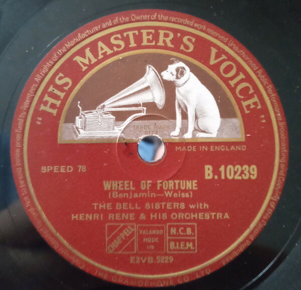 ・アーティスト Bell Sisters, Henri Rene & His Orchestra ・タイトル Wheel Of Fortune / Bermuda ・レーベル・型番 HIS MASTERS VOICE B10239 ・フォーマット 78回転SP盤レコード ・コンディション(盤) 良い (VG+) ・コンディション(ジャケット) 可 (VG) ・コンディション(帯) オビなし ・特記事項 【※再生コンディションによる返品不可】【盤に薄い跡】 サンプル画像です。実際の商品の画像ではありません 商品写真はバーコード/カタログ番号に対応したサンプル画像ですので、お送りする商品の画像ではありません。帯やライナーなどの付属品は、特記事項に記載されている場合のみ含まれます。プロモやカラーレコードなどの仕様についても、該当する場合のみ特記事項に記載しています。 【ご購入前に必ずご確認ください】 ・本店サイト(www.recordcity.jp)とは価格、送料が違います ・本店サイト、その他支店のオーダーとは同梱発送できません ・注文確定後に別の注文を頂いた場合、注文同士の同梱は致しかねます。 ・別倉庫から発送しているため、店頭受け渡しは対応しておりません ・一部商品は他の通販サイトでも販売しているため、ご注文のタイミングによっては商品のご用意ができない場合がございます。 ・土日祝日はお休みです 金曜・祝前日9時以降のご連絡またはご入金は、返答または発送が週明け・祝日明けに順次対応となります。 ・ご購入後のキャンセル不可 ご購入後のキャンセルはいかなる理由においてもお受けできません。ご了承の上、ご購入くださいませ。 ・日本郵便(ゆうパック/ゆうメール)によるお届けになります。 ・中古品であることをご理解ください 当ストアでは中古商品を主に販売しております。中古品であることをご理解の上ご購入ください。また、一部商品はRecordCityオンラインストアで試聴可能です。 ・返品について お客様のご都合による返品は一切承っておりません。 表記の内容と実際の商品に相違がある場合、また針飛び等で返品・返金をご希望される場合は、商品の到着後1週間以内にご連絡ください。商品の返送をこちらで確認後、キャンセル・返金を行います。 コンディションVG以下の商品は返品できません。プレイに影響のない表面のこすれ傷、プレス起因のノイズ盤は返品の対象外です。 【コンディション表記】 ・ほぼ新品(M-)(Like New) 完全な新品。未使用。当店ではほぼ使用しません ・非常に良い(EX)(Excellent) 中古盤として美品な状態。わずかな経年を感じるものの傷みを感じさせない、当店基準で最高の状態 ・良い(VG+)(Very Good Plus) 丁寧に扱われた中古品で、軽い使用感がみられる。 ・可(VG)(Acceptable) 使い込まれた中古品で、「良い」よりもさらに使用感がみられる。 ・悪い(VG-)(Bad) 状態が悪いアイテム。使用の保障はなく、再生不可、針飛び、目立つノイズがあるかもしれない。状態によるクレーム不可。返品不可。 ・非常に悪い(G)(Very Bad) 「悪い」よりさらに状態が悪いアイテム。使用の保障はなく、再生不可、針飛び、目立つノイズがあるかもしれない。状態によるクレーム不可。返品不可。 ・ジャンク(Fair)(Junk/Fair) 割れている、反っている、水ダメージがある、カビ、ジャケットが分離している、ひどい書き込み、ひどい擦れなど最低の状態。使用の保障はなく、再生不可、針飛び、目立つノイズがあるかもしれない。状態によるクレーム不可。返品不可。 ・ジャンク(Poor)(Junk/Poor) 割れている、反っている、水ダメージがある、カビ、ジャケットが分離している、ひどい書き込み、ひどい擦れなど最低の状態。使用の保障はなく、再生不可、針飛び、目立つノイズがあるかもしれない。状態によるクレーム不可。返品不可。