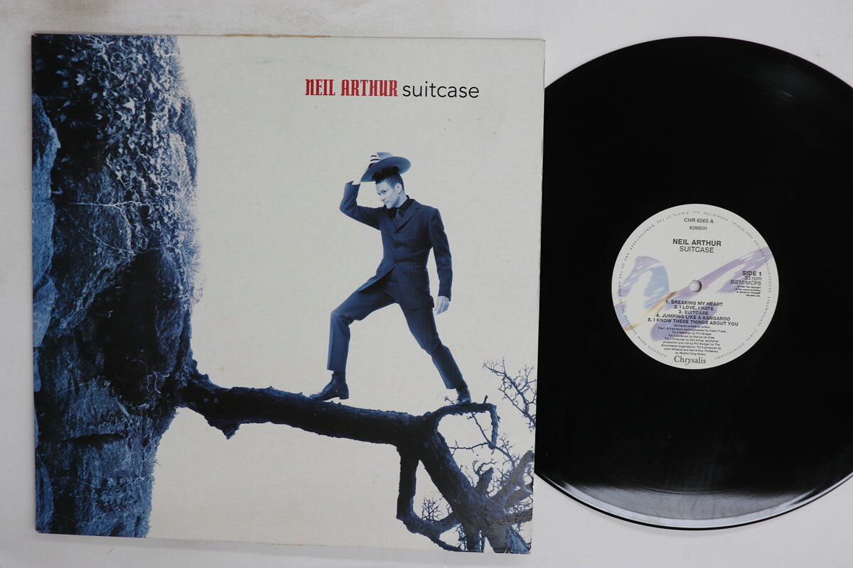 ・アーティスト Neil Arthur ・タイトル Suitcase ・レーベル・型番 Chrysalis CHR6065 ・フォーマット LPレコード ・コンディション(盤) 可 (VG) ・コンディション(ジャケット) 可 (VG) ・コンディション(帯) オビなし ・特記事項 【カバーに目立つ染み】【カバー抜け】【盤曇り】 実際に発送される商品の画像です 【ご購入前に必ずご確認ください】 ・本店サイト(www.recordcity.jp)とは価格、送料が違います ・本店サイト、その他支店のオーダーとは同梱発送できません ・注文確定後に別の注文を頂いた場合、注文同士の同梱は致しかねます。 ・別倉庫から発送しているため、店頭受け渡しは対応しておりません ・一部商品は他の通販サイトでも販売しているため、ご注文のタイミングによっては商品のご用意ができない場合がございます。 ・土日祝日はお休みです 金曜・祝前日9時以降のご連絡またはご入金は、返答または発送が週明け・祝日明けに順次対応となります。 ・ご購入後のキャンセル不可 ご購入後のキャンセルはいかなる理由においてもお受けできません。ご了承の上、ご購入くださいませ。 ・日本郵便(ゆうパック/ゆうメール)によるお届けになります。 ・中古品であることをご理解ください 当ストアでは中古商品を主に販売しております。中古品であることをご理解の上ご購入ください。また、一部商品はRecordCityオンラインストアで試聴可能です。 ・返品について お客様のご都合による返品は一切承っておりません。 表記の内容と実際の商品に相違がある場合、また針飛び等で返品・返金をご希望される場合は、商品の到着後1週間以内にご連絡ください。商品の返送をこちらで確認後、キャンセル・返金を行います。 コンディションVG以下の商品は返品できません。プレイに影響のない表面のこすれ傷、プレス起因のノイズ盤は返品の対象外です。 【コンディション表記】 ・ほぼ新品(M-)(Like New) 完全な新品。未使用。当店ではほぼ使用しません ・非常に良い(EX)(Excellent) 中古盤として美品な状態。わずかな経年を感じるものの傷みを感じさせない、当店基準で最高の状態 ・良い(VG+)(Very Good Plus) 丁寧に扱われた中古品で、軽い使用感がみられる。 ・可(VG)(Acceptable) 使い込まれた中古品で、「良い」よりもさらに使用感がみられる。 ・悪い(VG-)(Bad) 状態が悪いアイテム。使用の保障はなく、再生不可、針飛び、目立つノイズがあるかもしれない。状態によるクレーム不可。返品不可。 ・非常に悪い(G)(Very Bad) 「悪い」よりさらに状態が悪いアイテム。使用の保障はなく、再生不可、針飛び、目立つノイズがあるかもしれない。状態によるクレーム不可。返品不可。 ・ジャンク(Fair)(Junk/Fair) 割れている、反っている、水ダメージがある、カビ、ジャケットが分離している、ひどい書き込み、ひどい擦れなど最低の状態。使用の保障はなく、再生不可、針飛び、目立つノイズがあるかもしれない。状態によるクレーム不可。返品不可。 ・ジャンク(Poor)(Junk/Poor) 割れている、反っている、水ダメージがある、カビ、ジャケットが分離している、ひどい書き込み、ひどい擦れなど最低の状態。使用の保障はなく、再生不可、針飛び、目立つノイズがあるかもしれない。状態によるクレーム不可。返品不可。