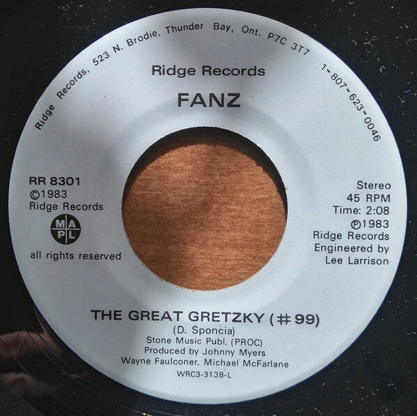 ・アーティスト Fanz ・タイトル Great Gretzky (#99) ・レーベル・型番 RIDGE RECORDS RR8301 ・フォーマット 7インチレコード ・コンディション(盤) 良い (VG+) ・コンディション(ジャケット) プレインカバー（元ジャケット／カバー無し） ・コンディション(帯) オビなし ・特記事項 【盤に薄い跡】 サンプル画像です。実際の商品の画像ではありません 商品写真はバーコード/カタログ番号に対応したサンプル画像ですので、お送りする商品の画像ではありません。帯やライナーなどの付属品は、特記事項に記載されている場合のみ含まれます。プロモやカラーレコードなどの仕様についても、該当する場合のみ特記事項に記載しています。 【ご購入前に必ずご確認ください】 ・本店サイト(www.recordcity.jp)とは価格、送料が違います ・本店サイト、その他支店のオーダーとは同梱発送できません ・注文確定後に別の注文を頂いた場合、注文同士の同梱は致しかねます。 ・別倉庫から発送しているため、店頭受け渡しは対応しておりません ・一部商品は他の通販サイトでも販売しているため、ご注文のタイミングによっては商品のご用意ができない場合がございます。 ・土日祝日はお休みです 金曜・祝前日9時以降のご連絡またはご入金は、返答または発送が週明け・祝日明けに順次対応となります。 ・ご購入後のキャンセル不可 ご購入後のキャンセルはいかなる理由においてもお受けできません。ご了承の上、ご購入くださいませ。 ・日本郵便(ゆうパック/ゆうメール)によるお届けになります。 ・中古品であることをご理解ください 当ストアでは中古商品を主に販売しております。中古品であることをご理解の上ご購入ください。また、一部商品はRecordCityオンラインストアで試聴可能です。 ・返品について お客様のご都合による返品は一切承っておりません。 表記の内容と実際の商品に相違がある場合、また針飛び等で返品・返金をご希望される場合は、商品の到着後1週間以内にご連絡ください。商品の返送をこちらで確認後、キャンセル・返金を行います。 コンディションVG以下の商品は返品できません。プレイに影響のない表面のこすれ傷、プレス起因のノイズ盤は返品の対象外です。 【コンディション表記】 ・ほぼ新品(M-)(Like New) 完全な新品。未使用。当店ではほぼ使用しません ・非常に良い(EX)(Excellent) 中古盤として美品な状態。わずかな経年を感じるものの傷みを感じさせない、当店基準で最高の状態 ・良い(VG+)(Very Good Plus) 丁寧に扱われた中古品で、軽い使用感がみられる。 ・可(VG)(Acceptable) 使い込まれた中古品で、「良い」よりもさらに使用感がみられる。 ・悪い(VG-)(Bad) 状態が悪いアイテム。使用の保障はなく、再生不可、針飛び、目立つノイズがあるかもしれない。状態によるクレーム不可。返品不可。 ・非常に悪い(G)(Very Bad) 「悪い」よりさらに状態が悪いアイテム。使用の保障はなく、再生不可、針飛び、目立つノイズがあるかもしれない。状態によるクレーム不可。返品不可。 ・ジャンク(Fair)(Junk/Fair) 割れている、反っている、水ダメージがある、カビ、ジャケットが分離している、ひどい書き込み、ひどい擦れなど最低の状態。使用の保障はなく、再生不可、針飛び、目立つノイズがあるかもしれない。状態によるクレーム不可。返品不可。 ・ジャンク(Poor)(Junk/Poor) 割れている、反っている、水ダメージがある、カビ、ジャケットが分離している、ひどい書き込み、ひどい擦れなど最低の状態。使用の保障はなく、再生不可、針飛び、目立つノイズがあるかもしれない。状態によるクレーム不可。返品不可。