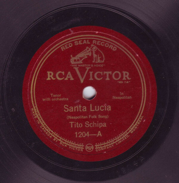 ・アーティスト ティト・スキーパ ・タイトル サンタ・ルチア / 海に来たれ ・レーベル・型番 RCA VICTOR 1204 ・フォーマット 78回転SP盤レコード ・コンディション(盤) 良い (VG+) ・コンディション(ジャケット) 良い (VG+) ・コンディション(帯) オビなし ・特記事項 【※再生コンディションによる返品不可】【盤汚れ】【レーベルにシール付着】 サンプル画像です。実際の商品の画像ではありません 商品写真はバーコード/カタログ番号に対応したサンプル画像ですので、お送りする商品の画像ではありません。帯やライナーなどの付属品は、特記事項に記載されている場合のみ含まれます。プロモやカラーレコードなどの仕様についても、該当する場合のみ特記事項に記載しています。 【ご購入前に必ずご確認ください】 ・本店サイト(www.recordcity.jp)とは価格、送料が違います ・本店サイト、その他支店のオーダーとは同梱発送できません ・注文確定後に別の注文を頂いた場合、注文同士の同梱は致しかねます。 ・別倉庫から発送しているため、店頭受け渡しは対応しておりません ・一部商品は他の通販サイトでも販売しているため、ご注文のタイミングによっては商品のご用意ができない場合がございます。 ・土日祝日はお休みです 金曜・祝前日9時以降のご連絡またはご入金は、返答または発送が週明け・祝日明けに順次対応となります。 ・ご購入後のキャンセル不可 ご購入後のキャンセルはいかなる理由においてもお受けできません。ご了承の上、ご購入くださいませ。 ・日本郵便(ゆうパック/ゆうメール)によるお届けになります。 ・中古品であることをご理解ください 当ストアでは中古商品を主に販売しております。中古品であることをご理解の上ご購入ください。また、一部商品はRecordCityオンラインストアで試聴可能です。 ・返品について お客様のご都合による返品は一切承っておりません。 表記の内容と実際の商品に相違がある場合、また針飛び等で返品・返金をご希望される場合は、商品の到着後1週間以内にご連絡ください。商品の返送をこちらで確認後、キャンセル・返金を行います。 コンディションVG以下の商品は返品できません。プレイに影響のない表面のこすれ傷、プレス起因のノイズ盤は返品の対象外です。 【コンディション表記】 ・ほぼ新品(M-)(Like New) 完全な新品。未使用。当店ではほぼ使用しません ・非常に良い(EX)(Excellent) 中古盤として美品な状態。わずかな経年を感じるものの傷みを感じさせない、当店基準で最高の状態 ・良い(VG+)(Very Good Plus) 丁寧に扱われた中古品で、軽い使用感がみられる。 ・可(VG)(Acceptable) 使い込まれた中古品で、「良い」よりもさらに使用感がみられる。 ・悪い(VG-)(Bad) 状態が悪いアイテム。使用の保障はなく、再生不可、針飛び、目立つノイズがあるかもしれない。状態によるクレーム不可。返品不可。 ・非常に悪い(G)(Very Bad) 「悪い」よりさらに状態が悪いアイテム。使用の保障はなく、再生不可、針飛び、目立つノイズがあるかもしれない。状態によるクレーム不可。返品不可。 ・ジャンク(Fair)(Junk/Fair) 割れている、反っている、水ダメージがある、カビ、ジャケットが分離している、ひどい書き込み、ひどい擦れなど最低の状態。使用の保障はなく、再生不可、針飛び、目立つノイズがあるかもしれない。状態によるクレーム不可。返品不可。 ・ジャンク(Poor)(Junk/Poor) 割れている、反っている、水ダメージがある、カビ、ジャケットが分離している、ひどい書き込み、ひどい擦れなど最低の状態。使用の保障はなく、再生不可、針飛び、目立つノイズがあるかもしれない。状態によるクレーム不可。返品不可。