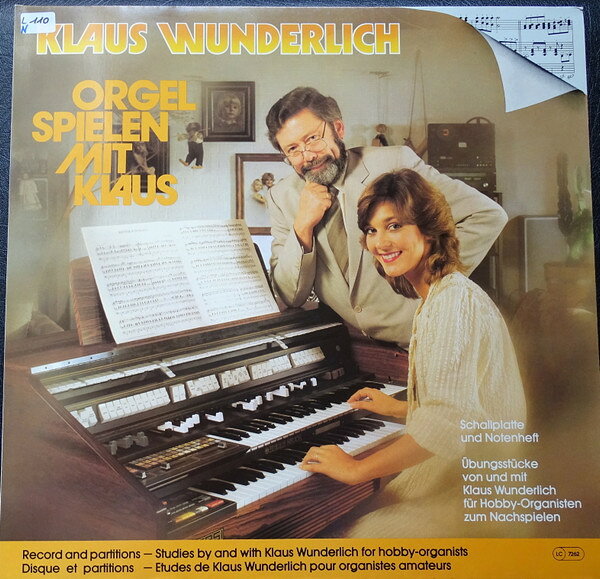 ・アーティスト Klaus Wunderlich ・タイトル Orgel Spielen Mit Klaus ・レーベル・型番 Wersi LP1011 ・フォーマット LPレコード ・コンディション(盤) 良い (VG+) ・コンディション(ジャケット) 良い (VG+) ・コンディション(帯) オビなし ・特記事項 【カバーにキズ/ダメージ】 サンプル画像です。実際の商品の画像ではありません 商品写真はバーコード/カタログ番号に対応したサンプル画像ですので、お送りする商品の画像ではありません。帯やライナーなどの付属品は、特記事項に記載されている場合のみ含まれます。プロモやカラーレコードなどの仕様についても、該当する場合のみ特記事項に記載しています。 【ご購入前に必ずご確認ください】 ・本店サイト(www.recordcity.jp)とは価格、送料が違います ・本店サイト、その他支店のオーダーとは同梱発送できません ・注文確定後に別の注文を頂いた場合、注文同士の同梱は致しかねます。 ・別倉庫から発送しているため、店頭受け渡しは対応しておりません ・一部商品は他の通販サイトでも販売しているため、ご注文のタイミングによっては商品のご用意ができない場合がございます。 ・土日祝日はお休みです 金曜・祝前日9時以降のご連絡またはご入金は、返答または発送が週明け・祝日明けに順次対応となります。 ・ご購入後のキャンセル不可 ご購入後のキャンセルはいかなる理由においてもお受けできません。ご了承の上、ご購入くださいませ。 ・日本郵便(ゆうパック/ゆうメール)によるお届けになります。 ・中古品であることをご理解ください 当ストアでは中古商品を主に販売しております。中古品であることをご理解の上ご購入ください。また、一部商品はRecordCityオンラインストアで試聴可能です。 ・返品について お客様のご都合による返品は一切承っておりません。 表記の内容と実際の商品に相違がある場合、また針飛び等で返品・返金をご希望される場合は、商品の到着後1週間以内にご連絡ください。商品の返送をこちらで確認後、キャンセル・返金を行います。 コンディションVG以下の商品は返品できません。プレイに影響のない表面のこすれ傷、プレス起因のノイズ盤は返品の対象外です。 【コンディション表記】 ・ほぼ新品(M-)(Like New) 完全な新品。未使用。当店ではほぼ使用しません ・非常に良い(EX)(Excellent) 中古盤として美品な状態。わずかな経年を感じるものの傷みを感じさせない、当店基準で最高の状態 ・良い(VG+)(Very Good Plus) 丁寧に扱われた中古品で、軽い使用感がみられる。 ・可(VG)(Acceptable) 使い込まれた中古品で、「良い」よりもさらに使用感がみられる。 ・悪い(VG-)(Bad) 状態が悪いアイテム。使用の保障はなく、再生不可、針飛び、目立つノイズがあるかもしれない。状態によるクレーム不可。返品不可。 ・非常に悪い(G)(Very Bad) 「悪い」よりさらに状態が悪いアイテム。使用の保障はなく、再生不可、針飛び、目立つノイズがあるかもしれない。状態によるクレーム不可。返品不可。 ・ジャンク(Fair)(Junk/Fair) 割れている、反っている、水ダメージがある、カビ、ジャケットが分離している、ひどい書き込み、ひどい擦れなど最低の状態。使用の保障はなく、再生不可、針飛び、目立つノイズがあるかもしれない。状態によるクレーム不可。返品不可。 ・ジャンク(Poor)(Junk/Poor) 割れている、反っている、水ダメージがある、カビ、ジャケットが分離している、ひどい書き込み、ひどい擦れなど最低の状態。使用の保障はなく、再生不可、針飛び、目立つノイズがあるかもしれない。状態によるクレーム不可。返品不可。