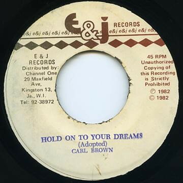 ・アーティスト Carl Brown (7) ・タイトル Hold On To Your Dream ・レーベル・型番 E&J Records NONE ・フォーマット 7インチレコード ・コンディション(盤) 良い (VG+) ・コンディション(ジャケット) ・コンディション(帯) オビなし ・特記事項 【レーベルにシール付着】【盤に薄い跡】【盤に小さいキズ】【VG+/SEW】 サンプル画像です。実際の商品の画像ではありません 商品写真はバーコード/カタログ番号に対応したサンプル画像ですので、お送りする商品の画像ではありません。帯やライナーなどの付属品は、特記事項に記載されている場合のみ含まれます。プロモやカラーレコードなどの仕様についても、該当する場合のみ特記事項に記載しています。 【ご購入前に必ずご確認ください】 ・本店サイト(www.recordcity.jp)とは価格、送料が違います ・本店サイト、その他支店のオーダーとは同梱発送できません ・注文確定後に別の注文を頂いた場合、注文同士の同梱は致しかねます。 ・別倉庫から発送しているため、店頭受け渡しは対応しておりません ・一部商品は他の通販サイトでも販売しているため、ご注文のタイミングによっては商品のご用意ができない場合がございます。 ・土日祝日はお休みです 金曜・祝前日9時以降のご連絡またはご入金は、返答または発送が週明け・祝日明けに順次対応となります。 ・ご購入後のキャンセル不可 ご購入後のキャンセルはいかなる理由においてもお受けできません。ご了承の上、ご購入くださいませ。 ・日本郵便(ゆうパック/ゆうメール)によるお届けになります。 ・中古品であることをご理解ください 当ストアでは中古商品を主に販売しております。中古品であることをご理解の上ご購入ください。また、一部商品はRecordCityオンラインストアで試聴可能です。 ・返品について お客様のご都合による返品は一切承っておりません。 表記の内容と実際の商品に相違がある場合、また針飛び等で返品・返金をご希望される場合は、商品の到着後1週間以内にご連絡ください。商品の返送をこちらで確認後、キャンセル・返金を行います。 コンディションVG以下の商品は返品できません。プレイに影響のない表面のこすれ傷、プレス起因のノイズ盤は返品の対象外です。 【コンディション表記】 ・ほぼ新品(M-)(Like New) 完全な新品。未使用。当店ではほぼ使用しません ・非常に良い(EX)(Excellent) 中古盤として美品な状態。わずかな経年を感じるものの傷みを感じさせない、当店基準で最高の状態 ・良い(VG+)(Very Good Plus) 丁寧に扱われた中古品で、軽い使用感がみられる。 ・可(VG)(Acceptable) 使い込まれた中古品で、「良い」よりもさらに使用感がみられる。 ・悪い(VG-)(Bad) 状態が悪いアイテム。使用の保障はなく、再生不可、針飛び、目立つノイズがあるかもしれない。状態によるクレーム不可。返品不可。 ・非常に悪い(G)(Very Bad) 「悪い」よりさらに状態が悪いアイテム。使用の保障はなく、再生不可、針飛び、目立つノイズがあるかもしれない。状態によるクレーム不可。返品不可。 ・ジャンク(Fair)(Junk/Fair) 割れている、反っている、水ダメージがある、カビ、ジャケットが分離している、ひどい書き込み、ひどい擦れなど最低の状態。使用の保障はなく、再生不可、針飛び、目立つノイズがあるかもしれない。状態によるクレーム不可。返品不可。 ・ジャンク(Poor)(Junk/Poor) 割れている、反っている、水ダメージがある、カビ、ジャケットが分離している、ひどい書き込み、ひどい擦れなど最低の状態。使用の保障はなく、再生不可、針飛び、目立つノイズがあるかもしれない。状態によるクレーム不可。返品不可。