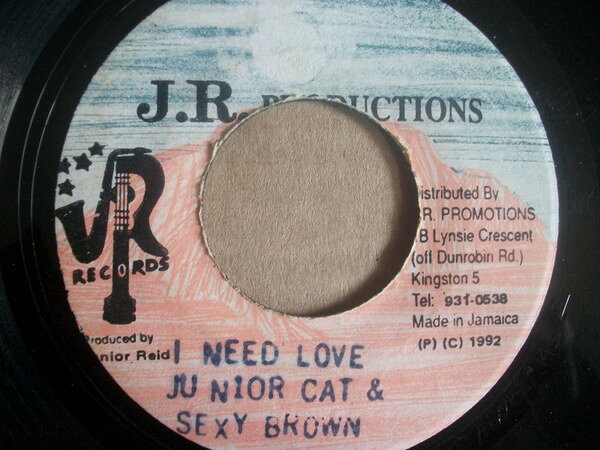 ・アーティスト Junior Cat , Sexy Brown ・タイトル I Need Love ・レーベル・型番 J.R. Productions NONE ・フォーマット 7インチレコード ・コンディション(盤) 良い (VG+) ・コンディション(ジャケット) ・コンディション(帯) オビなし ・特記事項 【レーベルにシール付着】【盤に薄い跡】【盤に短いヘアライン】 サンプル画像です。実際の商品の画像ではありません 商品写真はバーコード/カタログ番号に対応したサンプル画像ですので、お送りする商品の画像ではありません。帯やライナーなどの付属品は、特記事項に記載されている場合のみ含まれます。プロモやカラーレコードなどの仕様についても、該当する場合のみ特記事項に記載しています。 【ご購入前に必ずご確認ください】 ・本店サイト(www.recordcity.jp)とは価格、送料が違います ・本店サイト、その他支店のオーダーとは同梱発送できません ・注文確定後に別の注文を頂いた場合、注文同士の同梱は致しかねます。 ・別倉庫から発送しているため、店頭受け渡しは対応しておりません ・一部商品は他の通販サイトでも販売しているため、ご注文のタイミングによっては商品のご用意ができない場合がございます。 ・土日祝日はお休みです 金曜・祝前日9時以降のご連絡またはご入金は、返答または発送が週明け・祝日明けに順次対応となります。 ・ご購入後のキャンセル不可 ご購入後のキャンセルはいかなる理由においてもお受けできません。ご了承の上、ご購入くださいませ。 ・日本郵便(ゆうパック/ゆうメール)によるお届けになります。 ・中古品であることをご理解ください 当ストアでは中古商品を主に販売しております。中古品であることをご理解の上ご購入ください。また、一部商品はRecordCityオンラインストアで試聴可能です。 ・返品について お客様のご都合による返品は一切承っておりません。 表記の内容と実際の商品に相違がある場合、また針飛び等で返品・返金をご希望される場合は、商品の到着後1週間以内にご連絡ください。商品の返送をこちらで確認後、キャンセル・返金を行います。 コンディションVG以下の商品は返品できません。プレイに影響のない表面のこすれ傷、プレス起因のノイズ盤は返品の対象外です。 【コンディション表記】 ・ほぼ新品(M-)(Like New) 完全な新品。未使用。当店ではほぼ使用しません ・非常に良い(EX)(Excellent) 中古盤として美品な状態。わずかな経年を感じるものの傷みを感じさせない、当店基準で最高の状態 ・良い(VG+)(Very Good Plus) 丁寧に扱われた中古品で、軽い使用感がみられる。 ・可(VG)(Acceptable) 使い込まれた中古品で、「良い」よりもさらに使用感がみられる。 ・悪い(VG-)(Bad) 状態が悪いアイテム。使用の保障はなく、再生不可、針飛び、目立つノイズがあるかもしれない。状態によるクレーム不可。返品不可。 ・非常に悪い(G)(Very Bad) 「悪い」よりさらに状態が悪いアイテム。使用の保障はなく、再生不可、針飛び、目立つノイズがあるかもしれない。状態によるクレーム不可。返品不可。 ・ジャンク(Fair)(Junk/Fair) 割れている、反っている、水ダメージがある、カビ、ジャケットが分離している、ひどい書き込み、ひどい擦れなど最低の状態。使用の保障はなく、再生不可、針飛び、目立つノイズがあるかもしれない。状態によるクレーム不可。返品不可。 ・ジャンク(Poor)(Junk/Poor) 割れている、反っている、水ダメージがある、カビ、ジャケットが分離している、ひどい書き込み、ひどい擦れなど最低の状態。使用の保障はなく、再生不可、針飛び、目立つノイズがあるかもしれない。状態によるクレーム不可。返品不可。