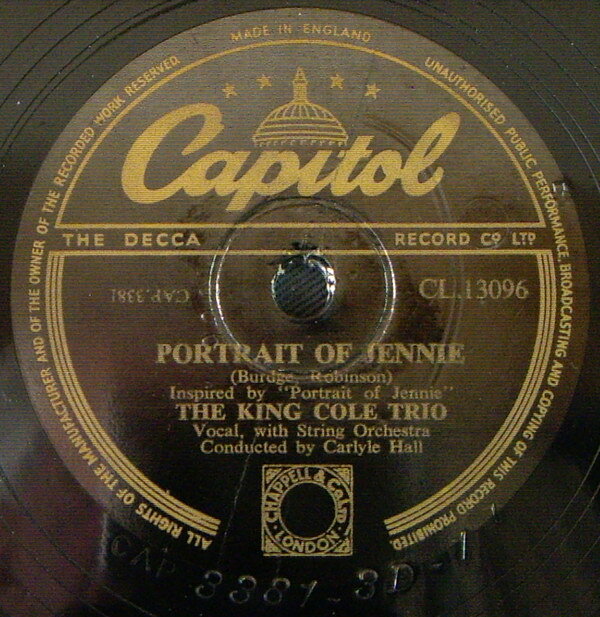 ・アーティスト King Cole Trio ・タイトル Portarait Of Jenny / Vom Vim Veedle ・レーベル・型番 CAPITOL RECORDS CL13096 ・フォーマット 78回転SP盤レコード ・コンディション(盤) 良い (VG+) ・コンディション(ジャケット) 良い (VG+) ・コンディション(帯) オビなし ・特記事項 【※再生コンディションによる返品不可】 サンプル画像です。実際の商品の画像ではありません 商品写真はバーコード/カタログ番号に対応したサンプル画像ですので、お送りする商品の画像ではありません。帯やライナーなどの付属品は、特記事項に記載されている場合のみ含まれます。プロモやカラーレコードなどの仕様についても、該当する場合のみ特記事項に記載しています。 【ご購入前に必ずご確認ください】 ・本店サイト(www.recordcity.jp)とは価格、送料が違います ・本店サイト、その他支店のオーダーとは同梱発送できません ・注文確定後に別の注文を頂いた場合、注文同士の同梱は致しかねます。 ・別倉庫から発送しているため、店頭受け渡しは対応しておりません ・一部商品は他の通販サイトでも販売しているため、ご注文のタイミングによっては商品のご用意ができない場合がございます。 ・土日祝日はお休みです 金曜・祝前日9時以降のご連絡またはご入金は、返答または発送が週明け・祝日明けに順次対応となります。 ・ご購入後のキャンセル不可 ご購入後のキャンセルはいかなる理由においてもお受けできません。ご了承の上、ご購入くださいませ。 ・日本郵便(ゆうパック/ゆうメール)によるお届けになります。 ・中古品であることをご理解ください 当ストアでは中古商品を主に販売しております。中古品であることをご理解の上ご購入ください。また、一部商品はRecordCityオンラインストアで試聴可能です。 ・返品について お客様のご都合による返品は一切承っておりません。 表記の内容と実際の商品に相違がある場合、また針飛び等で返品・返金をご希望される場合は、商品の到着後1週間以内にご連絡ください。商品の返送をこちらで確認後、キャンセル・返金を行います。 コンディションVG以下の商品は返品できません。プレイに影響のない表面のこすれ傷、プレス起因のノイズ盤は返品の対象外です。 【コンディション表記】 ・ほぼ新品(M-)(Like New) 完全な新品。未使用。当店ではほぼ使用しません ・非常に良い(EX)(Excellent) 中古盤として美品な状態。わずかな経年を感じるものの傷みを感じさせない、当店基準で最高の状態 ・良い(VG+)(Very Good Plus) 丁寧に扱われた中古品で、軽い使用感がみられる。 ・可(VG)(Acceptable) 使い込まれた中古品で、「良い」よりもさらに使用感がみられる。 ・悪い(VG-)(Bad) 状態が悪いアイテム。使用の保障はなく、再生不可、針飛び、目立つノイズがあるかもしれない。状態によるクレーム不可。返品不可。 ・非常に悪い(G)(Very Bad) 「悪い」よりさらに状態が悪いアイテム。使用の保障はなく、再生不可、針飛び、目立つノイズがあるかもしれない。状態によるクレーム不可。返品不可。 ・ジャンク(Fair)(Junk/Fair) 割れている、反っている、水ダメージがある、カビ、ジャケットが分離している、ひどい書き込み、ひどい擦れなど最低の状態。使用の保障はなく、再生不可、針飛び、目立つノイズがあるかもしれない。状態によるクレーム不可。返品不可。 ・ジャンク(Poor)(Junk/Poor) 割れている、反っている、水ダメージがある、カビ、ジャケットが分離している、ひどい書き込み、ひどい擦れなど最低の状態。使用の保障はなく、再生不可、針飛び、目立つノイズがあるかもしれない。状態によるクレーム不可。返品不可。