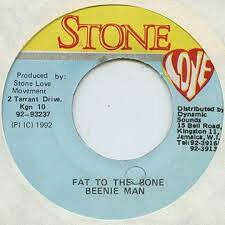 ・アーティスト Beenie Man ・タイトル Fat To The Bone ・レーベル・型番 Stone Love NONE ・フォーマット 7インチレコード ・コンディション(盤) 良い (VG+) ・コンディション(ジャケット) プレインカバー（元ジャケット／カバー無し） ・コンディション(帯) オビなし ・特記事項 サンプル画像です。実際の商品の画像ではありません 商品写真はバーコード/カタログ番号に対応したサンプル画像ですので、お送りする商品の画像ではありません。帯やライナーなどの付属品は、特記事項に記載されている場合のみ含まれます。プロモやカラーレコードなどの仕様についても、該当する場合のみ特記事項に記載しています。 【ご購入前に必ずご確認ください】 ・本店サイト(www.recordcity.jp)とは価格、送料が違います ・本店サイト、その他支店のオーダーとは同梱発送できません ・注文確定後に別の注文を頂いた場合、注文同士の同梱は致しかねます。 ・別倉庫から発送しているため、店頭受け渡しは対応しておりません ・一部商品は他の通販サイトでも販売しているため、ご注文のタイミングによっては商品のご用意ができない場合がございます。 ・土日祝日はお休みです 金曜・祝前日9時以降のご連絡またはご入金は、返答または発送が週明け・祝日明けに順次対応となります。 ・ご購入後のキャンセル不可 ご購入後のキャンセルはいかなる理由においてもお受けできません。ご了承の上、ご購入くださいませ。 ・日本郵便(ゆうパック/ゆうメール)によるお届けになります。 ・中古品であることをご理解ください 当ストアでは中古商品を主に販売しております。中古品であることをご理解の上ご購入ください。また、一部商品はRecordCityオンラインストアで試聴可能です。 ・返品について お客様のご都合による返品は一切承っておりません。 表記の内容と実際の商品に相違がある場合、また針飛び等で返品・返金をご希望される場合は、商品の到着後1週間以内にご連絡ください。商品の返送をこちらで確認後、キャンセル・返金を行います。 コンディションVG以下の商品は返品できません。プレイに影響のない表面のこすれ傷、プレス起因のノイズ盤は返品の対象外です。 【コンディション表記】 ・ほぼ新品(M-)(Like New) 完全な新品。未使用。当店ではほぼ使用しません ・非常に良い(EX)(Excellent) 中古盤として美品な状態。わずかな経年を感じるものの傷みを感じさせない、当店基準で最高の状態 ・良い(VG+)(Very Good Plus) 丁寧に扱われた中古品で、軽い使用感がみられる。 ・可(VG)(Acceptable) 使い込まれた中古品で、「良い」よりもさらに使用感がみられる。 ・悪い(VG-)(Bad) 状態が悪いアイテム。使用の保障はなく、再生不可、針飛び、目立つノイズがあるかもしれない。状態によるクレーム不可。返品不可。 ・非常に悪い(G)(Very Bad) 「悪い」よりさらに状態が悪いアイテム。使用の保障はなく、再生不可、針飛び、目立つノイズがあるかもしれない。状態によるクレーム不可。返品不可。 ・ジャンク(Fair)(Junk/Fair) 割れている、反っている、水ダメージがある、カビ、ジャケットが分離している、ひどい書き込み、ひどい擦れなど最低の状態。使用の保障はなく、再生不可、針飛び、目立つノイズがあるかもしれない。状態によるクレーム不可。返品不可。 ・ジャンク(Poor)(Junk/Poor) 割れている、反っている、水ダメージがある、カビ、ジャケットが分離している、ひどい書き込み、ひどい擦れなど最低の状態。使用の保障はなく、再生不可、針飛び、目立つノイズがあるかもしれない。状態によるクレーム不可。返品不可。