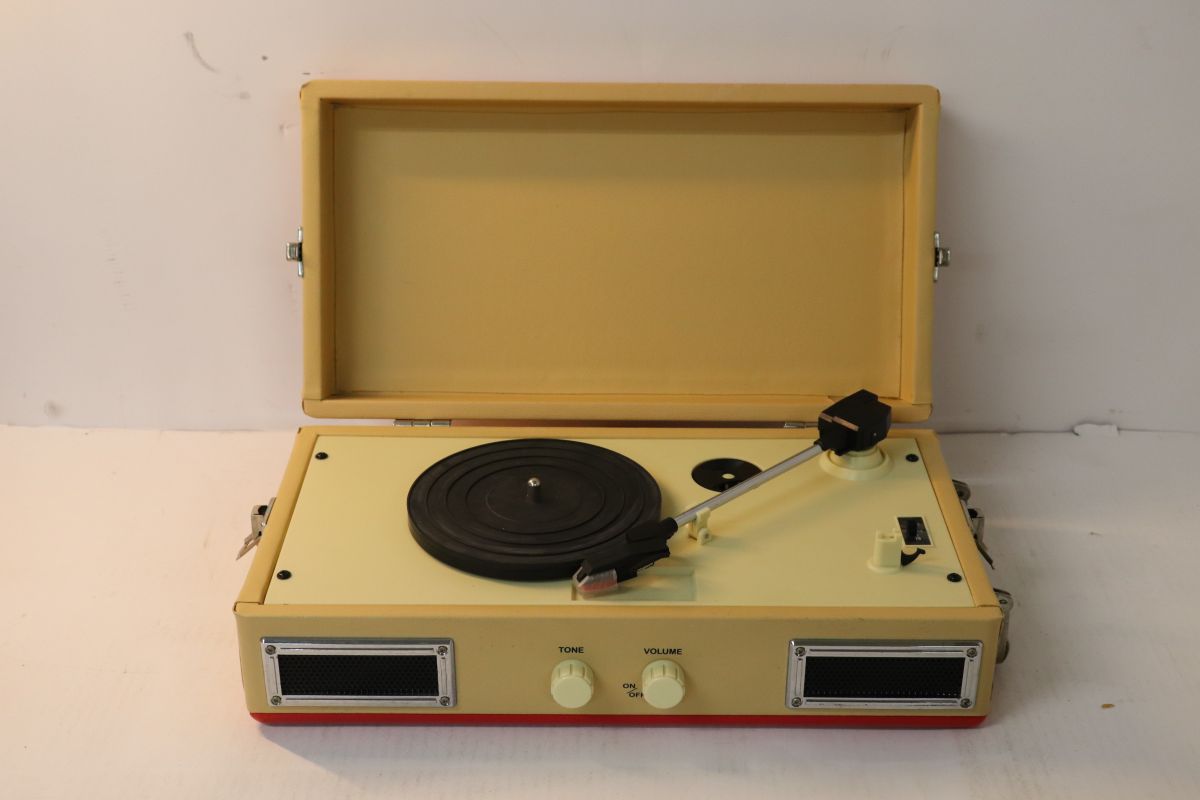 ・商品説明 Artoy アートイ 2721 Mini Portble Record Player ミニポータブルレコードプレイヤー 商品状態：B　標準的な中古品 ■センター、取り扱い説明書付き　■動作確認済み 参考重量：3200(g) ご購入前に必ずご確認ください ・ご購入者様都合によるご購入後のキャンセル・返品は、いかなる理由においてもお受けできません。 ・送料および代引き手数料はご購入者様のご負担となります。 ・決済期日までにご入金が確認できない場合は、「ご購入者様都合」にてキャンセルさせていただきます。 ・状況により、配送方法を変更させていただく場合がございます。 ・ご注文確定後の商品の追加や複数注文の同梱対応は、一切承っておりません。 ・土日・祝日は原則として発送業務を行っておりません。 ・商品説明は正確に記載するよう努めておりますが、中古品は予期せぬ傷や汚れ等がある場合がございます。ご理解のうえご購入ください。 4956009
