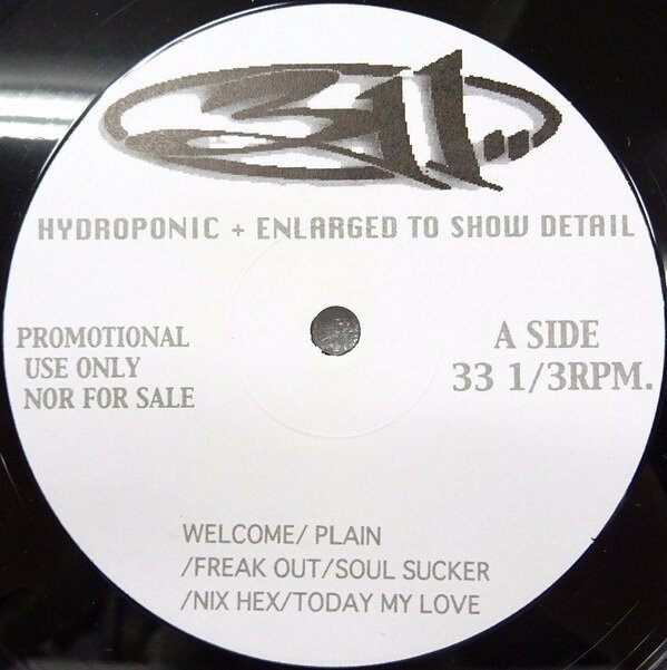 ・アーティスト 311 ・タイトル Hydroponic + Enlarged To Show Detail ・レーベル・型番 NOT ON LABEL NONE ・フォーマット LPレコード ・コンディション(盤) 可 (VG) ・コンディション(ジャケット) プレインカバー（元ジャケット／カバー無し） ・コンディション(帯) オビなし ・特記事項 【盤に目立った跡】 サンプル画像です。実際の商品の画像ではありません 商品写真はバーコード/カタログ番号に対応したサンプル画像ですので、お送りする商品の画像ではありません。帯やライナーなどの付属品は、特記事項に記載されている場合のみ含まれます。プロモやカラーレコードなどの仕様についても、該当する場合のみ特記事項に記載しています。 【ご購入前に必ずご確認ください】 ・本店サイト(www.recordcity.jp)とは価格、送料が違います ・本店サイト、その他支店のオーダーとは同梱発送できません ・注文確定後に別の注文を頂いた場合、注文同士の同梱は致しかねます。 ・別倉庫から発送しているため、店頭受け渡しは対応しておりません ・一部商品は他の通販サイトでも販売しているため、ご注文のタイミングによっては商品のご用意ができない場合がございます。 ・土日祝日はお休みです 金曜・祝前日9時以降のご連絡またはご入金は、返答または発送が週明け・祝日明けに順次対応となります。 ・ご購入後のキャンセル不可 ご購入後のキャンセルはいかなる理由においてもお受けできません。ご了承の上、ご購入くださいませ。 ・日本郵便(ゆうパック/ゆうメール)によるお届けになります。 ・中古品であることをご理解ください 当ストアでは中古商品を主に販売しております。中古品であることをご理解の上ご購入ください。また、一部商品はRecordCityオンラインストアで試聴可能です。 ・返品について お客様のご都合による返品は一切承っておりません。 表記の内容と実際の商品に相違がある場合、また針飛び等で返品・返金をご希望される場合は、商品の到着後1週間以内にご連絡ください。商品の返送をこちらで確認後、キャンセル・返金を行います。 コンディションVG以下の商品は返品できません。プレイに影響のない表面のこすれ傷、プレス起因のノイズ盤は返品の対象外です。 【コンディション表記】 ・ほぼ新品(M-)(Like New) 完全な新品。未使用。当店ではほぼ使用しません ・非常に良い(EX)(Excellent) 中古盤として美品な状態。わずかな経年を感じるものの傷みを感じさせない、当店基準で最高の状態 ・良い(VG+)(Very Good Plus) 丁寧に扱われた中古品で、軽い使用感がみられる。 ・可(VG)(Acceptable) 使い込まれた中古品で、「良い」よりもさらに使用感がみられる。 ・悪い(VG-)(Bad) 状態が悪いアイテム。使用の保障はなく、再生不可、針飛び、目立つノイズがあるかもしれない。状態によるクレーム不可。返品不可。 ・非常に悪い(G)(Very Bad) 「悪い」よりさらに状態が悪いアイテム。使用の保障はなく、再生不可、針飛び、目立つノイズがあるかもしれない。状態によるクレーム不可。返品不可。 ・ジャンク(Fair)(Junk/Fair) 割れている、反っている、水ダメージがある、カビ、ジャケットが分離している、ひどい書き込み、ひどい擦れなど最低の状態。使用の保障はなく、再生不可、針飛び、目立つノイズがあるかもしれない。状態によるクレーム不可。返品不可。 ・ジャンク(Poor)(Junk/Poor) 割れている、反っている、水ダメージがある、カビ、ジャケットが分離している、ひどい書き込み、ひどい擦れなど最低の状態。使用の保障はなく、再生不可、針飛び、目立つノイズがあるかもしれない。状態によるクレーム不可。返品不可。