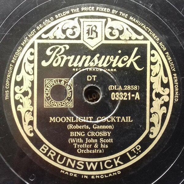 ・アーティスト Bing Crosby, John Scott Trotter & His Orchestra ・タイトル Moonlight Cocktail / I Don't Want To Walk Without ・レーベル・型番 BRUNSWICK 03321 ・フォーマット 78回転SP盤レコード ・コンディション(盤) 良い (VG+) ・コンディション(ジャケット) 可 (VG) ・コンディション(帯) オビなし ・特記事項 【※再生コンディションによる返品不可】 サンプル画像です。実際の商品の画像ではありません 商品写真はバーコード/カタログ番号に対応したサンプル画像ですので、お送りする商品の画像ではありません。帯やライナーなどの付属品は、特記事項に記載されている場合のみ含まれます。プロモやカラーレコードなどの仕様についても、該当する場合のみ特記事項に記載しています。 【ご購入前に必ずご確認ください】 ・本店サイト(www.recordcity.jp)とは価格、送料が違います ・本店サイト、その他支店のオーダーとは同梱発送できません ・注文確定後に別の注文を頂いた場合、注文同士の同梱は致しかねます。 ・別倉庫から発送しているため、店頭受け渡しは対応しておりません ・一部商品は他の通販サイトでも販売しているため、ご注文のタイミングによっては商品のご用意ができない場合がございます。 ・土日祝日はお休みです 金曜・祝前日9時以降のご連絡またはご入金は、返答または発送が週明け・祝日明けに順次対応となります。 ・ご購入後のキャンセル不可 ご購入後のキャンセルはいかなる理由においてもお受けできません。ご了承の上、ご購入くださいませ。 ・日本郵便(ゆうパック/ゆうメール)によるお届けになります。 ・中古品であることをご理解ください 当ストアでは中古商品を主に販売しております。中古品であることをご理解の上ご購入ください。また、一部商品はRecordCityオンラインストアで試聴可能です。 ・返品について お客様のご都合による返品は一切承っておりません。 表記の内容と実際の商品に相違がある場合、また針飛び等で返品・返金をご希望される場合は、商品の到着後1週間以内にご連絡ください。商品の返送をこちらで確認後、キャンセル・返金を行います。 コンディションVG以下の商品は返品できません。プレイに影響のない表面のこすれ傷、プレス起因のノイズ盤は返品の対象外です。 【コンディション表記】 ・ほぼ新品(M-)(Like New) 完全な新品。未使用。当店ではほぼ使用しません ・非常に良い(EX)(Excellent) 中古盤として美品な状態。わずかな経年を感じるものの傷みを感じさせない、当店基準で最高の状態 ・良い(VG+)(Very Good Plus) 丁寧に扱われた中古品で、軽い使用感がみられる。 ・可(VG)(Acceptable) 使い込まれた中古品で、「良い」よりもさらに使用感がみられる。 ・悪い(VG-)(Bad) 状態が悪いアイテム。使用の保障はなく、再生不可、針飛び、目立つノイズがあるかもしれない。状態によるクレーム不可。返品不可。 ・非常に悪い(G)(Very Bad) 「悪い」よりさらに状態が悪いアイテム。使用の保障はなく、再生不可、針飛び、目立つノイズがあるかもしれない。状態によるクレーム不可。返品不可。 ・ジャンク(Fair)(Junk/Fair) 割れている、反っている、水ダメージがある、カビ、ジャケットが分離している、ひどい書き込み、ひどい擦れなど最低の状態。使用の保障はなく、再生不可、針飛び、目立つノイズがあるかもしれない。状態によるクレーム不可。返品不可。 ・ジャンク(Poor)(Junk/Poor) 割れている、反っている、水ダメージがある、カビ、ジャケットが分離している、ひどい書き込み、ひどい擦れなど最低の状態。使用の保障はなく、再生不可、針飛び、目立つノイズがあるかもしれない。状態によるクレーム不可。返品不可。