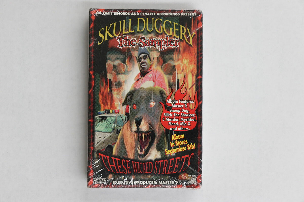 ・アーティスト Skull Duggery ・タイトル Sampler ・レーベル・型番 NO LIMIT RECORDS PEN0236 ・フォーマット カセットテープ ・コンディション(盤) ほぼ新品 (M-) ・コンディション(ジャケット) ほぼ新品 (M-) ・コンディション(帯) オビなし ・特記事項 【プロモ盤】 【未開封】 【Promotion Only】 実際に発送される商品の画像です 【ご購入前に必ずご確認ください】 ・本店サイト(www.recordcity.jp)とは価格、送料が違います ・本店サイト、その他支店のオーダーとは同梱発送できません ・注文確定後に別の注文を頂いた場合、注文同士の同梱は致しかねます。 ・別倉庫から発送しているため、店頭受け渡しは対応しておりません ・一部商品は他の通販サイトでも販売しているため、ご注文のタイミングによっては商品のご用意ができない場合がございます。 ・土日祝日はお休みです 金曜・祝前日9時以降のご連絡またはご入金は、返答または発送が週明け・祝日明けに順次対応となります。 ・ご購入後のキャンセル不可 ご購入後のキャンセルはいかなる理由においてもお受けできません。ご了承の上、ご購入くださいませ。 ・日本郵便(ゆうパック/ゆうメール)によるお届けになります。 ・中古品であることをご理解ください 当ストアでは中古商品を主に販売しております。中古品であることをご理解の上ご購入ください。また、一部商品はRecordCityオンラインストアで試聴可能です。 ・返品について お客様のご都合による返品は一切承っておりません。 表記の内容と実際の商品に相違がある場合、また針飛び等で返品・返金をご希望される場合は、商品の到着後1週間以内にご連絡ください。商品の返送をこちらで確認後、キャンセル・返金を行います。 コンディションVG以下の商品は返品できません。プレイに影響のない表面のこすれ傷、プレス起因のノイズ盤は返品の対象外です。 【コンディション表記】 ・ほぼ新品(M-)(Like New) 完全な新品。未使用。当店ではほぼ使用しません ・非常に良い(EX)(Excellent) 中古盤として美品な状態。わずかな経年を感じるものの傷みを感じさせない、当店基準で最高の状態 ・良い(VG+)(Very Good Plus) 丁寧に扱われた中古品で、軽い使用感がみられる。 ・可(VG)(Acceptable) 使い込まれた中古品で、「良い」よりもさらに使用感がみられる。 ・悪い(VG-)(Bad) 状態が悪いアイテム。使用の保障はなく、再生不可、針飛び、目立つノイズがあるかもしれない。状態によるクレーム不可。返品不可。 ・非常に悪い(G)(Very Bad) 「悪い」よりさらに状態が悪いアイテム。使用の保障はなく、再生不可、針飛び、目立つノイズがあるかもしれない。状態によるクレーム不可。返品不可。 ・ジャンク(Fair)(Junk/Fair) 割れている、反っている、水ダメージがある、カビ、ジャケットが分離している、ひどい書き込み、ひどい擦れなど最低の状態。使用の保障はなく、再生不可、針飛び、目立つノイズがあるかもしれない。状態によるクレーム不可。返品不可。 ・ジャンク(Poor)(Junk/Poor) 割れている、反っている、水ダメージがある、カビ、ジャケットが分離している、ひどい書き込み、ひどい擦れなど最低の状態。使用の保障はなく、再生不可、針飛び、目立つノイズがあるかもしれない。状態によるクレーム不可。返品不可。