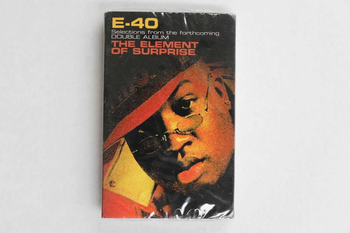 ・アーティスト E-40 ・タイトル Element Of Surprise (Selections From The Forthcoming Double Album) ・レーベル・型番 JIVE JSAM60 ・フォーマット カセットテープ ・コンディション(盤) ほぼ新品 (M-) ・コンディション(ジャケット) ほぼ新品 (M-) ・コンディション(帯) オビなし ・特記事項 【プロモ盤】 【未開封】 【Promotion Only】 実際に発送される商品の画像です 【ご購入前に必ずご確認ください】 ・本店サイト(www.recordcity.jp)とは価格、送料が違います ・本店サイト、その他支店のオーダーとは同梱発送できません ・注文確定後に別の注文を頂いた場合、注文同士の同梱は致しかねます。 ・別倉庫から発送しているため、店頭受け渡しは対応しておりません ・一部商品は他の通販サイトでも販売しているため、ご注文のタイミングによっては商品のご用意ができない場合がございます。 ・土日祝日はお休みです 金曜・祝前日9時以降のご連絡またはご入金は、返答または発送が週明け・祝日明けに順次対応となります。 ・ご購入後のキャンセル不可 ご購入後のキャンセルはいかなる理由においてもお受けできません。ご了承の上、ご購入くださいませ。 ・日本郵便(ゆうパック/ゆうメール)によるお届けになります。 ・中古品であることをご理解ください 当ストアでは中古商品を主に販売しております。中古品であることをご理解の上ご購入ください。また、一部商品はRecordCityオンラインストアで試聴可能です。 ・返品について お客様のご都合による返品は一切承っておりません。 表記の内容と実際の商品に相違がある場合、また針飛び等で返品・返金をご希望される場合は、商品の到着後1週間以内にご連絡ください。商品の返送をこちらで確認後、キャンセル・返金を行います。 コンディションVG以下の商品は返品できません。プレイに影響のない表面のこすれ傷、プレス起因のノイズ盤は返品の対象外です。 【コンディション表記】 ・ほぼ新品(M-)(Like New) 完全な新品。未使用。当店ではほぼ使用しません ・非常に良い(EX)(Excellent) 中古盤として美品な状態。わずかな経年を感じるものの傷みを感じさせない、当店基準で最高の状態 ・良い(VG+)(Very Good Plus) 丁寧に扱われた中古品で、軽い使用感がみられる。 ・可(VG)(Acceptable) 使い込まれた中古品で、「良い」よりもさらに使用感がみられる。 ・悪い(VG-)(Bad) 状態が悪いアイテム。使用の保障はなく、再生不可、針飛び、目立つノイズがあるかもしれない。状態によるクレーム不可。返品不可。 ・非常に悪い(G)(Very Bad) 「悪い」よりさらに状態が悪いアイテム。使用の保障はなく、再生不可、針飛び、目立つノイズがあるかもしれない。状態によるクレーム不可。返品不可。 ・ジャンク(Fair)(Junk/Fair) 割れている、反っている、水ダメージがある、カビ、ジャケットが分離している、ひどい書き込み、ひどい擦れなど最低の状態。使用の保障はなく、再生不可、針飛び、目立つノイズがあるかもしれない。状態によるクレーム不可。返品不可。 ・ジャンク(Poor)(Junk/Poor) 割れている、反っている、水ダメージがある、カビ、ジャケットが分離している、ひどい書き込み、ひどい擦れなど最低の状態。使用の保障はなく、再生不可、針飛び、目立つノイズがあるかもしれない。状態によるクレーム不可。返品不可。