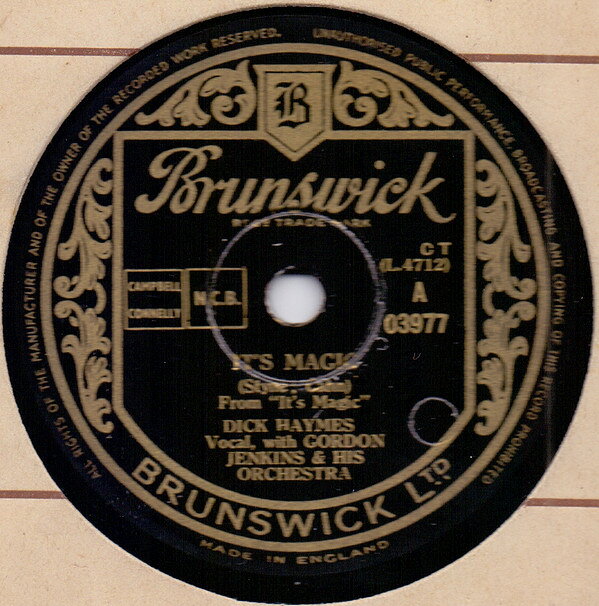 ・アーティスト Dick Haymes, Gordon Jenkins & His Orchestra ・タイトル Its Magic / It's You Or No One ・レーベル・型番 BRUNSWICK 03977 ・フォーマット 78回転SP盤レコード ・コンディション(盤) 良い (VG+) ・コンディション(ジャケット) 良い (VG+) ・コンディション(帯) オビなし ・特記事項 【※再生コンディションによる返品不可】 サンプル画像です。実際の商品の画像ではありません 商品写真はバーコード/カタログ番号に対応したサンプル画像ですので、お送りする商品の画像ではありません。帯やライナーなどの付属品は、特記事項に記載されている場合のみ含まれます。プロモやカラーレコードなどの仕様についても、該当する場合のみ特記事項に記載しています。 【ご購入前に必ずご確認ください】 ・本店サイト(www.recordcity.jp)とは価格、送料が違います ・本店サイト、その他支店のオーダーとは同梱発送できません ・注文確定後に別の注文を頂いた場合、注文同士の同梱は致しかねます。 ・別倉庫から発送しているため、店頭受け渡しは対応しておりません ・一部商品は他の通販サイトでも販売しているため、ご注文のタイミングによっては商品のご用意ができない場合がございます。 ・土日祝日はお休みです 金曜・祝前日9時以降のご連絡またはご入金は、返答または発送が週明け・祝日明けに順次対応となります。 ・ご購入後のキャンセル不可 ご購入後のキャンセルはいかなる理由においてもお受けできません。ご了承の上、ご購入くださいませ。 ・日本郵便(ゆうパック/ゆうメール)によるお届けになります。 ・中古品であることをご理解ください 当ストアでは中古商品を主に販売しております。中古品であることをご理解の上ご購入ください。また、一部商品はRecordCityオンラインストアで試聴可能です。 ・返品について お客様のご都合による返品は一切承っておりません。 表記の内容と実際の商品に相違がある場合、また針飛び等で返品・返金をご希望される場合は、商品の到着後1週間以内にご連絡ください。商品の返送をこちらで確認後、キャンセル・返金を行います。 コンディションVG以下の商品は返品できません。プレイに影響のない表面のこすれ傷、プレス起因のノイズ盤は返品の対象外です。 【コンディション表記】 ・ほぼ新品(M-)(Like New) 完全な新品。未使用。当店ではほぼ使用しません ・非常に良い(EX)(Excellent) 中古盤として美品な状態。わずかな経年を感じるものの傷みを感じさせない、当店基準で最高の状態 ・良い(VG+)(Very Good Plus) 丁寧に扱われた中古品で、軽い使用感がみられる。 ・可(VG)(Acceptable) 使い込まれた中古品で、「良い」よりもさらに使用感がみられる。 ・悪い(VG-)(Bad) 状態が悪いアイテム。使用の保障はなく、再生不可、針飛び、目立つノイズがあるかもしれない。状態によるクレーム不可。返品不可。 ・非常に悪い(G)(Very Bad) 「悪い」よりさらに状態が悪いアイテム。使用の保障はなく、再生不可、針飛び、目立つノイズがあるかもしれない。状態によるクレーム不可。返品不可。 ・ジャンク(Fair)(Junk/Fair) 割れている、反っている、水ダメージがある、カビ、ジャケットが分離している、ひどい書き込み、ひどい擦れなど最低の状態。使用の保障はなく、再生不可、針飛び、目立つノイズがあるかもしれない。状態によるクレーム不可。返品不可。 ・ジャンク(Poor)(Junk/Poor) 割れている、反っている、水ダメージがある、カビ、ジャケットが分離している、ひどい書き込み、ひどい擦れなど最低の状態。使用の保障はなく、再生不可、針飛び、目立つノイズがあるかもしれない。状態によるクレーム不可。返品不可。