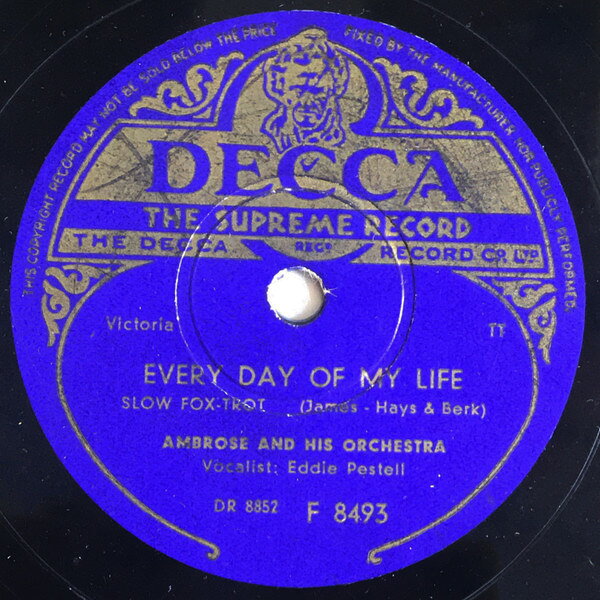 ・アーティスト Ambrose & His Orchestra ・タイトル Every Day Of My Life / Dance With A Dolly ・レーベル・型番 DECCA F8493 ・フォーマット 78回転SP盤レコード ・コンディション(盤) 良い (VG+) ・コンディション(ジャケット) 良い (VG+) ・コンディション(帯) オビなし ・特記事項 【※再生コンディションによる返品不可】【盤曇り】 サンプル画像です。実際の商品の画像ではありません 商品写真はバーコード/カタログ番号に対応したサンプル画像ですので、お送りする商品の画像ではありません。帯やライナーなどの付属品は、特記事項に記載されている場合のみ含まれます。プロモやカラーレコードなどの仕様についても、該当する場合のみ特記事項に記載しています。 【ご購入前に必ずご確認ください】 ・本店サイト(www.recordcity.jp)とは価格、送料が違います ・本店サイト、その他支店のオーダーとは同梱発送できません ・注文確定後に別の注文を頂いた場合、注文同士の同梱は致しかねます。 ・別倉庫から発送しているため、店頭受け渡しは対応しておりません ・一部商品は他の通販サイトでも販売しているため、ご注文のタイミングによっては商品のご用意ができない場合がございます。 ・土日祝日はお休みです 金曜・祝前日9時以降のご連絡またはご入金は、返答または発送が週明け・祝日明けに順次対応となります。 ・ご購入後のキャンセル不可 ご購入後のキャンセルはいかなる理由においてもお受けできません。ご了承の上、ご購入くださいませ。 ・日本郵便(ゆうパック/ゆうメール)によるお届けになります。 ・中古品であることをご理解ください 当ストアでは中古商品を主に販売しております。中古品であることをご理解の上ご購入ください。また、一部商品はRecordCityオンラインストアで試聴可能です。 ・返品について お客様のご都合による返品は一切承っておりません。 表記の内容と実際の商品に相違がある場合、また針飛び等で返品・返金をご希望される場合は、商品の到着後1週間以内にご連絡ください。商品の返送をこちらで確認後、キャンセル・返金を行います。 コンディションVG以下の商品は返品できません。プレイに影響のない表面のこすれ傷、プレス起因のノイズ盤は返品の対象外です。 【コンディション表記】 ・ほぼ新品(M-)(Like New) 完全な新品。未使用。当店ではほぼ使用しません ・非常に良い(EX)(Excellent) 中古盤として美品な状態。わずかな経年を感じるものの傷みを感じさせない、当店基準で最高の状態 ・良い(VG+)(Very Good Plus) 丁寧に扱われた中古品で、軽い使用感がみられる。 ・可(VG)(Acceptable) 使い込まれた中古品で、「良い」よりもさらに使用感がみられる。 ・悪い(VG-)(Bad) 状態が悪いアイテム。使用の保障はなく、再生不可、針飛び、目立つノイズがあるかもしれない。状態によるクレーム不可。返品不可。 ・非常に悪い(G)(Very Bad) 「悪い」よりさらに状態が悪いアイテム。使用の保障はなく、再生不可、針飛び、目立つノイズがあるかもしれない。状態によるクレーム不可。返品不可。 ・ジャンク(Fair)(Junk/Fair) 割れている、反っている、水ダメージがある、カビ、ジャケットが分離している、ひどい書き込み、ひどい擦れなど最低の状態。使用の保障はなく、再生不可、針飛び、目立つノイズがあるかもしれない。状態によるクレーム不可。返品不可。 ・ジャンク(Poor)(Junk/Poor) 割れている、反っている、水ダメージがある、カビ、ジャケットが分離している、ひどい書き込み、ひどい擦れなど最低の状態。使用の保障はなく、再生不可、針飛び、目立つノイズがあるかもしれない。状態によるクレーム不可。返品不可。