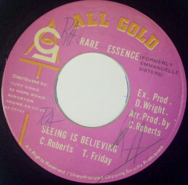 ・アーティスト Rare Essence (3) ・タイトル Seeing Is Believing ・レーベル・型番 All Gold NONE ・フォーマット 7インチレコード ・コンディション(盤) 良い (VG+) ・コンディション(ジャケット) ・コンディション(帯) オビなし ・特記事項 サンプル画像です。実際の商品の画像ではありません 商品写真はバーコード/カタログ番号に対応したサンプル画像ですので、お送りする商品の画像ではありません。帯やライナーなどの付属品は、特記事項に記載されている場合のみ含まれます。プロモやカラーレコードなどの仕様についても、該当する場合のみ特記事項に記載しています。 【ご購入前に必ずご確認ください】 ・本店サイト(www.recordcity.jp)とは価格、送料が違います ・本店サイト、その他支店のオーダーとは同梱発送できません ・注文確定後に別の注文を頂いた場合、注文同士の同梱は致しかねます。 ・別倉庫から発送しているため、店頭受け渡しは対応しておりません ・一部商品は他の通販サイトでも販売しているため、ご注文のタイミングによっては商品のご用意ができない場合がございます。 ・土日祝日はお休みです 金曜・祝前日9時以降のご連絡またはご入金は、返答または発送が週明け・祝日明けに順次対応となります。 ・ご購入後のキャンセル不可 ご購入後のキャンセルはいかなる理由においてもお受けできません。ご了承の上、ご購入くださいませ。 ・日本郵便(ゆうパック/ゆうメール)によるお届けになります。 ・中古品であることをご理解ください 当ストアでは中古商品を主に販売しております。中古品であることをご理解の上ご購入ください。また、一部商品はRecordCityオンラインストアで試聴可能です。 ・返品について お客様のご都合による返品は一切承っておりません。 表記の内容と実際の商品に相違がある場合、また針飛び等で返品・返金をご希望される場合は、商品の到着後1週間以内にご連絡ください。商品の返送をこちらで確認後、キャンセル・返金を行います。 コンディションVG以下の商品は返品できません。プレイに影響のない表面のこすれ傷、プレス起因のノイズ盤は返品の対象外です。 【コンディション表記】 ・ほぼ新品(M-)(Like New) 完全な新品。未使用。当店ではほぼ使用しません ・非常に良い(EX)(Excellent) 中古盤として美品な状態。わずかな経年を感じるものの傷みを感じさせない、当店基準で最高の状態 ・良い(VG+)(Very Good Plus) 丁寧に扱われた中古品で、軽い使用感がみられる。 ・可(VG)(Acceptable) 使い込まれた中古品で、「良い」よりもさらに使用感がみられる。 ・悪い(VG-)(Bad) 状態が悪いアイテム。使用の保障はなく、再生不可、針飛び、目立つノイズがあるかもしれない。状態によるクレーム不可。返品不可。 ・非常に悪い(G)(Very Bad) 「悪い」よりさらに状態が悪いアイテム。使用の保障はなく、再生不可、針飛び、目立つノイズがあるかもしれない。状態によるクレーム不可。返品不可。 ・ジャンク(Fair)(Junk/Fair) 割れている、反っている、水ダメージがある、カビ、ジャケットが分離している、ひどい書き込み、ひどい擦れなど最低の状態。使用の保障はなく、再生不可、針飛び、目立つノイズがあるかもしれない。状態によるクレーム不可。返品不可。 ・ジャンク(Poor)(Junk/Poor) 割れている、反っている、水ダメージがある、カビ、ジャケットが分離している、ひどい書き込み、ひどい擦れなど最低の状態。使用の保障はなく、再生不可、針飛び、目立つノイズがあるかもしれない。状態によるクレーム不可。返品不可。