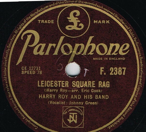 ・アーティスト Harry Roy & His Band ・タイトル Leicester Square Rag / Original Dixieland One Step ・レーベル・型番 PARLOPHONE F2387 ・フォーマット 78回転SP盤レコード ・コンディション(盤) 良い (VG+) ・コンディション(ジャケット) 可 (VG) ・コンディション(帯) オビなし ・特記事項 【※再生コンディションによる返品不可】 サンプル画像です。実際の商品の画像ではありません 商品写真はバーコード/カタログ番号に対応したサンプル画像ですので、お送りする商品の画像ではありません。帯やライナーなどの付属品は、特記事項に記載されている場合のみ含まれます。プロモやカラーレコードなどの仕様についても、該当する場合のみ特記事項に記載しています。 【ご購入前に必ずご確認ください】 ・本店サイト(www.recordcity.jp)とは価格、送料が違います ・本店サイト、その他支店のオーダーとは同梱発送できません ・注文確定後に別の注文を頂いた場合、注文同士の同梱は致しかねます。 ・別倉庫から発送しているため、店頭受け渡しは対応しておりません ・一部商品は他の通販サイトでも販売しているため、ご注文のタイミングによっては商品のご用意ができない場合がございます。 ・土日祝日はお休みです 金曜・祝前日9時以降のご連絡またはご入金は、返答または発送が週明け・祝日明けに順次対応となります。 ・ご購入後のキャンセル不可 ご購入後のキャンセルはいかなる理由においてもお受けできません。ご了承の上、ご購入くださいませ。 ・日本郵便(ゆうパック/ゆうメール)によるお届けになります。 ・中古品であることをご理解ください 当ストアでは中古商品を主に販売しております。中古品であることをご理解の上ご購入ください。また、一部商品はRecordCityオンラインストアで試聴可能です。 ・返品について お客様のご都合による返品は一切承っておりません。 表記の内容と実際の商品に相違がある場合、また針飛び等で返品・返金をご希望される場合は、商品の到着後1週間以内にご連絡ください。商品の返送をこちらで確認後、キャンセル・返金を行います。 コンディションVG以下の商品は返品できません。プレイに影響のない表面のこすれ傷、プレス起因のノイズ盤は返品の対象外です。 【コンディション表記】 ・ほぼ新品(M-)(Like New) 完全な新品。未使用。当店ではほぼ使用しません ・非常に良い(EX)(Excellent) 中古盤として美品な状態。わずかな経年を感じるものの傷みを感じさせない、当店基準で最高の状態 ・良い(VG+)(Very Good Plus) 丁寧に扱われた中古品で、軽い使用感がみられる。 ・可(VG)(Acceptable) 使い込まれた中古品で、「良い」よりもさらに使用感がみられる。 ・悪い(VG-)(Bad) 状態が悪いアイテム。使用の保障はなく、再生不可、針飛び、目立つノイズがあるかもしれない。状態によるクレーム不可。返品不可。 ・非常に悪い(G)(Very Bad) 「悪い」よりさらに状態が悪いアイテム。使用の保障はなく、再生不可、針飛び、目立つノイズがあるかもしれない。状態によるクレーム不可。返品不可。 ・ジャンク(Fair)(Junk/Fair) 割れている、反っている、水ダメージがある、カビ、ジャケットが分離している、ひどい書き込み、ひどい擦れなど最低の状態。使用の保障はなく、再生不可、針飛び、目立つノイズがあるかもしれない。状態によるクレーム不可。返品不可。 ・ジャンク(Poor)(Junk/Poor) 割れている、反っている、水ダメージがある、カビ、ジャケットが分離している、ひどい書き込み、ひどい擦れなど最低の状態。使用の保障はなく、再生不可、針飛び、目立つノイズがあるかもしれない。状態によるクレーム不可。返品不可。