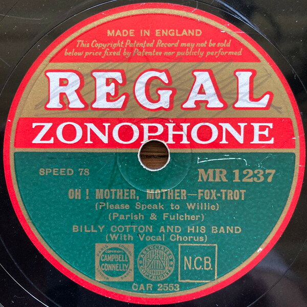 ・アーティスト Billy Cotton & His Band ・タイトル Oh Mother, Mother / Annie Doesnt Live Here Any More ・レーベル・型番 REGAL ZONOPHONE MR1237 ・フォーマット 78回転SP盤レコード ・コンディション(盤) 良い (VG+) ・コンディション(ジャケット) 可 (VG) ・コンディション(帯) オビなし ・特記事項 【※再生コンディションによる返品不可】【盤に薄い跡】【ハードなカバー抜け】 サンプル画像です。実際の商品の画像ではありません 商品写真はバーコード/カタログ番号に対応したサンプル画像ですので、お送りする商品の画像ではありません。帯やライナーなどの付属品は、特記事項に記載されている場合のみ含まれます。プロモやカラーレコードなどの仕様についても、該当する場合のみ特記事項に記載しています。 【ご購入前に必ずご確認ください】 ・本店サイト(www.recordcity.jp)とは価格、送料が違います ・本店サイト、その他支店のオーダーとは同梱発送できません ・注文確定後に別の注文を頂いた場合、注文同士の同梱は致しかねます。 ・別倉庫から発送しているため、店頭受け渡しは対応しておりません ・一部商品は他の通販サイトでも販売しているため、ご注文のタイミングによっては商品のご用意ができない場合がございます。 ・土日祝日はお休みです 金曜・祝前日9時以降のご連絡またはご入金は、返答または発送が週明け・祝日明けに順次対応となります。 ・ご購入後のキャンセル不可 ご購入後のキャンセルはいかなる理由においてもお受けできません。ご了承の上、ご購入くださいませ。 ・日本郵便(ゆうパック/ゆうメール)によるお届けになります。 ・中古品であることをご理解ください 当ストアでは中古商品を主に販売しております。中古品であることをご理解の上ご購入ください。また、一部商品はRecordCityオンラインストアで試聴可能です。 ・返品について お客様のご都合による返品は一切承っておりません。 表記の内容と実際の商品に相違がある場合、また針飛び等で返品・返金をご希望される場合は、商品の到着後1週間以内にご連絡ください。商品の返送をこちらで確認後、キャンセル・返金を行います。 コンディションVG以下の商品は返品できません。プレイに影響のない表面のこすれ傷、プレス起因のノイズ盤は返品の対象外です。 【コンディション表記】 ・ほぼ新品(M-)(Like New) 完全な新品。未使用。当店ではほぼ使用しません ・非常に良い(EX)(Excellent) 中古盤として美品な状態。わずかな経年を感じるものの傷みを感じさせない、当店基準で最高の状態 ・良い(VG+)(Very Good Plus) 丁寧に扱われた中古品で、軽い使用感がみられる。 ・可(VG)(Acceptable) 使い込まれた中古品で、「良い」よりもさらに使用感がみられる。 ・悪い(VG-)(Bad) 状態が悪いアイテム。使用の保障はなく、再生不可、針飛び、目立つノイズがあるかもしれない。状態によるクレーム不可。返品不可。 ・非常に悪い(G)(Very Bad) 「悪い」よりさらに状態が悪いアイテム。使用の保障はなく、再生不可、針飛び、目立つノイズがあるかもしれない。状態によるクレーム不可。返品不可。 ・ジャンク(Fair)(Junk/Fair) 割れている、反っている、水ダメージがある、カビ、ジャケットが分離している、ひどい書き込み、ひどい擦れなど最低の状態。使用の保障はなく、再生不可、針飛び、目立つノイズがあるかもしれない。状態によるクレーム不可。返品不可。 ・ジャンク(Poor)(Junk/Poor) 割れている、反っている、水ダメージがある、カビ、ジャケットが分離している、ひどい書き込み、ひどい擦れなど最低の状態。使用の保障はなく、再生不可、針飛び、目立つノイズがあるかもしれない。状態によるクレーム不可。返品不可。