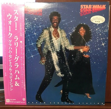 ・アーティスト Larry Graham, Graham Central Station ・タイトル Star Walk ・レーベル・型番 WARNER BROS P10654W ・フォーマット LPレコード ・コンディション(盤) 良い (VG+) ・コンディション(ジャケット) 良い (VG+) ・コンディション(帯) オビなし ・特記事項 【ライナー付き】 【盤に薄い跡】 サンプル画像です。実際の商品の画像ではありません 商品写真はバーコード/カタログ番号に対応したサンプル画像ですので、お送りする商品の画像ではありません。帯やライナーなどの付属品は、特記事項に記載されている場合のみ含まれます。プロモやカラーレコードなどの仕様についても、該当する場合のみ特記事項に記載しています。 【ご購入前に必ずご確認ください】 ・本店サイト(www.recordcity.jp)とは価格、送料が違います ・本店サイト、その他支店のオーダーとは同梱発送できません ・注文確定後に別の注文を頂いた場合、注文同士の同梱は致しかねます。 ・別倉庫から発送しているため、店頭受け渡しは対応しておりません ・一部商品は他の通販サイトでも販売しているため、ご注文のタイミングによっては商品のご用意ができない場合がございます。 ・土日祝日はお休みです 金曜・祝前日9時以降のご連絡またはご入金は、返答または発送が週明け・祝日明けに順次対応となります。 ・ご購入後のキャンセル不可 ご購入後のキャンセルはいかなる理由においてもお受けできません。ご了承の上、ご購入くださいませ。 ・日本郵便(ゆうパック/ゆうメール)によるお届けになります。 ・中古品であることをご理解ください 当ストアでは中古商品を主に販売しております。中古品であることをご理解の上ご購入ください。また、一部商品はRecordCityオンラインストアで試聴可能です。 ・返品について お客様のご都合による返品は一切承っておりません。 表記の内容と実際の商品に相違がある場合、また針飛び等で返品・返金をご希望される場合は、商品の到着後1週間以内にご連絡ください。商品の返送をこちらで確認後、キャンセル・返金を行います。 コンディションVG以下の商品は返品できません。プレイに影響のない表面のこすれ傷、プレス起因のノイズ盤は返品の対象外です。 【コンディション表記】 ・ほぼ新品(M-)(Like New) 完全な新品。未使用。当店ではほぼ使用しません ・非常に良い(EX)(Excellent) 中古盤として美品な状態。わずかな経年を感じるものの傷みを感じさせない、当店基準で最高の状態 ・良い(VG+)(Very Good Plus) 丁寧に扱われた中古品で、軽い使用感がみられる。 ・可(VG)(Acceptable) 使い込まれた中古品で、「良い」よりもさらに使用感がみられる。 ・悪い(VG-)(Bad) 状態が悪いアイテム。使用の保障はなく、再生不可、針飛び、目立つノイズがあるかもしれない。状態によるクレーム不可。返品不可。 ・非常に悪い(G)(Very Bad) 「悪い」よりさらに状態が悪いアイテム。使用の保障はなく、再生不可、針飛び、目立つノイズがあるかもしれない。状態によるクレーム不可。返品不可。 ・ジャンク(Fair)(Junk/Fair) 割れている、反っている、水ダメージがある、カビ、ジャケットが分離している、ひどい書き込み、ひどい擦れなど最低の状態。使用の保障はなく、再生不可、針飛び、目立つノイズがあるかもしれない。状態によるクレーム不可。返品不可。 ・ジャンク(Poor)(Junk/Poor) 割れている、反っている、水ダメージがある、カビ、ジャケットが分離している、ひどい書き込み、ひどい擦れなど最低の状態。使用の保障はなく、再生不可、針飛び、目立つノイズがあるかもしれない。状態によるクレーム不可。返品不可。