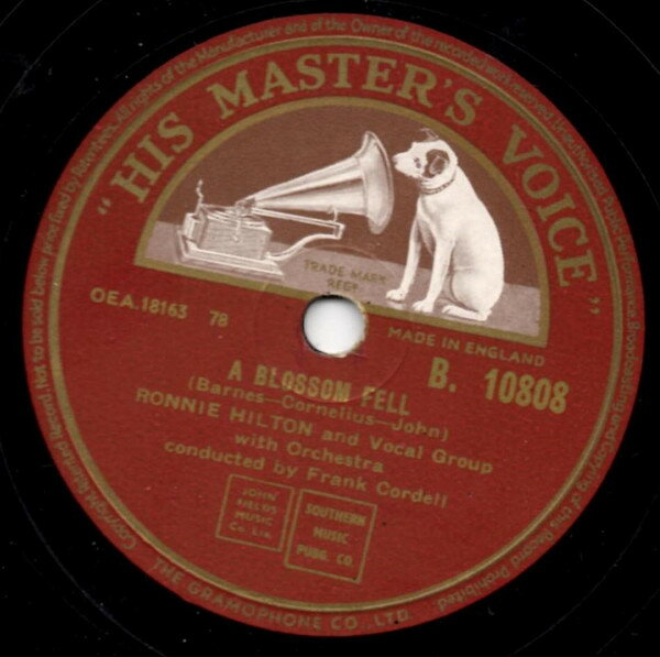 ・アーティスト Ronnie Hilton ・タイトル A Blossom Fell / Prize Of Gold ・レーベル・型番 HIS MASTERS VOICE B10808 ・フォーマット 78回転SP盤レコード ・コンディション(盤) 良い (VG+) ・コンディション(ジャケット) 可 (VG) ・コンディション(帯) オビなし ・特記事項 【※再生コンディションによる返品不可】 サンプル画像です。実際の商品の画像ではありません 商品写真はバーコード/カタログ番号に対応したサンプル画像ですので、お送りする商品の画像ではありません。帯やライナーなどの付属品は、特記事項に記載されている場合のみ含まれます。プロモやカラーレコードなどの仕様についても、該当する場合のみ特記事項に記載しています。 【ご購入前に必ずご確認ください】 ・本店サイト(www.recordcity.jp)とは価格、送料が違います ・本店サイト、その他支店のオーダーとは同梱発送できません ・注文確定後に別の注文を頂いた場合、注文同士の同梱は致しかねます。 ・別倉庫から発送しているため、店頭受け渡しは対応しておりません ・一部商品は他の通販サイトでも販売しているため、ご注文のタイミングによっては商品のご用意ができない場合がございます。 ・土日祝日はお休みです 金曜・祝前日9時以降のご連絡またはご入金は、返答または発送が週明け・祝日明けに順次対応となります。 ・ご購入後のキャンセル不可 ご購入後のキャンセルはいかなる理由においてもお受けできません。ご了承の上、ご購入くださいませ。 ・日本郵便(ゆうパック/ゆうメール)によるお届けになります。 ・中古品であることをご理解ください 当ストアでは中古商品を主に販売しております。中古品であることをご理解の上ご購入ください。また、一部商品はRecordCityオンラインストアで試聴可能です。 ・返品について お客様のご都合による返品は一切承っておりません。 表記の内容と実際の商品に相違がある場合、また針飛び等で返品・返金をご希望される場合は、商品の到着後1週間以内にご連絡ください。商品の返送をこちらで確認後、キャンセル・返金を行います。 コンディションVG以下の商品は返品できません。プレイに影響のない表面のこすれ傷、プレス起因のノイズ盤は返品の対象外です。 【コンディション表記】 ・ほぼ新品(M-)(Like New) 完全な新品。未使用。当店ではほぼ使用しません ・非常に良い(EX)(Excellent) 中古盤として美品な状態。わずかな経年を感じるものの傷みを感じさせない、当店基準で最高の状態 ・良い(VG+)(Very Good Plus) 丁寧に扱われた中古品で、軽い使用感がみられる。 ・可(VG)(Acceptable) 使い込まれた中古品で、「良い」よりもさらに使用感がみられる。 ・悪い(VG-)(Bad) 状態が悪いアイテム。使用の保障はなく、再生不可、針飛び、目立つノイズがあるかもしれない。状態によるクレーム不可。返品不可。 ・非常に悪い(G)(Very Bad) 「悪い」よりさらに状態が悪いアイテム。使用の保障はなく、再生不可、針飛び、目立つノイズがあるかもしれない。状態によるクレーム不可。返品不可。 ・ジャンク(Fair)(Junk/Fair) 割れている、反っている、水ダメージがある、カビ、ジャケットが分離している、ひどい書き込み、ひどい擦れなど最低の状態。使用の保障はなく、再生不可、針飛び、目立つノイズがあるかもしれない。状態によるクレーム不可。返品不可。 ・ジャンク(Poor)(Junk/Poor) 割れている、反っている、水ダメージがある、カビ、ジャケットが分離している、ひどい書き込み、ひどい擦れなど最低の状態。使用の保障はなく、再生不可、針飛び、目立つノイズがあるかもしれない。状態によるクレーム不可。返品不可。