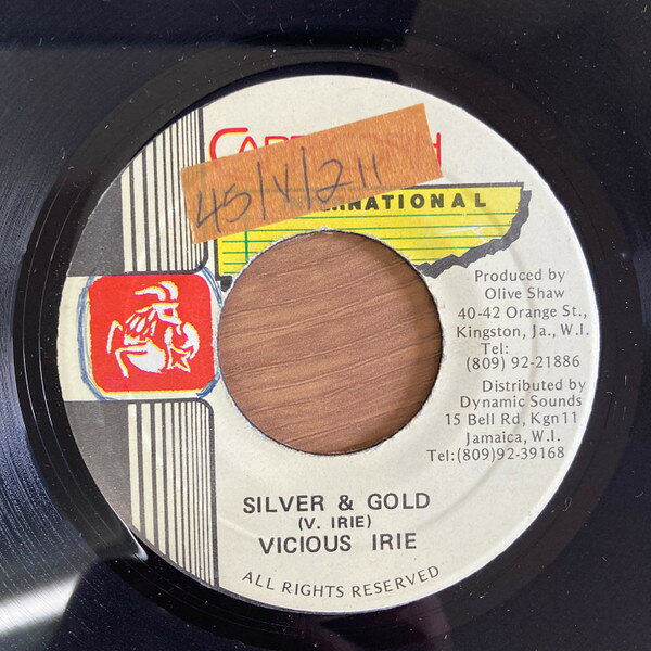 ・アーティスト Vicious Irie ・タイトル Silver & Gold ・レーベル・型番 Capricorn International NONE ・フォーマット 7インチレコード ・コンディション(盤) 良い (VG+) ・コンディション(ジャケット) ・コンディション(帯) オビなし ・特記事項 【レーベルにシール付着】 サンプル画像です。実際の商品の画像ではありません 商品写真はバーコード/カタログ番号に対応したサンプル画像ですので、お送りする商品の画像ではありません。帯やライナーなどの付属品は、特記事項に記載されている場合のみ含まれます。プロモやカラーレコードなどの仕様についても、該当する場合のみ特記事項に記載しています。 【ご購入前に必ずご確認ください】 ・本店サイト(www.recordcity.jp)とは価格、送料が違います ・本店サイト、その他支店のオーダーとは同梱発送できません ・注文確定後に別の注文を頂いた場合、注文同士の同梱は致しかねます。 ・別倉庫から発送しているため、店頭受け渡しは対応しておりません ・一部商品は他の通販サイトでも販売しているため、ご注文のタイミングによっては商品のご用意ができない場合がございます。 ・土日祝日はお休みです 金曜・祝前日9時以降のご連絡またはご入金は、返答または発送が週明け・祝日明けに順次対応となります。 ・ご購入後のキャンセル不可 ご購入後のキャンセルはいかなる理由においてもお受けできません。ご了承の上、ご購入くださいませ。 ・日本郵便(ゆうパック/ゆうメール)によるお届けになります。 ・中古品であることをご理解ください 当ストアでは中古商品を主に販売しております。中古品であることをご理解の上ご購入ください。また、一部商品はRecordCityオンラインストアで試聴可能です。 ・返品について お客様のご都合による返品は一切承っておりません。 表記の内容と実際の商品に相違がある場合、また針飛び等で返品・返金をご希望される場合は、商品の到着後1週間以内にご連絡ください。商品の返送をこちらで確認後、キャンセル・返金を行います。 コンディションVG以下の商品は返品できません。プレイに影響のない表面のこすれ傷、プレス起因のノイズ盤は返品の対象外です。 【コンディション表記】 ・ほぼ新品(M-)(Like New) 完全な新品。未使用。当店ではほぼ使用しません ・非常に良い(EX)(Excellent) 中古盤として美品な状態。わずかな経年を感じるものの傷みを感じさせない、当店基準で最高の状態 ・良い(VG+)(Very Good Plus) 丁寧に扱われた中古品で、軽い使用感がみられる。 ・可(VG)(Acceptable) 使い込まれた中古品で、「良い」よりもさらに使用感がみられる。 ・悪い(VG-)(Bad) 状態が悪いアイテム。使用の保障はなく、再生不可、針飛び、目立つノイズがあるかもしれない。状態によるクレーム不可。返品不可。 ・非常に悪い(G)(Very Bad) 「悪い」よりさらに状態が悪いアイテム。使用の保障はなく、再生不可、針飛び、目立つノイズがあるかもしれない。状態によるクレーム不可。返品不可。 ・ジャンク(Fair)(Junk/Fair) 割れている、反っている、水ダメージがある、カビ、ジャケットが分離している、ひどい書き込み、ひどい擦れなど最低の状態。使用の保障はなく、再生不可、針飛び、目立つノイズがあるかもしれない。状態によるクレーム不可。返品不可。 ・ジャンク(Poor)(Junk/Poor) 割れている、反っている、水ダメージがある、カビ、ジャケットが分離している、ひどい書き込み、ひどい擦れなど最低の状態。使用の保障はなく、再生不可、針飛び、目立つノイズがあるかもしれない。状態によるクレーム不可。返品不可。