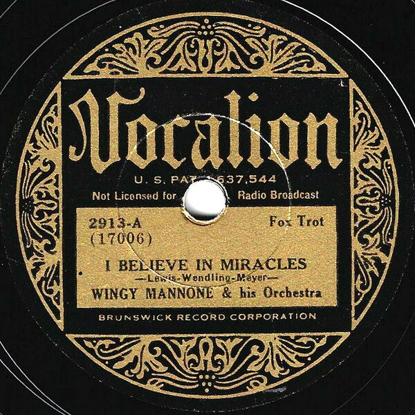 ・アーティスト Wingy Mannone & His Orchestra ・タイトル I Believe In Miracles / The Isle Of Capri ・レーベル・型番 VOCALION 2913 ・フォーマット 78回転SP盤レコード ・コンディション(盤) 良い (VG+) ・コンディション(ジャケット) 可 (VG) ・コンディション(帯) オビなし ・特記事項 【※再生コンディションによる返品不可】【盤に目立ったキズ】【盤にヘアライン】 サンプル画像です。実際の商品の画像ではありません 商品写真はバーコード/カタログ番号に対応したサンプル画像ですので、お送りする商品の画像ではありません。帯やライナーなどの付属品は、特記事項に記載されている場合のみ含まれます。プロモやカラーレコードなどの仕様についても、該当する場合のみ特記事項に記載しています。 【ご購入前に必ずご確認ください】 ・本店サイト(www.recordcity.jp)とは価格、送料が違います ・本店サイト、その他支店のオーダーとは同梱発送できません ・注文確定後に別の注文を頂いた場合、注文同士の同梱は致しかねます。 ・別倉庫から発送しているため、店頭受け渡しは対応しておりません ・一部商品は他の通販サイトでも販売しているため、ご注文のタイミングによっては商品のご用意ができない場合がございます。 ・土日祝日はお休みです 金曜・祝前日9時以降のご連絡またはご入金は、返答または発送が週明け・祝日明けに順次対応となります。 ・ご購入後のキャンセル不可 ご購入後のキャンセルはいかなる理由においてもお受けできません。ご了承の上、ご購入くださいませ。 ・日本郵便(ゆうパック/ゆうメール)によるお届けになります。 ・中古品であることをご理解ください 当ストアでは中古商品を主に販売しております。中古品であることをご理解の上ご購入ください。また、一部商品はRecordCityオンラインストアで試聴可能です。 ・返品について お客様のご都合による返品は一切承っておりません。 表記の内容と実際の商品に相違がある場合、また針飛び等で返品・返金をご希望される場合は、商品の到着後1週間以内にご連絡ください。商品の返送をこちらで確認後、キャンセル・返金を行います。 コンディションVG以下の商品は返品できません。プレイに影響のない表面のこすれ傷、プレス起因のノイズ盤は返品の対象外です。 【コンディション表記】 ・ほぼ新品(M-)(Like New) 完全な新品。未使用。当店ではほぼ使用しません ・非常に良い(EX)(Excellent) 中古盤として美品な状態。わずかな経年を感じるものの傷みを感じさせない、当店基準で最高の状態 ・良い(VG+)(Very Good Plus) 丁寧に扱われた中古品で、軽い使用感がみられる。 ・可(VG)(Acceptable) 使い込まれた中古品で、「良い」よりもさらに使用感がみられる。 ・悪い(VG-)(Bad) 状態が悪いアイテム。使用の保障はなく、再生不可、針飛び、目立つノイズがあるかもしれない。状態によるクレーム不可。返品不可。 ・非常に悪い(G)(Very Bad) 「悪い」よりさらに状態が悪いアイテム。使用の保障はなく、再生不可、針飛び、目立つノイズがあるかもしれない。状態によるクレーム不可。返品不可。 ・ジャンク(Fair)(Junk/Fair) 割れている、反っている、水ダメージがある、カビ、ジャケットが分離している、ひどい書き込み、ひどい擦れなど最低の状態。使用の保障はなく、再生不可、針飛び、目立つノイズがあるかもしれない。状態によるクレーム不可。返品不可。 ・ジャンク(Poor)(Junk/Poor) 割れている、反っている、水ダメージがある、カビ、ジャケットが分離している、ひどい書き込み、ひどい擦れなど最低の状態。使用の保障はなく、再生不可、針飛び、目立つノイズがあるかもしれない。状態によるクレーム不可。返品不可。