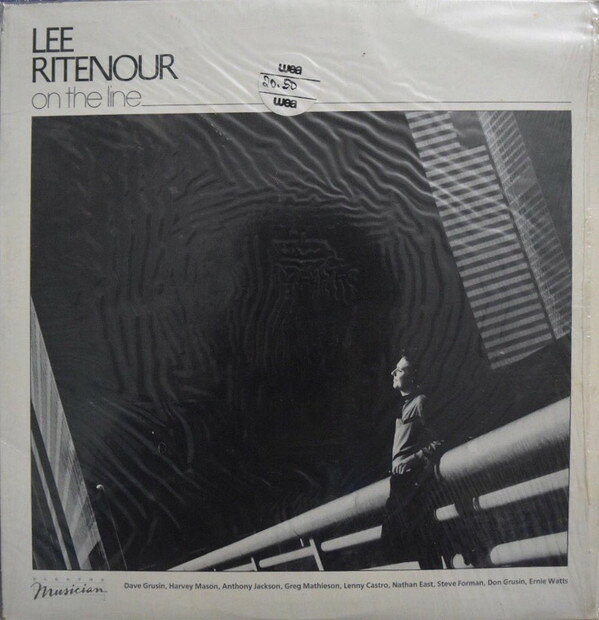 ・アーティスト Lee Ritenour ・タイトル On The Line ・レーベル・型番 Elektra Musician 9603101 ・フォーマット LPレコード ・コンディション(盤) 良い (VG+) ・コンディション(ジャケット) 良い (VG+) ・コンディション(帯) オビなし ・特記事項 サンプル画像です。実際の商品の画像ではありません 商品写真はバーコード/カタログ番号に対応したサンプル画像ですので、お送りする商品の画像ではありません。帯やライナーなどの付属品は、特記事項に記載されている場合のみ含まれます。プロモやカラーレコードなどの仕様についても、該当する場合のみ特記事項に記載しています。 【ご購入前に必ずご確認ください】 ・本店サイト(www.recordcity.jp)とは価格、送料が違います ・本店サイト、その他支店のオーダーとは同梱発送できません ・注文確定後に別の注文を頂いた場合、注文同士の同梱は致しかねます。 ・別倉庫から発送しているため、店頭受け渡しは対応しておりません ・一部商品は他の通販サイトでも販売しているため、ご注文のタイミングによっては商品のご用意ができない場合がございます。 ・土日祝日はお休みです 金曜・祝前日9時以降のご連絡またはご入金は、返答または発送が週明け・祝日明けに順次対応となります。 ・ご購入後のキャンセル不可 ご購入後のキャンセルはいかなる理由においてもお受けできません。ご了承の上、ご購入くださいませ。 ・日本郵便(ゆうパック/ゆうメール)によるお届けになります。 ・中古品であることをご理解ください 当ストアでは中古商品を主に販売しております。中古品であることをご理解の上ご購入ください。また、一部商品はRecordCityオンラインストアで試聴可能です。 ・返品について お客様のご都合による返品は一切承っておりません。 表記の内容と実際の商品に相違がある場合、また針飛び等で返品・返金をご希望される場合は、商品の到着後1週間以内にご連絡ください。商品の返送をこちらで確認後、キャンセル・返金を行います。 コンディションVG以下の商品は返品できません。プレイに影響のない表面のこすれ傷、プレス起因のノイズ盤は返品の対象外です。 【コンディション表記】 ・ほぼ新品(M-)(Like New) 完全な新品。未使用。当店ではほぼ使用しません ・非常に良い(EX)(Excellent) 中古盤として美品な状態。わずかな経年を感じるものの傷みを感じさせない、当店基準で最高の状態 ・良い(VG+)(Very Good Plus) 丁寧に扱われた中古品で、軽い使用感がみられる。 ・可(VG)(Acceptable) 使い込まれた中古品で、「良い」よりもさらに使用感がみられる。 ・悪い(VG-)(Bad) 状態が悪いアイテム。使用の保障はなく、再生不可、針飛び、目立つノイズがあるかもしれない。状態によるクレーム不可。返品不可。 ・非常に悪い(G)(Very Bad) 「悪い」よりさらに状態が悪いアイテム。使用の保障はなく、再生不可、針飛び、目立つノイズがあるかもしれない。状態によるクレーム不可。返品不可。 ・ジャンク(Fair)(Junk/Fair) 割れている、反っている、水ダメージがある、カビ、ジャケットが分離している、ひどい書き込み、ひどい擦れなど最低の状態。使用の保障はなく、再生不可、針飛び、目立つノイズがあるかもしれない。状態によるクレーム不可。返品不可。 ・ジャンク(Poor)(Junk/Poor) 割れている、反っている、水ダメージがある、カビ、ジャケットが分離している、ひどい書き込み、ひどい擦れなど最低の状態。使用の保障はなく、再生不可、針飛び、目立つノイズがあるかもしれない。状態によるクレーム不可。返品不可。