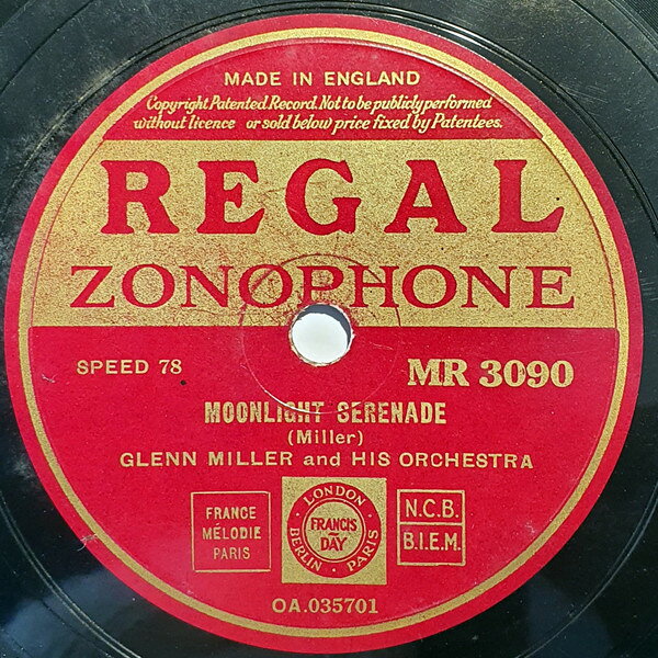 ・アーティスト Glenn Miller & His Orchestra ・タイトル Moonlight Serenade / Sunrise Serenada ・レーベル・型番 REGAL ZONOPHONE MR3090 ・フォーマット 78回転SP盤レコード ・コンディション(盤) 良い (VG+) ・コンディション(ジャケット) 可 (VG) ・コンディション(帯) オビなし ・特記事項 【※再生コンディションによる返品不可】 サンプル画像です。実際の商品の画像ではありません 商品写真はバーコード/カタログ番号に対応したサンプル画像ですので、お送りする商品の画像ではありません。帯やライナーなどの付属品は、特記事項に記載されている場合のみ含まれます。プロモやカラーレコードなどの仕様についても、該当する場合のみ特記事項に記載しています。 【ご購入前に必ずご確認ください】 ・本店サイト(www.recordcity.jp)とは価格、送料が違います ・本店サイト、その他支店のオーダーとは同梱発送できません ・注文確定後に別の注文を頂いた場合、注文同士の同梱は致しかねます。 ・別倉庫から発送しているため、店頭受け渡しは対応しておりません ・一部商品は他の通販サイトでも販売しているため、ご注文のタイミングによっては商品のご用意ができない場合がございます。 ・土日祝日はお休みです 金曜・祝前日9時以降のご連絡またはご入金は、返答または発送が週明け・祝日明けに順次対応となります。 ・ご購入後のキャンセル不可 ご購入後のキャンセルはいかなる理由においてもお受けできません。ご了承の上、ご購入くださいませ。 ・日本郵便(ゆうパック/ゆうメール)によるお届けになります。 ・中古品であることをご理解ください 当ストアでは中古商品を主に販売しております。中古品であることをご理解の上ご購入ください。また、一部商品はRecordCityオンラインストアで試聴可能です。 ・返品について お客様のご都合による返品は一切承っておりません。 表記の内容と実際の商品に相違がある場合、また針飛び等で返品・返金をご希望される場合は、商品の到着後1週間以内にご連絡ください。商品の返送をこちらで確認後、キャンセル・返金を行います。 コンディションVG以下の商品は返品できません。プレイに影響のない表面のこすれ傷、プレス起因のノイズ盤は返品の対象外です。 【コンディション表記】 ・ほぼ新品(M-)(Like New) 完全な新品。未使用。当店ではほぼ使用しません ・非常に良い(EX)(Excellent) 中古盤として美品な状態。わずかな経年を感じるものの傷みを感じさせない、当店基準で最高の状態 ・良い(VG+)(Very Good Plus) 丁寧に扱われた中古品で、軽い使用感がみられる。 ・可(VG)(Acceptable) 使い込まれた中古品で、「良い」よりもさらに使用感がみられる。 ・悪い(VG-)(Bad) 状態が悪いアイテム。使用の保障はなく、再生不可、針飛び、目立つノイズがあるかもしれない。状態によるクレーム不可。返品不可。 ・非常に悪い(G)(Very Bad) 「悪い」よりさらに状態が悪いアイテム。使用の保障はなく、再生不可、針飛び、目立つノイズがあるかもしれない。状態によるクレーム不可。返品不可。 ・ジャンク(Fair)(Junk/Fair) 割れている、反っている、水ダメージがある、カビ、ジャケットが分離している、ひどい書き込み、ひどい擦れなど最低の状態。使用の保障はなく、再生不可、針飛び、目立つノイズがあるかもしれない。状態によるクレーム不可。返品不可。 ・ジャンク(Poor)(Junk/Poor) 割れている、反っている、水ダメージがある、カビ、ジャケットが分離している、ひどい書き込み、ひどい擦れなど最低の状態。使用の保障はなく、再生不可、針飛び、目立つノイズがあるかもしれない。状態によるクレーム不可。返品不可。