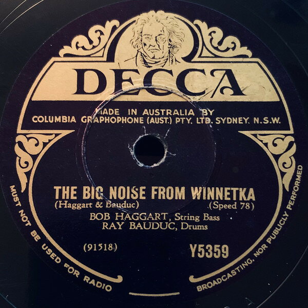 ・アーティスト Bob Haggart, Ray Bauduc, Bob Crosby & His Orchestra ・タイトル The Big Noise From Winnetka / Honky Tonk Train ・レーベル・型番 DECCA Y5359 ・フォーマット 78回転SP盤レコード ・コンディション(盤) 良い (VG+) ・コンディション(ジャケット) 可 (VG) ・コンディション(帯) オビなし ・特記事項 【※再生コンディションによる返品不可】 サンプル画像です。実際の商品の画像ではありません 商品写真はバーコード/カタログ番号に対応したサンプル画像ですので、お送りする商品の画像ではありません。帯やライナーなどの付属品は、特記事項に記載されている場合のみ含まれます。プロモやカラーレコードなどの仕様についても、該当する場合のみ特記事項に記載しています。 【ご購入前に必ずご確認ください】 ・本店サイト(www.recordcity.jp)とは価格、送料が違います ・本店サイト、その他支店のオーダーとは同梱発送できません ・注文確定後に別の注文を頂いた場合、注文同士の同梱は致しかねます。 ・別倉庫から発送しているため、店頭受け渡しは対応しておりません ・一部商品は他の通販サイトでも販売しているため、ご注文のタイミングによっては商品のご用意ができない場合がございます。 ・土日祝日はお休みです 金曜・祝前日9時以降のご連絡またはご入金は、返答または発送が週明け・祝日明けに順次対応となります。 ・ご購入後のキャンセル不可 ご購入後のキャンセルはいかなる理由においてもお受けできません。ご了承の上、ご購入くださいませ。 ・日本郵便(ゆうパック/ゆうメール)によるお届けになります。 ・中古品であることをご理解ください 当ストアでは中古商品を主に販売しております。中古品であることをご理解の上ご購入ください。また、一部商品はRecordCityオンラインストアで試聴可能です。 ・返品について お客様のご都合による返品は一切承っておりません。 表記の内容と実際の商品に相違がある場合、また針飛び等で返品・返金をご希望される場合は、商品の到着後1週間以内にご連絡ください。商品の返送をこちらで確認後、キャンセル・返金を行います。 コンディションVG以下の商品は返品できません。プレイに影響のない表面のこすれ傷、プレス起因のノイズ盤は返品の対象外です。 【コンディション表記】 ・ほぼ新品(M-)(Like New) 完全な新品。未使用。当店ではほぼ使用しません ・非常に良い(EX)(Excellent) 中古盤として美品な状態。わずかな経年を感じるものの傷みを感じさせない、当店基準で最高の状態 ・良い(VG+)(Very Good Plus) 丁寧に扱われた中古品で、軽い使用感がみられる。 ・可(VG)(Acceptable) 使い込まれた中古品で、「良い」よりもさらに使用感がみられる。 ・悪い(VG-)(Bad) 状態が悪いアイテム。使用の保障はなく、再生不可、針飛び、目立つノイズがあるかもしれない。状態によるクレーム不可。返品不可。 ・非常に悪い(G)(Very Bad) 「悪い」よりさらに状態が悪いアイテム。使用の保障はなく、再生不可、針飛び、目立つノイズがあるかもしれない。状態によるクレーム不可。返品不可。 ・ジャンク(Fair)(Junk/Fair) 割れている、反っている、水ダメージがある、カビ、ジャケットが分離している、ひどい書き込み、ひどい擦れなど最低の状態。使用の保障はなく、再生不可、針飛び、目立つノイズがあるかもしれない。状態によるクレーム不可。返品不可。 ・ジャンク(Poor)(Junk/Poor) 割れている、反っている、水ダメージがある、カビ、ジャケットが分離している、ひどい書き込み、ひどい擦れなど最低の状態。使用の保障はなく、再生不可、針飛び、目立つノイズがあるかもしれない。状態によるクレーム不可。返品不可。