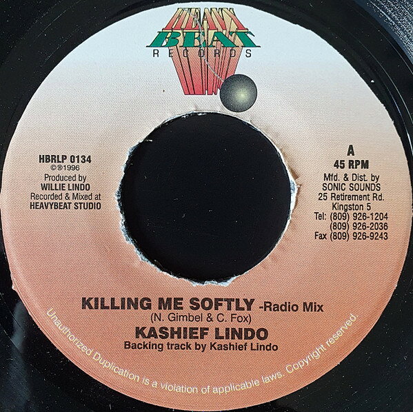 ・アーティスト Kashief Lindo ・タイトル Killing Me Softly ・レーベル・型番 Heavy Beat Records NONE ・フォーマット 7インチレコード ・コンディション(盤) 良い (VG+) ・コンディション(ジャケット) ・コンディション(帯) オビなし ・特記事項 サンプル画像です。実際の商品の画像ではありません 商品写真はバーコード/カタログ番号に対応したサンプル画像ですので、お送りする商品の画像ではありません。帯やライナーなどの付属品は、特記事項に記載されている場合のみ含まれます。プロモやカラーレコードなどの仕様についても、該当する場合のみ特記事項に記載しています。 【ご購入前に必ずご確認ください】 ・本店サイト(www.recordcity.jp)とは価格、送料が違います ・本店サイト、その他支店のオーダーとは同梱発送できません ・注文確定後に別の注文を頂いた場合、注文同士の同梱は致しかねます。 ・別倉庫から発送しているため、店頭受け渡しは対応しておりません ・一部商品は他の通販サイトでも販売しているため、ご注文のタイミングによっては商品のご用意ができない場合がございます。 ・土日祝日はお休みです 金曜・祝前日9時以降のご連絡またはご入金は、返答または発送が週明け・祝日明けに順次対応となります。 ・ご購入後のキャンセル不可 ご購入後のキャンセルはいかなる理由においてもお受けできません。ご了承の上、ご購入くださいませ。 ・日本郵便(ゆうパック/ゆうメール)によるお届けになります。 ・中古品であることをご理解ください 当ストアでは中古商品を主に販売しております。中古品であることをご理解の上ご購入ください。また、一部商品はRecordCityオンラインストアで試聴可能です。 ・返品について お客様のご都合による返品は一切承っておりません。 表記の内容と実際の商品に相違がある場合、また針飛び等で返品・返金をご希望される場合は、商品の到着後1週間以内にご連絡ください。商品の返送をこちらで確認後、キャンセル・返金を行います。 コンディションVG以下の商品は返品できません。プレイに影響のない表面のこすれ傷、プレス起因のノイズ盤は返品の対象外です。 【コンディション表記】 ・ほぼ新品(M-)(Like New) 完全な新品。未使用。当店ではほぼ使用しません ・非常に良い(EX)(Excellent) 中古盤として美品な状態。わずかな経年を感じるものの傷みを感じさせない、当店基準で最高の状態 ・良い(VG+)(Very Good Plus) 丁寧に扱われた中古品で、軽い使用感がみられる。 ・可(VG)(Acceptable) 使い込まれた中古品で、「良い」よりもさらに使用感がみられる。 ・悪い(VG-)(Bad) 状態が悪いアイテム。使用の保障はなく、再生不可、針飛び、目立つノイズがあるかもしれない。状態によるクレーム不可。返品不可。 ・非常に悪い(G)(Very Bad) 「悪い」よりさらに状態が悪いアイテム。使用の保障はなく、再生不可、針飛び、目立つノイズがあるかもしれない。状態によるクレーム不可。返品不可。 ・ジャンク(Fair)(Junk/Fair) 割れている、反っている、水ダメージがある、カビ、ジャケットが分離している、ひどい書き込み、ひどい擦れなど最低の状態。使用の保障はなく、再生不可、針飛び、目立つノイズがあるかもしれない。状態によるクレーム不可。返品不可。 ・ジャンク(Poor)(Junk/Poor) 割れている、反っている、水ダメージがある、カビ、ジャケットが分離している、ひどい書き込み、ひどい擦れなど最低の状態。使用の保障はなく、再生不可、針飛び、目立つノイズがあるかもしれない。状態によるクレーム不可。返品不可。