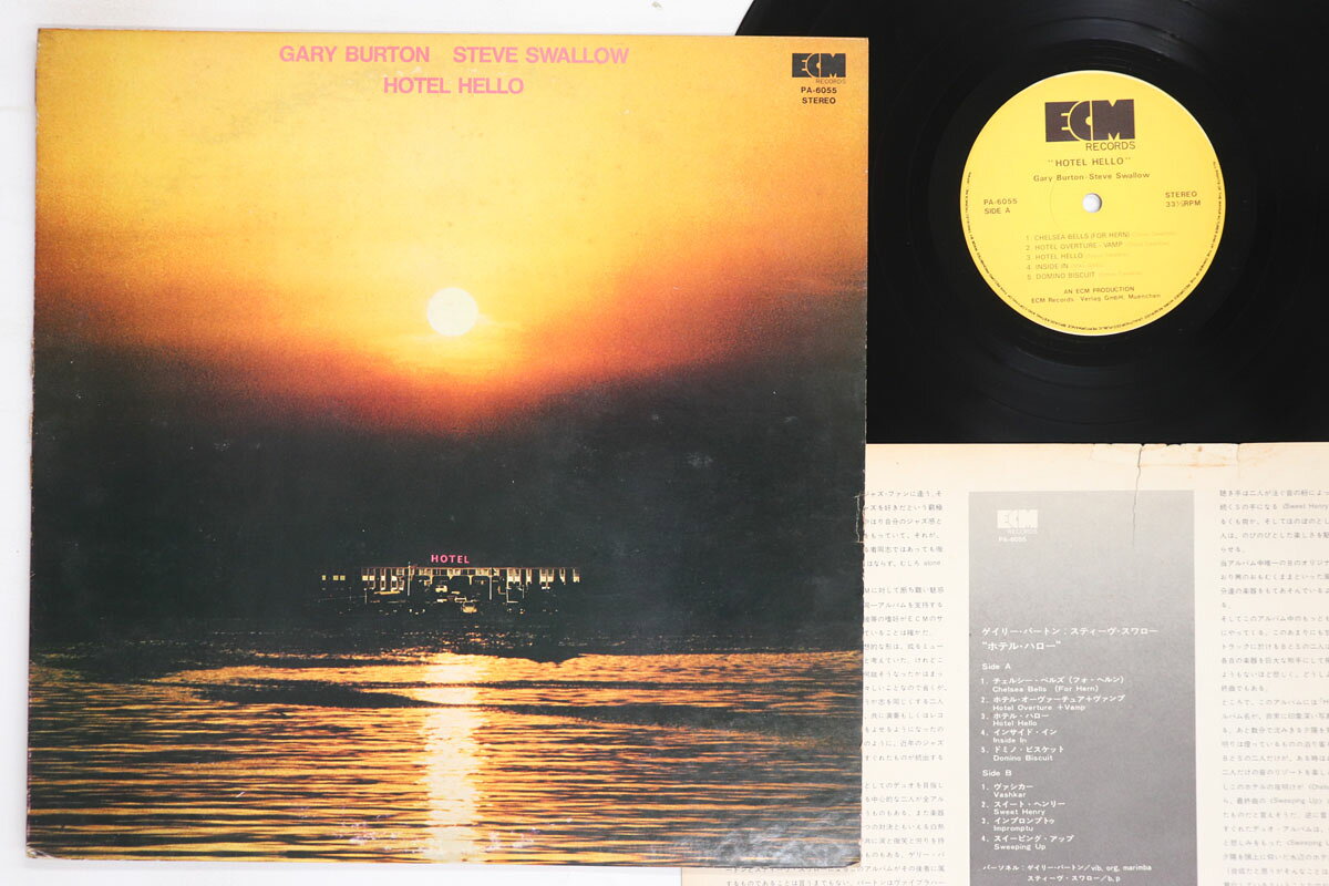 ・アーティスト Gary Burton, Steve Swallow ・タイトル Hotel Hello ・レーベル・型番 ECM PA605556 ・フォーマット LPレコード ・コンディション(盤) 良い (VG+) ・コンディション(ジャケット) 可 (VG) ・コンディション(帯) オビなし ・特記事項 【ライナー付き】 【カバーに目立つ染み】【カバー背面抜け】【ライナー破れ】 実際に発送される商品の画像です 【ご購入前に必ずご確認ください】 ・本店サイト(www.recordcity.jp)とは価格、送料が違います ・本店サイト、その他支店のオーダーとは同梱発送できません ・注文確定後に別の注文を頂いた場合、注文同士の同梱は致しかねます。 ・別倉庫から発送しているため、店頭受け渡しは対応しておりません ・一部商品は他の通販サイトでも販売しているため、ご注文のタイミングによっては商品のご用意ができない場合がございます。 ・土日祝日はお休みです 金曜・祝前日9時以降のご連絡またはご入金は、返答または発送が週明け・祝日明けに順次対応となります。 ・ご購入後のキャンセル不可 ご購入後のキャンセルはいかなる理由においてもお受けできません。ご了承の上、ご購入くださいませ。 ・日本郵便(ゆうパック/ゆうメール)によるお届けになります。 ・中古品であることをご理解ください 当ストアでは中古商品を主に販売しております。中古品であることをご理解の上ご購入ください。また、一部商品はRecordCityオンラインストアで試聴可能です。 ・返品について お客様のご都合による返品は一切承っておりません。 表記の内容と実際の商品に相違がある場合、また針飛び等で返品・返金をご希望される場合は、商品の到着後1週間以内にご連絡ください。商品の返送をこちらで確認後、キャンセル・返金を行います。 コンディションVG以下の商品は返品できません。プレイに影響のない表面のこすれ傷、プレス起因のノイズ盤は返品の対象外です。 【コンディション表記】 ・ほぼ新品(M-)(Like New) 完全な新品。未使用。当店ではほぼ使用しません ・非常に良い(EX)(Excellent) 中古盤として美品な状態。わずかな経年を感じるものの傷みを感じさせない、当店基準で最高の状態 ・良い(VG+)(Very Good Plus) 丁寧に扱われた中古品で、軽い使用感がみられる。 ・可(VG)(Acceptable) 使い込まれた中古品で、「良い」よりもさらに使用感がみられる。 ・悪い(VG-)(Bad) 状態が悪いアイテム。使用の保障はなく、再生不可、針飛び、目立つノイズがあるかもしれない。状態によるクレーム不可。返品不可。 ・非常に悪い(G)(Very Bad) 「悪い」よりさらに状態が悪いアイテム。使用の保障はなく、再生不可、針飛び、目立つノイズがあるかもしれない。状態によるクレーム不可。返品不可。 ・ジャンク(Fair)(Junk/Fair) 割れている、反っている、水ダメージがある、カビ、ジャケットが分離している、ひどい書き込み、ひどい擦れなど最低の状態。使用の保障はなく、再生不可、針飛び、目立つノイズがあるかもしれない。状態によるクレーム不可。返品不可。 ・ジャンク(Poor)(Junk/Poor) 割れている、反っている、水ダメージがある、カビ、ジャケットが分離している、ひどい書き込み、ひどい擦れなど最低の状態。使用の保障はなく、再生不可、針飛び、目立つノイズがあるかもしれない。状態によるクレーム不可。返品不可。