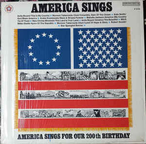 ・アーティスト Various ・タイトル America Sings For Our 200th Birthday ・レーベル・型番 Columbia Special Products P12706 ・フォーマット LPレコード ・コンディション(盤) 非常に良い(EX) ・コンディション(ジャケット) 良い (VG+) ・コンディション(帯) オビなし ・特記事項 【ライナー付き】 【カバー変色】【カバーにシール付着】 サンプル画像です。実際の商品の画像ではありません 商品写真はバーコード/カタログ番号に対応したサンプル画像ですので、お送りする商品の画像ではありません。帯やライナーなどの付属品は、特記事項に記載されている場合のみ含まれます。プロモやカラーレコードなどの仕様についても、該当する場合のみ特記事項に記載しています。 【ご購入前に必ずご確認ください】 ・本店サイト(www.recordcity.jp)とは価格、送料が違います ・本店サイト、その他支店のオーダーとは同梱発送できません ・注文確定後に別の注文を頂いた場合、注文同士の同梱は致しかねます。 ・別倉庫から発送しているため、店頭受け渡しは対応しておりません ・一部商品は他の通販サイトでも販売しているため、ご注文のタイミングによっては商品のご用意ができない場合がございます。 ・土日祝日はお休みです 金曜・祝前日9時以降のご連絡またはご入金は、返答または発送が週明け・祝日明けに順次対応となります。 ・ご購入後のキャンセル不可 ご購入後のキャンセルはいかなる理由においてもお受けできません。ご了承の上、ご購入くださいませ。 ・日本郵便(ゆうパック/ゆうメール)によるお届けになります。 ・中古品であることをご理解ください 当ストアでは中古商品を主に販売しております。中古品であることをご理解の上ご購入ください。また、一部商品はRecordCityオンラインストアで試聴可能です。 ・返品について お客様のご都合による返品は一切承っておりません。 表記の内容と実際の商品に相違がある場合、また針飛び等で返品・返金をご希望される場合は、商品の到着後1週間以内にご連絡ください。商品の返送をこちらで確認後、キャンセル・返金を行います。 コンディションVG以下の商品は返品できません。プレイに影響のない表面のこすれ傷、プレス起因のノイズ盤は返品の対象外です。 【コンディション表記】 ・ほぼ新品(M-)(Like New) 完全な新品。未使用。当店ではほぼ使用しません ・非常に良い(EX)(Excellent) 中古盤として美品な状態。わずかな経年を感じるものの傷みを感じさせない、当店基準で最高の状態 ・良い(VG+)(Very Good Plus) 丁寧に扱われた中古品で、軽い使用感がみられる。 ・可(VG)(Acceptable) 使い込まれた中古品で、「良い」よりもさらに使用感がみられる。 ・悪い(VG-)(Bad) 状態が悪いアイテム。使用の保障はなく、再生不可、針飛び、目立つノイズがあるかもしれない。状態によるクレーム不可。返品不可。 ・非常に悪い(G)(Very Bad) 「悪い」よりさらに状態が悪いアイテム。使用の保障はなく、再生不可、針飛び、目立つノイズがあるかもしれない。状態によるクレーム不可。返品不可。 ・ジャンク(Fair)(Junk/Fair) 割れている、反っている、水ダメージがある、カビ、ジャケットが分離している、ひどい書き込み、ひどい擦れなど最低の状態。使用の保障はなく、再生不可、針飛び、目立つノイズがあるかもしれない。状態によるクレーム不可。返品不可。 ・ジャンク(Poor)(Junk/Poor) 割れている、反っている、水ダメージがある、カビ、ジャケットが分離している、ひどい書き込み、ひどい擦れなど最低の状態。使用の保障はなく、再生不可、針飛び、目立つノイズがあるかもしれない。状態によるクレーム不可。返品不可。