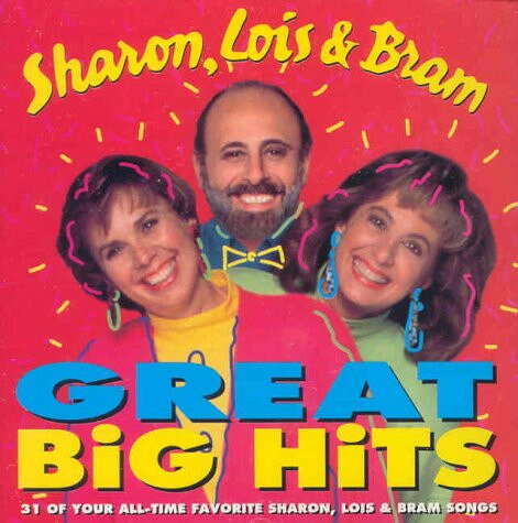 ・アーティスト Sharon, Lois & Bram ・タイトル Great Big Hits ・レーベル・型番 Casablanca Kids Inc. CASCD42100 ・フォーマット CD ・コンディション(盤) 良い (VG+) ・コンディション(ジャケット) ・コンディション(帯) オビなし ・特記事項 【ケース擦れ】 サンプル画像です。実際の商品の画像ではありません 商品写真はバーコード/カタログ番号に対応したサンプル画像ですので、お送りする商品の画像ではありません。帯やライナーなどの付属品は、特記事項に記載されている場合のみ含まれます。プロモやカラーレコードなどの仕様についても、該当する場合のみ特記事項に記載しています。 【ご購入前に必ずご確認ください】 ・本店サイト(www.recordcity.jp)とは価格、送料が違います ・本店サイト、その他支店のオーダーとは同梱発送できません ・注文確定後に別の注文を頂いた場合、注文同士の同梱は致しかねます。 ・別倉庫から発送しているため、店頭受け渡しは対応しておりません ・一部商品は他の通販サイトでも販売しているため、ご注文のタイミングによっては商品のご用意ができない場合がございます。 ・土日祝日はお休みです 金曜・祝前日9時以降のご連絡またはご入金は、返答または発送が週明け・祝日明けに順次対応となります。 ・ご購入後のキャンセル不可 ご購入後のキャンセルはいかなる理由においてもお受けできません。ご了承の上、ご購入くださいませ。 ・日本郵便(ゆうパック/ゆうメール)によるお届けになります。 ・中古品であることをご理解ください 当ストアでは中古商品を主に販売しております。中古品であることをご理解の上ご購入ください。また、一部商品はRecordCityオンラインストアで試聴可能です。 ・返品について お客様のご都合による返品は一切承っておりません。 表記の内容と実際の商品に相違がある場合、また針飛び等で返品・返金をご希望される場合は、商品の到着後1週間以内にご連絡ください。商品の返送をこちらで確認後、キャンセル・返金を行います。 コンディションVG以下の商品は返品できません。プレイに影響のない表面のこすれ傷、プレス起因のノイズ盤は返品の対象外です。 【コンディション表記】 ・ほぼ新品(M-)(Like New) 完全な新品。未使用。当店ではほぼ使用しません ・非常に良い(EX)(Excellent) 中古盤として美品な状態。わずかな経年を感じるものの傷みを感じさせない、当店基準で最高の状態 ・良い(VG+)(Very Good Plus) 丁寧に扱われた中古品で、軽い使用感がみられる。 ・可(VG)(Acceptable) 使い込まれた中古品で、「良い」よりもさらに使用感がみられる。 ・悪い(VG-)(Bad) 状態が悪いアイテム。使用の保障はなく、再生不可、針飛び、目立つノイズがあるかもしれない。状態によるクレーム不可。返品不可。 ・非常に悪い(G)(Very Bad) 「悪い」よりさらに状態が悪いアイテム。使用の保障はなく、再生不可、針飛び、目立つノイズがあるかもしれない。状態によるクレーム不可。返品不可。 ・ジャンク(Fair)(Junk/Fair) 割れている、反っている、水ダメージがある、カビ、ジャケットが分離している、ひどい書き込み、ひどい擦れなど最低の状態。使用の保障はなく、再生不可、針飛び、目立つノイズがあるかもしれない。状態によるクレーム不可。返品不可。 ・ジャンク(Poor)(Junk/Poor) 割れている、反っている、水ダメージがある、カビ、ジャケットが分離している、ひどい書き込み、ひどい擦れなど最低の状態。使用の保障はなく、再生不可、針飛び、目立つノイズがあるかもしれない。状態によるクレーム不可。返品不可。