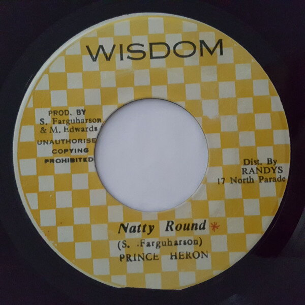 ・アーティスト Prince Heron ・タイトル Natty Round ・レーベル・型番 Wisdom NONE ・フォーマット 7インチレコード ・コンディション(盤) 良い (VG+) ・コンディション(ジャケット) ・コンディション(帯) オビなし ・特記事項 【レーベルに書き込み】 サンプル画像です。実際の商品の画像ではありません 商品写真はバーコード/カタログ番号に対応したサンプル画像ですので、お送りする商品の画像ではありません。帯やライナーなどの付属品は、特記事項に記載されている場合のみ含まれます。プロモやカラーレコードなどの仕様についても、該当する場合のみ特記事項に記載しています。 【ご購入前に必ずご確認ください】 ・本店サイト(www.recordcity.jp)とは価格、送料が違います ・本店サイト、その他支店のオーダーとは同梱発送できません ・注文確定後に別の注文を頂いた場合、注文同士の同梱は致しかねます。 ・別倉庫から発送しているため、店頭受け渡しは対応しておりません ・一部商品は他の通販サイトでも販売しているため、ご注文のタイミングによっては商品のご用意ができない場合がございます。 ・土日祝日はお休みです 金曜・祝前日9時以降のご連絡またはご入金は、返答または発送が週明け・祝日明けに順次対応となります。 ・ご購入後のキャンセル不可 ご購入後のキャンセルはいかなる理由においてもお受けできません。ご了承の上、ご購入くださいませ。 ・日本郵便(ゆうパック/ゆうメール)によるお届けになります。 ・中古品であることをご理解ください 当ストアでは中古商品を主に販売しております。中古品であることをご理解の上ご購入ください。また、一部商品はRecordCityオンラインストアで試聴可能です。 ・返品について お客様のご都合による返品は一切承っておりません。 表記の内容と実際の商品に相違がある場合、また針飛び等で返品・返金をご希望される場合は、商品の到着後1週間以内にご連絡ください。商品の返送をこちらで確認後、キャンセル・返金を行います。 コンディションVG以下の商品は返品できません。プレイに影響のない表面のこすれ傷、プレス起因のノイズ盤は返品の対象外です。 【コンディション表記】 ・ほぼ新品(M-)(Like New) 完全な新品。未使用。当店ではほぼ使用しません ・非常に良い(EX)(Excellent) 中古盤として美品な状態。わずかな経年を感じるものの傷みを感じさせない、当店基準で最高の状態 ・良い(VG+)(Very Good Plus) 丁寧に扱われた中古品で、軽い使用感がみられる。 ・可(VG)(Acceptable) 使い込まれた中古品で、「良い」よりもさらに使用感がみられる。 ・悪い(VG-)(Bad) 状態が悪いアイテム。使用の保障はなく、再生不可、針飛び、目立つノイズがあるかもしれない。状態によるクレーム不可。返品不可。 ・非常に悪い(G)(Very Bad) 「悪い」よりさらに状態が悪いアイテム。使用の保障はなく、再生不可、針飛び、目立つノイズがあるかもしれない。状態によるクレーム不可。返品不可。 ・ジャンク(Fair)(Junk/Fair) 割れている、反っている、水ダメージがある、カビ、ジャケットが分離している、ひどい書き込み、ひどい擦れなど最低の状態。使用の保障はなく、再生不可、針飛び、目立つノイズがあるかもしれない。状態によるクレーム不可。返品不可。 ・ジャンク(Poor)(Junk/Poor) 割れている、反っている、水ダメージがある、カビ、ジャケットが分離している、ひどい書き込み、ひどい擦れなど最低の状態。使用の保障はなく、再生不可、針飛び、目立つノイズがあるかもしれない。状態によるクレーム不可。返品不可。