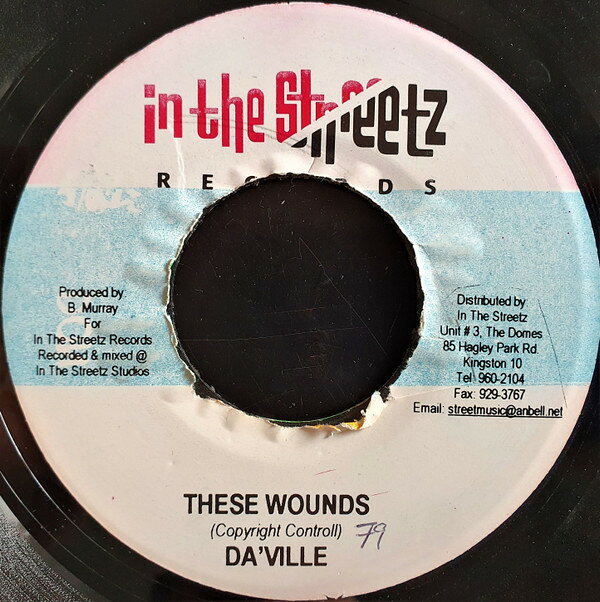・アーティスト Daville ・タイトル These Wounds ・レーベル・型番 In The Streetz Records NONE ・フォーマット 7" ・コンディション(盤) 良い (VG+) ・コンディション(ジャケット) ・コンディション(帯) オビなし ・特記事項 サンプル画像です。実際の商品の画像ではありません 商品写真はバーコード/カタログ番号に対応したサンプル画像ですので、お送りする商品の画像ではありません。帯やライナーなどの付属品は、特記事項に記載されている場合のみ含まれます。プロモやカラーレコードなどの仕様についても、該当する場合のみ特記事項に記載しています。 【ご購入前に必ずご確認ください】 ・本店サイト(www.recordcity.jp)とは価格、送料が違います ・本店サイト、その他支店のオーダーとは同梱発送できません ・注文確定後に別の注文を頂いた場合、注文同士の同梱は致しかねます。 ・別倉庫から発送しているため、店頭受け渡しは対応しておりません ・一部商品は他の通販サイトでも販売しているため、ご注文のタイミングによっては商品のご用意ができない場合がございます。 ・土日祝日はお休みです 金曜・祝前日9時以降のご連絡またはご入金は、返答または発送が週明け・祝日明けに順次対応となります。 ・ご購入後のキャンセル不可 ご購入後のキャンセルはいかなる理由においてもお受けできません。ご了承の上、ご購入くださいませ。 ・日本郵便(ゆうパック/ゆうメール)によるお届けになります。 ・中古品であることをご理解ください 当ストアでは中古商品を主に販売しております。中古品であることをご理解の上ご購入ください。また、一部商品はRecordCityオンラインストアで試聴可能です。 ・返品について お客様のご都合による返品は一切承っておりません。 表記の内容と実際の商品に相違がある場合、また針飛び等で返品・返金をご希望される場合は、商品の到着後1週間以内にご連絡ください。商品の返送をこちらで確認後、キャンセル・返金を行います。 コンディションVG以下の商品は返品できません。プレイに影響のない表面のこすれ傷、プレス起因のノイズ盤は返品の対象外です。 【コンディション表記】 ・ほぼ新品(M-)(Like New) 完全な新品。未使用。当店ではほぼ使用しません ・非常に良い(EX)(Excellent) 中古盤として美品な状態。わずかな経年を感じるものの傷みを感じさせない、当店基準で最高の状態 ・良い(VG+)(Very Good Plus) 丁寧に扱われた中古品で、軽い使用感がみられる。 ・可(VG)(Acceptable) 使い込まれた中古品で、「良い」よりもさらに使用感がみられる。 ・悪い(VG-)(Bad) 状態が悪いアイテム。使用の保障はなく、再生不可、針飛び、目立つノイズがあるかもしれない。状態によるクレーム不可。返品不可。 ・非常に悪い(G)(Very Bad) 「悪い」よりさらに状態が悪いアイテム。使用の保障はなく、再生不可、針飛び、目立つノイズがあるかもしれない。状態によるクレーム不可。返品不可。 ・ジャンク(Fair)(Junk/Fair) 割れている、反っている、水ダメージがある、カビ、ジャケットが分離している、ひどい書き込み、ひどい擦れなど最低の状態。使用の保障はなく、再生不可、針飛び、目立つノイズがあるかもしれない。状態によるクレーム不可。返品不可。 ・ジャンク(Poor)(Junk/Poor) 割れている、反っている、水ダメージがある、カビ、ジャケットが分離している、ひどい書き込み、ひどい擦れなど最低の状態。使用の保障はなく、再生不可、針飛び、目立つノイズがあるかもしれない。状態によるクレーム不可。返品不可。