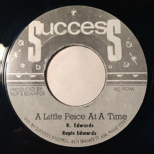 ・アーティスト Rupie Edwards ・タイトル A Little Piece At A Time ・レーベル・型番 Success NONE ・フォーマット 7インチレコード ・コンディション(盤) 非常に良い(EX) ・コンディション(ジャケット) ・コンディション(帯) オビなし ・特記事項 サンプル画像です。実際の商品の画像ではありません 商品写真はバーコード/カタログ番号に対応したサンプル画像ですので、お送りする商品の画像ではありません。帯やライナーなどの付属品は、特記事項に記載されている場合のみ含まれます。プロモやカラーレコードなどの仕様についても、該当する場合のみ特記事項に記載しています。 【ご購入前に必ずご確認ください】 ・本店サイト(www.recordcity.jp)とは価格、送料が違います ・本店サイト、その他支店のオーダーとは同梱発送できません ・注文確定後に別の注文を頂いた場合、注文同士の同梱は致しかねます。 ・別倉庫から発送しているため、店頭受け渡しは対応しておりません ・一部商品は他の通販サイトでも販売しているため、ご注文のタイミングによっては商品のご用意ができない場合がございます。 ・土日祝日はお休みです 金曜・祝前日9時以降のご連絡またはご入金は、返答または発送が週明け・祝日明けに順次対応となります。 ・ご購入後のキャンセル不可 ご購入後のキャンセルはいかなる理由においてもお受けできません。ご了承の上、ご購入くださいませ。 ・日本郵便(ゆうパック/ゆうメール)によるお届けになります。 ・中古品であることをご理解ください 当ストアでは中古商品を主に販売しております。中古品であることをご理解の上ご購入ください。また、一部商品はRecordCityオンラインストアで試聴可能です。 ・返品について お客様のご都合による返品は一切承っておりません。 表記の内容と実際の商品に相違がある場合、また針飛び等で返品・返金をご希望される場合は、商品の到着後1週間以内にご連絡ください。商品の返送をこちらで確認後、キャンセル・返金を行います。 コンディションVG以下の商品は返品できません。プレイに影響のない表面のこすれ傷、プレス起因のノイズ盤は返品の対象外です。 【コンディション表記】 ・ほぼ新品(M-)(Like New) 完全な新品。未使用。当店ではほぼ使用しません ・非常に良い(EX)(Excellent) 中古盤として美品な状態。わずかな経年を感じるものの傷みを感じさせない、当店基準で最高の状態 ・良い(VG+)(Very Good Plus) 丁寧に扱われた中古品で、軽い使用感がみられる。 ・可(VG)(Acceptable) 使い込まれた中古品で、「良い」よりもさらに使用感がみられる。 ・悪い(VG-)(Bad) 状態が悪いアイテム。使用の保障はなく、再生不可、針飛び、目立つノイズがあるかもしれない。状態によるクレーム不可。返品不可。 ・非常に悪い(G)(Very Bad) 「悪い」よりさらに状態が悪いアイテム。使用の保障はなく、再生不可、針飛び、目立つノイズがあるかもしれない。状態によるクレーム不可。返品不可。 ・ジャンク(Fair)(Junk/Fair) 割れている、反っている、水ダメージがある、カビ、ジャケットが分離している、ひどい書き込み、ひどい擦れなど最低の状態。使用の保障はなく、再生不可、針飛び、目立つノイズがあるかもしれない。状態によるクレーム不可。返品不可。 ・ジャンク(Poor)(Junk/Poor) 割れている、反っている、水ダメージがある、カビ、ジャケットが分離している、ひどい書き込み、ひどい擦れなど最低の状態。使用の保障はなく、再生不可、針飛び、目立つノイズがあるかもしれない。状態によるクレーム不可。返品不可。