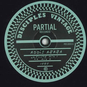 ・アーティスト Disciples ・タイトル Addis Ababa Flute Mix 1; Addis Ababa Mix 2 / Bass Theme Mix 1 Dub; Bass Theme Mix 2 Dub ・レーベル・型番 Partial UK PRTL10032 ・フォーマット 10インチレコード ・コンディション(盤) 新品 (M) ・コンディション(ジャケット) ・コンディション(帯) オビなし ・特記事項 サンプル画像です。実際の商品の画像ではありません 商品写真はバーコード/カタログ番号に対応したサンプル画像ですので、お送りする商品の画像ではありません。帯やライナーなどの付属品は、特記事項に記載されている場合のみ含まれます。プロモやカラーレコードなどの仕様についても、該当する場合のみ特記事項に記載しています。 【ご購入前に必ずご確認ください】 ・本店サイト(www.recordcity.jp)とは価格、送料が違います ・本店サイト、その他支店のオーダーとは同梱発送できません ・注文確定後に別の注文を頂いた場合、注文同士の同梱は致しかねます。 ・別倉庫から発送しているため、店頭受け渡しは対応しておりません ・一部商品は他の通販サイトでも販売しているため、ご注文のタイミングによっては商品のご用意ができない場合がございます。 ・土日祝日はお休みです 金曜・祝前日9時以降のご連絡またはご入金は、返答または発送が週明け・祝日明けに順次対応となります。 ・ご購入後のキャンセル不可 ご購入後のキャンセルはいかなる理由においてもお受けできません。ご了承の上、ご購入くださいませ。 ・日本郵便(ゆうパック/ゆうメール)によるお届けになります。 ・中古品であることをご理解ください 当ストアでは中古商品を主に販売しております。中古品であることをご理解の上ご購入ください。また、一部商品はRecordCityオンラインストアで試聴可能です。 ・返品について お客様のご都合による返品は一切承っておりません。 表記の内容と実際の商品に相違がある場合、また針飛び等で返品・返金をご希望される場合は、商品の到着後1週間以内にご連絡ください。商品の返送をこちらで確認後、キャンセル・返金を行います。 コンディションVG以下の商品は返品できません。プレイに影響のない表面のこすれ傷、プレス起因のノイズ盤は返品の対象外です。 【コンディション表記】 ・ほぼ新品(M-)(Like New) 完全な新品。未使用。当店ではほぼ使用しません ・非常に良い(EX)(Excellent) 中古盤として美品な状態。わずかな経年を感じるものの傷みを感じさせない、当店基準で最高の状態 ・良い(VG+)(Very Good Plus) 丁寧に扱われた中古品で、軽い使用感がみられる。 ・可(VG)(Acceptable) 使い込まれた中古品で、「良い」よりもさらに使用感がみられる。 ・悪い(VG-)(Bad) 状態が悪いアイテム。使用の保障はなく、再生不可、針飛び、目立つノイズがあるかもしれない。状態によるクレーム不可。返品不可。 ・非常に悪い(G)(Very Bad) 「悪い」よりさらに状態が悪いアイテム。使用の保障はなく、再生不可、針飛び、目立つノイズがあるかもしれない。状態によるクレーム不可。返品不可。 ・ジャンク(Fair)(Junk/Fair) 割れている、反っている、水ダメージがある、カビ、ジャケットが分離している、ひどい書き込み、ひどい擦れなど最低の状態。使用の保障はなく、再生不可、針飛び、目立つノイズがあるかもしれない。状態によるクレーム不可。返品不可。 ・ジャンク(Poor)(Junk/Poor) 割れている、反っている、水ダメージがある、カビ、ジャケットが分離している、ひどい書き込み、ひどい擦れなど最低の状態。使用の保障はなく、再生不可、針飛び、目立つノイズがあるかもしれない。状態によるクレーム不可。返品不可。