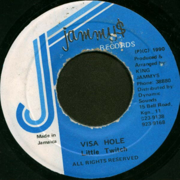 ・アーティスト Little Twitch ・タイトル Visa Hole ・レーベル・型番 Jammy's Records NONE ・フォーマット 7インチレコード ・コンディション(盤) 良い (VG+) ・コンディション(ジャケット) ・コンディション(帯) オビなし ・特記事項 【レーベルに書き込み】【盤に薄い跡】 サンプル画像です。実際の商品の画像ではありません 商品写真はバーコード/カタログ番号に対応したサンプル画像ですので、お送りする商品の画像ではありません。帯やライナーなどの付属品は、特記事項に記載されている場合のみ含まれます。プロモやカラーレコードなどの仕様についても、該当する場合のみ特記事項に記載しています。 【ご購入前に必ずご確認ください】 ・本店サイト(www.recordcity.jp)とは価格、送料が違います ・本店サイト、その他支店のオーダーとは同梱発送できません ・注文確定後に別の注文を頂いた場合、注文同士の同梱は致しかねます。 ・別倉庫から発送しているため、店頭受け渡しは対応しておりません ・一部商品は他の通販サイトでも販売しているため、ご注文のタイミングによっては商品のご用意ができない場合がございます。 ・土日祝日はお休みです 金曜・祝前日9時以降のご連絡またはご入金は、返答または発送が週明け・祝日明けに順次対応となります。 ・ご購入後のキャンセル不可 ご購入後のキャンセルはいかなる理由においてもお受けできません。ご了承の上、ご購入くださいませ。 ・日本郵便(ゆうパック/ゆうメール)によるお届けになります。 ・中古品であることをご理解ください 当ストアでは中古商品を主に販売しております。中古品であることをご理解の上ご購入ください。また、一部商品はRecordCityオンラインストアで試聴可能です。 ・返品について お客様のご都合による返品は一切承っておりません。 表記の内容と実際の商品に相違がある場合、また針飛び等で返品・返金をご希望される場合は、商品の到着後1週間以内にご連絡ください。商品の返送をこちらで確認後、キャンセル・返金を行います。 コンディションVG以下の商品は返品できません。プレイに影響のない表面のこすれ傷、プレス起因のノイズ盤は返品の対象外です。 【コンディション表記】 ・ほぼ新品(M-)(Like New) 完全な新品。未使用。当店ではほぼ使用しません ・非常に良い(EX)(Excellent) 中古盤として美品な状態。わずかな経年を感じるものの傷みを感じさせない、当店基準で最高の状態 ・良い(VG+)(Very Good Plus) 丁寧に扱われた中古品で、軽い使用感がみられる。 ・可(VG)(Acceptable) 使い込まれた中古品で、「良い」よりもさらに使用感がみられる。 ・悪い(VG-)(Bad) 状態が悪いアイテム。使用の保障はなく、再生不可、針飛び、目立つノイズがあるかもしれない。状態によるクレーム不可。返品不可。 ・非常に悪い(G)(Very Bad) 「悪い」よりさらに状態が悪いアイテム。使用の保障はなく、再生不可、針飛び、目立つノイズがあるかもしれない。状態によるクレーム不可。返品不可。 ・ジャンク(Fair)(Junk/Fair) 割れている、反っている、水ダメージがある、カビ、ジャケットが分離している、ひどい書き込み、ひどい擦れなど最低の状態。使用の保障はなく、再生不可、針飛び、目立つノイズがあるかもしれない。状態によるクレーム不可。返品不可。 ・ジャンク(Poor)(Junk/Poor) 割れている、反っている、水ダメージがある、カビ、ジャケットが分離している、ひどい書き込み、ひどい擦れなど最低の状態。使用の保障はなく、再生不可、針飛び、目立つノイズがあるかもしれない。状態によるクレーム不可。返品不可。