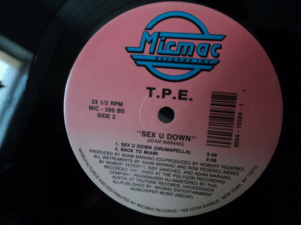 ・アーティスト T.P.E. ・タイトル Sex U Down ・レーベル・型番 Micmac Records, Inc. MIC589AS ・フォーマット 12" ・コンディション(盤) 良い (VG+) ・コンディション(ジャケット) プレインカバー（元ジャケット／カバー無し） ・コンディション(帯) オビなし ・特記事項 サンプル画像です。実際の商品の画像ではありません 商品写真はバーコード/カタログ番号に対応したサンプル画像ですので、お送りする商品の画像ではありません。帯やライナーなどの付属品は、特記事項に記載されている場合のみ含まれます。プロモやカラーレコードなどの仕様についても、該当する場合のみ特記事項に記載しています。 【ご購入前に必ずご確認ください】 ・本店サイト(www.recordcity.jp)とは価格、送料が違います ・本店サイト、その他支店のオーダーとは同梱発送できません ・注文確定後に別の注文を頂いた場合、注文同士の同梱は致しかねます。 ・別倉庫から発送しているため、店頭受け渡しは対応しておりません ・一部商品は他の通販サイトでも販売しているため、ご注文のタイミングによっては商品のご用意ができない場合がございます。 ・土日祝日はお休みです 金曜・祝前日9時以降のご連絡またはご入金は、返答または発送が週明け・祝日明けに順次対応となります。 ・ご購入後のキャンセル不可 ご購入後のキャンセルはいかなる理由においてもお受けできません。ご了承の上、ご購入くださいませ。 ・日本郵便(ゆうパック/ゆうメール)によるお届けになります。 ・中古品であることをご理解ください 当ストアでは中古商品を主に販売しております。中古品であることをご理解の上ご購入ください。また、一部商品はRecordCityオンラインストアで試聴可能です。 ・返品について お客様のご都合による返品は一切承っておりません。 表記の内容と実際の商品に相違がある場合、また針飛び等で返品・返金をご希望される場合は、商品の到着後1週間以内にご連絡ください。商品の返送をこちらで確認後、キャンセル・返金を行います。 コンディションVG以下の商品は返品できません。プレイに影響のない表面のこすれ傷、プレス起因のノイズ盤は返品の対象外です。 【コンディション表記】 ・ほぼ新品(M-)(Like New) 完全な新品。未使用。当店ではほぼ使用しません ・非常に良い(EX)(Excellent) 中古盤として美品な状態。わずかな経年を感じるものの傷みを感じさせない、当店基準で最高の状態 ・良い(VG+)(Very Good Plus) 丁寧に扱われた中古品で、軽い使用感がみられる。 ・可(VG)(Acceptable) 使い込まれた中古品で、「良い」よりもさらに使用感がみられる。 ・悪い(VG-)(Bad) 状態が悪いアイテム。使用の保障はなく、再生不可、針飛び、目立つノイズがあるかもしれない。状態によるクレーム不可。返品不可。 ・非常に悪い(G)(Very Bad) 「悪い」よりさらに状態が悪いアイテム。使用の保障はなく、再生不可、針飛び、目立つノイズがあるかもしれない。状態によるクレーム不可。返品不可。 ・ジャンク(Fair)(Junk/Fair) 割れている、反っている、水ダメージがある、カビ、ジャケットが分離している、ひどい書き込み、ひどい擦れなど最低の状態。使用の保障はなく、再生不可、針飛び、目立つノイズがあるかもしれない。状態によるクレーム不可。返品不可。 ・ジャンク(Poor)(Junk/Poor) 割れている、反っている、水ダメージがある、カビ、ジャケットが分離している、ひどい書き込み、ひどい擦れなど最低の状態。使用の保障はなく、再生不可、針飛び、目立つノイズがあるかもしれない。状態によるクレーム不可。返品不可。