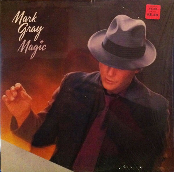 ・アーティスト Mark Gray ・タイトル Magic ・レーベル・型番 COLUMBIA B6C39143 ・フォーマット LP ・コンディション(盤) 非常に良い(EX) ・コンディション(ジャケット) 良い (VG+) ・コンディション(帯) オビなし ・特記事項 サンプル画像です。実際の商品の画像ではありません 商品写真はバーコード/カタログ番号に対応したサンプル画像ですので、お送りする商品の画像ではありません。帯やライナーなどの付属品は、特記事項に記載されている場合のみ含まれます。プロモやカラーレコードなどの仕様についても、該当する場合のみ特記事項に記載しています。 【ご購入前に必ずご確認ください】 ・本店サイト(www.recordcity.jp)とは価格、送料が違います ・本店サイト、その他支店のオーダーとは同梱発送できません ・注文確定後に別の注文を頂いた場合、注文同士の同梱は致しかねます。 ・別倉庫から発送しているため、店頭受け渡しは対応しておりません ・一部商品は他の通販サイトでも販売しているため、ご注文のタイミングによっては商品のご用意ができない場合がございます。 ・土日祝日はお休みです 金曜・祝前日9時以降のご連絡またはご入金は、返答または発送が週明け・祝日明けに順次対応となります。 ・ご購入後のキャンセル不可 ご購入後のキャンセルはいかなる理由においてもお受けできません。ご了承の上、ご購入くださいませ。 ・日本郵便(ゆうパック/ゆうメール)によるお届けになります。 ・中古品であることをご理解ください 当ストアでは中古商品を主に販売しております。中古品であることをご理解の上ご購入ください。また、一部商品はRecordCityオンラインストアで試聴可能です。 ・返品について お客様のご都合による返品は一切承っておりません。 表記の内容と実際の商品に相違がある場合、また針飛び等で返品・返金をご希望される場合は、商品の到着後1週間以内にご連絡ください。商品の返送をこちらで確認後、キャンセル・返金を行います。 コンディションVG以下の商品は返品できません。プレイに影響のない表面のこすれ傷、プレス起因のノイズ盤は返品の対象外です。 【コンディション表記】 ・ほぼ新品(M-)(Like New) 完全な新品。未使用。当店ではほぼ使用しません ・非常に良い(EX)(Excellent) 中古盤として美品な状態。わずかな経年を感じるものの傷みを感じさせない、当店基準で最高の状態 ・良い(VG+)(Very Good Plus) 丁寧に扱われた中古品で、軽い使用感がみられる。 ・可(VG)(Acceptable) 使い込まれた中古品で、「良い」よりもさらに使用感がみられる。 ・悪い(VG-)(Bad) 状態が悪いアイテム。使用の保障はなく、再生不可、針飛び、目立つノイズがあるかもしれない。状態によるクレーム不可。返品不可。 ・非常に悪い(G)(Very Bad) 「悪い」よりさらに状態が悪いアイテム。使用の保障はなく、再生不可、針飛び、目立つノイズがあるかもしれない。状態によるクレーム不可。返品不可。 ・ジャンク(Fair)(Junk/Fair) 割れている、反っている、水ダメージがある、カビ、ジャケットが分離している、ひどい書き込み、ひどい擦れなど最低の状態。使用の保障はなく、再生不可、針飛び、目立つノイズがあるかもしれない。状態によるクレーム不可。返品不可。 ・ジャンク(Poor)(Junk/Poor) 割れている、反っている、水ダメージがある、カビ、ジャケットが分離している、ひどい書き込み、ひどい擦れなど最低の状態。使用の保障はなく、再生不可、針飛び、目立つノイズがあるかもしれない。状態によるクレーム不可。返品不可。