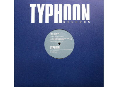 ・アーティスト Alan D. Parker ・タイトル Ding Ding ・レーベル・型番 TYPHOON TYPHOON002 ・フォーマット 12" ・コンディション(盤) 可 (VG) ・コンディション(ジャケット) プレインカバー（元ジャケット／カバー無し） ・コンディション(帯) オビなし ・特記事項 サンプル画像です。実際の商品の画像ではありません 商品写真はバーコード/カタログ番号に対応したサンプル画像ですので、お送りする商品の画像ではありません。帯やライナーなどの付属品は、特記事項に記載されている場合のみ含まれます。プロモやカラーレコードなどの仕様についても、該当する場合のみ特記事項に記載しています。 【ご購入前に必ずご確認ください】 ・本店サイト(www.recordcity.jp)とは価格、送料が違います ・本店サイト、その他支店のオーダーとは同梱発送できません ・注文確定後に別の注文を頂いた場合、注文同士の同梱は致しかねます。 ・別倉庫から発送しているため、店頭受け渡しは対応しておりません ・一部商品は他の通販サイトでも販売しているため、ご注文のタイミングによっては商品のご用意ができない場合がございます。 ・土日祝日はお休みです 金曜・祝前日9時以降のご連絡またはご入金は、返答または発送が週明け・祝日明けに順次対応となります。 ・ご購入後のキャンセル不可 ご購入後のキャンセルはいかなる理由においてもお受けできません。ご了承の上、ご購入くださいませ。 ・日本郵便(ゆうパック/ゆうメール)によるお届けになります。 ・中古品であることをご理解ください 当ストアでは中古商品を主に販売しております。中古品であることをご理解の上ご購入ください。また、一部商品はRecordCityオンラインストアで試聴可能です。 ・返品について お客様のご都合による返品は一切承っておりません。 表記の内容と実際の商品に相違がある場合、また針飛び等で返品・返金をご希望される場合は、商品の到着後1週間以内にご連絡ください。商品の返送をこちらで確認後、キャンセル・返金を行います。 コンディションVG以下の商品は返品できません。プレイに影響のない表面のこすれ傷、プレス起因のノイズ盤は返品の対象外です。 【コンディション表記】 ・ほぼ新品(M-)(Like New) 完全な新品。未使用。当店ではほぼ使用しません ・非常に良い(EX)(Excellent) 中古盤として美品な状態。わずかな経年を感じるものの傷みを感じさせない、当店基準で最高の状態 ・良い(VG+)(Very Good Plus) 丁寧に扱われた中古品で、軽い使用感がみられる。 ・可(VG)(Acceptable) 使い込まれた中古品で、「良い」よりもさらに使用感がみられる。 ・悪い(VG-)(Bad) 状態が悪いアイテム。使用の保障はなく、再生不可、針飛び、目立つノイズがあるかもしれない。状態によるクレーム不可。返品不可。 ・非常に悪い(G)(Very Bad) 「悪い」よりさらに状態が悪いアイテム。使用の保障はなく、再生不可、針飛び、目立つノイズがあるかもしれない。状態によるクレーム不可。返品不可。 ・ジャンク(Fair)(Junk/Fair) 割れている、反っている、水ダメージがある、カビ、ジャケットが分離している、ひどい書き込み、ひどい擦れなど最低の状態。使用の保障はなく、再生不可、針飛び、目立つノイズがあるかもしれない。状態によるクレーム不可。返品不可。 ・ジャンク(Poor)(Junk/Poor) 割れている、反っている、水ダメージがある、カビ、ジャケットが分離している、ひどい書き込み、ひどい擦れなど最低の状態。使用の保障はなく、再生不可、針飛び、目立つノイズがあるかもしれない。状態によるクレーム不可。返品不可。
