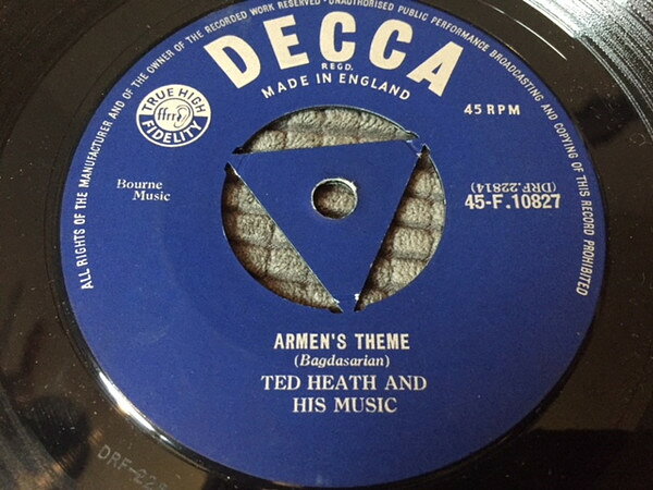 ・アーティスト Ted Heath & His Music ・タイトル Armen's Theme ・レーベル・型番 Decca 45F10827 ・フォーマット 7インチレコード ・コンディション(盤) 良い (VG+) ・コンディション(ジャケット) プレインカバー（元ジャケット／カバー無し） ・コンディション(帯) オビなし ・特記事項 【盤に浅い跡】 サンプル画像です。実際の商品の画像ではありません 商品写真はバーコード/カタログ番号に対応したサンプル画像ですので、お送りする商品の画像ではありません。帯やライナーなどの付属品は、特記事項に記載されている場合のみ含まれます。プロモやカラーレコードなどの仕様についても、該当する場合のみ特記事項に記載しています。 【ご購入前に必ずご確認ください】 ・本店サイト(www.recordcity.jp)とは価格、送料が違います ・本店サイト、その他支店のオーダーとは同梱発送できません ・注文確定後に別の注文を頂いた場合、注文同士の同梱は致しかねます。 ・別倉庫から発送しているため、店頭受け渡しは対応しておりません ・一部商品は他の通販サイトでも販売しているため、ご注文のタイミングによっては商品のご用意ができない場合がございます。 ・土日祝日はお休みです 金曜・祝前日9時以降のご連絡またはご入金は、返答または発送が週明け・祝日明けに順次対応となります。 ・ご購入後のキャンセル不可 ご購入後のキャンセルはいかなる理由においてもお受けできません。ご了承の上、ご購入くださいませ。 ・日本郵便(ゆうパック/ゆうメール)によるお届けになります。 ・中古品であることをご理解ください 当ストアでは中古商品を主に販売しております。中古品であることをご理解の上ご購入ください。また、一部商品はRecordCityオンラインストアで試聴可能です。 ・返品について お客様のご都合による返品は一切承っておりません。 表記の内容と実際の商品に相違がある場合、また針飛び等で返品・返金をご希望される場合は、商品の到着後1週間以内にご連絡ください。商品の返送をこちらで確認後、キャンセル・返金を行います。 コンディションVG以下の商品は返品できません。プレイに影響のない表面のこすれ傷、プレス起因のノイズ盤は返品の対象外です。 【コンディション表記】 ・ほぼ新品(M-)(Like New) 完全な新品。未使用。当店ではほぼ使用しません ・非常に良い(EX)(Excellent) 中古盤として美品な状態。わずかな経年を感じるものの傷みを感じさせない、当店基準で最高の状態 ・良い(VG+)(Very Good Plus) 丁寧に扱われた中古品で、軽い使用感がみられる。 ・可(VG)(Acceptable) 使い込まれた中古品で、「良い」よりもさらに使用感がみられる。 ・悪い(VG-)(Bad) 状態が悪いアイテム。使用の保障はなく、再生不可、針飛び、目立つノイズがあるかもしれない。状態によるクレーム不可。返品不可。 ・非常に悪い(G)(Very Bad) 「悪い」よりさらに状態が悪いアイテム。使用の保障はなく、再生不可、針飛び、目立つノイズがあるかもしれない。状態によるクレーム不可。返品不可。 ・ジャンク(Fair)(Junk/Fair) 割れている、反っている、水ダメージがある、カビ、ジャケットが分離している、ひどい書き込み、ひどい擦れなど最低の状態。使用の保障はなく、再生不可、針飛び、目立つノイズがあるかもしれない。状態によるクレーム不可。返品不可。 ・ジャンク(Poor)(Junk/Poor) 割れている、反っている、水ダメージがある、カビ、ジャケットが分離している、ひどい書き込み、ひどい擦れなど最低の状態。使用の保障はなく、再生不可、針飛び、目立つノイズがあるかもしれない。状態によるクレーム不可。返品不可。