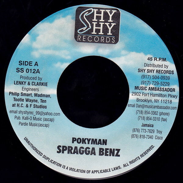 ・アーティスト Spragga Benz / Rally Bop ・タイトル Pokyman / Who She ・レーベル・型番 Shy Shy Records SS012 ・フォーマット 7" ・コンディション(盤) 良い (VG+) ・コンディション(ジャケット) ・コンディション(帯) オビなし ・特記事項 サンプル画像です。実際の商品の画像ではありません 商品写真はバーコード/カタログ番号に対応したサンプル画像ですので、お送りする商品の画像ではありません。帯やライナーなどの付属品は、特記事項に記載されている場合のみ含まれます。プロモやカラーレコードなどの仕様についても、該当する場合のみ特記事項に記載しています。 【ご購入前に必ずご確認ください】 ・本店サイト(www.recordcity.jp)とは価格、送料が違います ・本店サイト、その他支店のオーダーとは同梱発送できません ・注文確定後に別の注文を頂いた場合、注文同士の同梱は致しかねます。 ・別倉庫から発送しているため、店頭受け渡しは対応しておりません ・一部商品は他の通販サイトでも販売しているため、ご注文のタイミングによっては商品のご用意ができない場合がございます。 ・土日祝日はお休みです 金曜・祝前日9時以降のご連絡またはご入金は、返答または発送が週明け・祝日明けに順次対応となります。 ・ご購入後のキャンセル不可 ご購入後のキャンセルはいかなる理由においてもお受けできません。ご了承の上、ご購入くださいませ。 ・日本郵便(ゆうパック/ゆうメール)によるお届けになります。 ・中古品であることをご理解ください 当ストアでは中古商品を主に販売しております。中古品であることをご理解の上ご購入ください。また、一部商品はRecordCityオンラインストアで試聴可能です。 ・返品について お客様のご都合による返品は一切承っておりません。 表記の内容と実際の商品に相違がある場合、また針飛び等で返品・返金をご希望される場合は、商品の到着後1週間以内にご連絡ください。商品の返送をこちらで確認後、キャンセル・返金を行います。 コンディションVG以下の商品は返品できません。プレイに影響のない表面のこすれ傷、プレス起因のノイズ盤は返品の対象外です。 【コンディション表記】 ・ほぼ新品(M-)(Like New) 完全な新品。未使用。当店ではほぼ使用しません ・非常に良い(EX)(Excellent) 中古盤として美品な状態。わずかな経年を感じるものの傷みを感じさせない、当店基準で最高の状態 ・良い(VG+)(Very Good Plus) 丁寧に扱われた中古品で、軽い使用感がみられる。 ・可(VG)(Acceptable) 使い込まれた中古品で、「良い」よりもさらに使用感がみられる。 ・悪い(VG-)(Bad) 状態が悪いアイテム。使用の保障はなく、再生不可、針飛び、目立つノイズがあるかもしれない。状態によるクレーム不可。返品不可。 ・非常に悪い(G)(Very Bad) 「悪い」よりさらに状態が悪いアイテム。使用の保障はなく、再生不可、針飛び、目立つノイズがあるかもしれない。状態によるクレーム不可。返品不可。 ・ジャンク(Fair)(Junk/Fair) 割れている、反っている、水ダメージがある、カビ、ジャケットが分離している、ひどい書き込み、ひどい擦れなど最低の状態。使用の保障はなく、再生不可、針飛び、目立つノイズがあるかもしれない。状態によるクレーム不可。返品不可。 ・ジャンク(Poor)(Junk/Poor) 割れている、反っている、水ダメージがある、カビ、ジャケットが分離している、ひどい書き込み、ひどい擦れなど最低の状態。使用の保障はなく、再生不可、針飛び、目立つノイズがあるかもしれない。状態によるクレーム不可。返品不可。