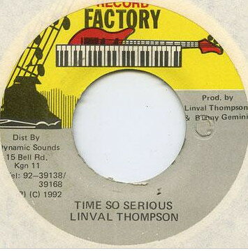 ・アーティスト Linval Thompson ・タイトル Time So Serious ・レーベル・型番 Record Factory none ・フォーマット 7インチレコード ・コンディション(盤) 良い (VG+) ・コンディション(ジャケット) ・コンディション(帯) オビなし ・特記事項 【レーベルに書き込み】【盤に短いヘアライン】 サンプル画像です。実際の商品の画像ではありません 商品写真はバーコード/カタログ番号に対応したサンプル画像ですので、お送りする商品の画像ではありません。帯やライナーなどの付属品は、特記事項に記載されている場合のみ含まれます。プロモやカラーレコードなどの仕様についても、該当する場合のみ特記事項に記載しています。 【ご購入前に必ずご確認ください】 ・本店サイト(www.recordcity.jp)とは価格、送料が違います ・本店サイト、その他支店のオーダーとは同梱発送できません ・注文確定後に別の注文を頂いた場合、注文同士の同梱は致しかねます。 ・別倉庫から発送しているため、店頭受け渡しは対応しておりません ・一部商品は他の通販サイトでも販売しているため、ご注文のタイミングによっては商品のご用意ができない場合がございます。 ・土日祝日はお休みです 金曜・祝前日9時以降のご連絡またはご入金は、返答または発送が週明け・祝日明けに順次対応となります。 ・ご購入後のキャンセル不可 ご購入後のキャンセルはいかなる理由においてもお受けできません。ご了承の上、ご購入くださいませ。 ・日本郵便(ゆうパック/ゆうメール)によるお届けになります。 ・中古品であることをご理解ください 当ストアでは中古商品を主に販売しております。中古品であることをご理解の上ご購入ください。また、一部商品はRecordCityオンラインストアで試聴可能です。 ・返品について お客様のご都合による返品は一切承っておりません。 表記の内容と実際の商品に相違がある場合、また針飛び等で返品・返金をご希望される場合は、商品の到着後1週間以内にご連絡ください。商品の返送をこちらで確認後、キャンセル・返金を行います。 コンディションVG以下の商品は返品できません。プレイに影響のない表面のこすれ傷、プレス起因のノイズ盤は返品の対象外です。 【コンディション表記】 ・ほぼ新品(M-)(Like New) 完全な新品。未使用。当店ではほぼ使用しません ・非常に良い(EX)(Excellent) 中古盤として美品な状態。わずかな経年を感じるものの傷みを感じさせない、当店基準で最高の状態 ・良い(VG+)(Very Good Plus) 丁寧に扱われた中古品で、軽い使用感がみられる。 ・可(VG)(Acceptable) 使い込まれた中古品で、「良い」よりもさらに使用感がみられる。 ・悪い(VG-)(Bad) 状態が悪いアイテム。使用の保障はなく、再生不可、針飛び、目立つノイズがあるかもしれない。状態によるクレーム不可。返品不可。 ・非常に悪い(G)(Very Bad) 「悪い」よりさらに状態が悪いアイテム。使用の保障はなく、再生不可、針飛び、目立つノイズがあるかもしれない。状態によるクレーム不可。返品不可。 ・ジャンク(Fair)(Junk/Fair) 割れている、反っている、水ダメージがある、カビ、ジャケットが分離している、ひどい書き込み、ひどい擦れなど最低の状態。使用の保障はなく、再生不可、針飛び、目立つノイズがあるかもしれない。状態によるクレーム不可。返品不可。 ・ジャンク(Poor)(Junk/Poor) 割れている、反っている、水ダメージがある、カビ、ジャケットが分離している、ひどい書き込み、ひどい擦れなど最低の状態。使用の保障はなく、再生不可、針飛び、目立つノイズがあるかもしれない。状態によるクレーム不可。返品不可。