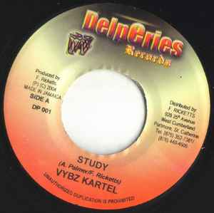 ・アーティスト Vybz Kartel ・タイトル Study ・レーベル・型番 Delperies Records DP001 ・フォーマット 7" ・コンディション(盤) 良い (VG+) ・コンディション(ジャケット) ・コンディション(帯) オビなし ・特記事項 【レーベルにシール付着】 サンプル画像です。実際の商品の画像ではありません 商品写真はバーコード/カタログ番号に対応したサンプル画像ですので、お送りする商品の画像ではありません。帯やライナーなどの付属品は、特記事項に記載されている場合のみ含まれます。プロモやカラーレコードなどの仕様についても、該当する場合のみ特記事項に記載しています。 【ご購入前に必ずご確認ください】 ・本店サイト(www.recordcity.jp)とは価格、送料が違います ・本店サイト、その他支店のオーダーとは同梱発送できません ・注文確定後に別の注文を頂いた場合、注文同士の同梱は致しかねます。 ・別倉庫から発送しているため、店頭受け渡しは対応しておりません ・一部商品は他の通販サイトでも販売しているため、ご注文のタイミングによっては商品のご用意ができない場合がございます。 ・土日祝日はお休みです 金曜・祝前日9時以降のご連絡またはご入金は、返答または発送が週明け・祝日明けに順次対応となります。 ・ご購入後のキャンセル不可 ご購入後のキャンセルはいかなる理由においてもお受けできません。ご了承の上、ご購入くださいませ。 ・日本郵便(ゆうパック/ゆうメール)によるお届けになります。 ・中古品であることをご理解ください 当ストアでは中古商品を主に販売しております。中古品であることをご理解の上ご購入ください。また、一部商品はRecordCityオンラインストアで試聴可能です。 ・返品について お客様のご都合による返品は一切承っておりません。 表記の内容と実際の商品に相違がある場合、また針飛び等で返品・返金をご希望される場合は、商品の到着後1週間以内にご連絡ください。商品の返送をこちらで確認後、キャンセル・返金を行います。 コンディションVG以下の商品は返品できません。プレイに影響のない表面のこすれ傷、プレス起因のノイズ盤は返品の対象外です。 【コンディション表記】 ・ほぼ新品(M-)(Like New) 完全な新品。未使用。当店ではほぼ使用しません ・非常に良い(EX)(Excellent) 中古盤として美品な状態。わずかな経年を感じるものの傷みを感じさせない、当店基準で最高の状態 ・良い(VG+)(Very Good Plus) 丁寧に扱われた中古品で、軽い使用感がみられる。 ・可(VG)(Acceptable) 使い込まれた中古品で、「良い」よりもさらに使用感がみられる。 ・悪い(VG-)(Bad) 状態が悪いアイテム。使用の保障はなく、再生不可、針飛び、目立つノイズがあるかもしれない。状態によるクレーム不可。返品不可。 ・非常に悪い(G)(Very Bad) 「悪い」よりさらに状態が悪いアイテム。使用の保障はなく、再生不可、針飛び、目立つノイズがあるかもしれない。状態によるクレーム不可。返品不可。 ・ジャンク(Fair)(Junk/Fair) 割れている、反っている、水ダメージがある、カビ、ジャケットが分離している、ひどい書き込み、ひどい擦れなど最低の状態。使用の保障はなく、再生不可、針飛び、目立つノイズがあるかもしれない。状態によるクレーム不可。返品不可。 ・ジャンク(Poor)(Junk/Poor) 割れている、反っている、水ダメージがある、カビ、ジャケットが分離している、ひどい書き込み、ひどい擦れなど最低の状態。使用の保障はなく、再生不可、針飛び、目立つノイズがあるかもしれない。状態によるクレーム不可。返品不可。