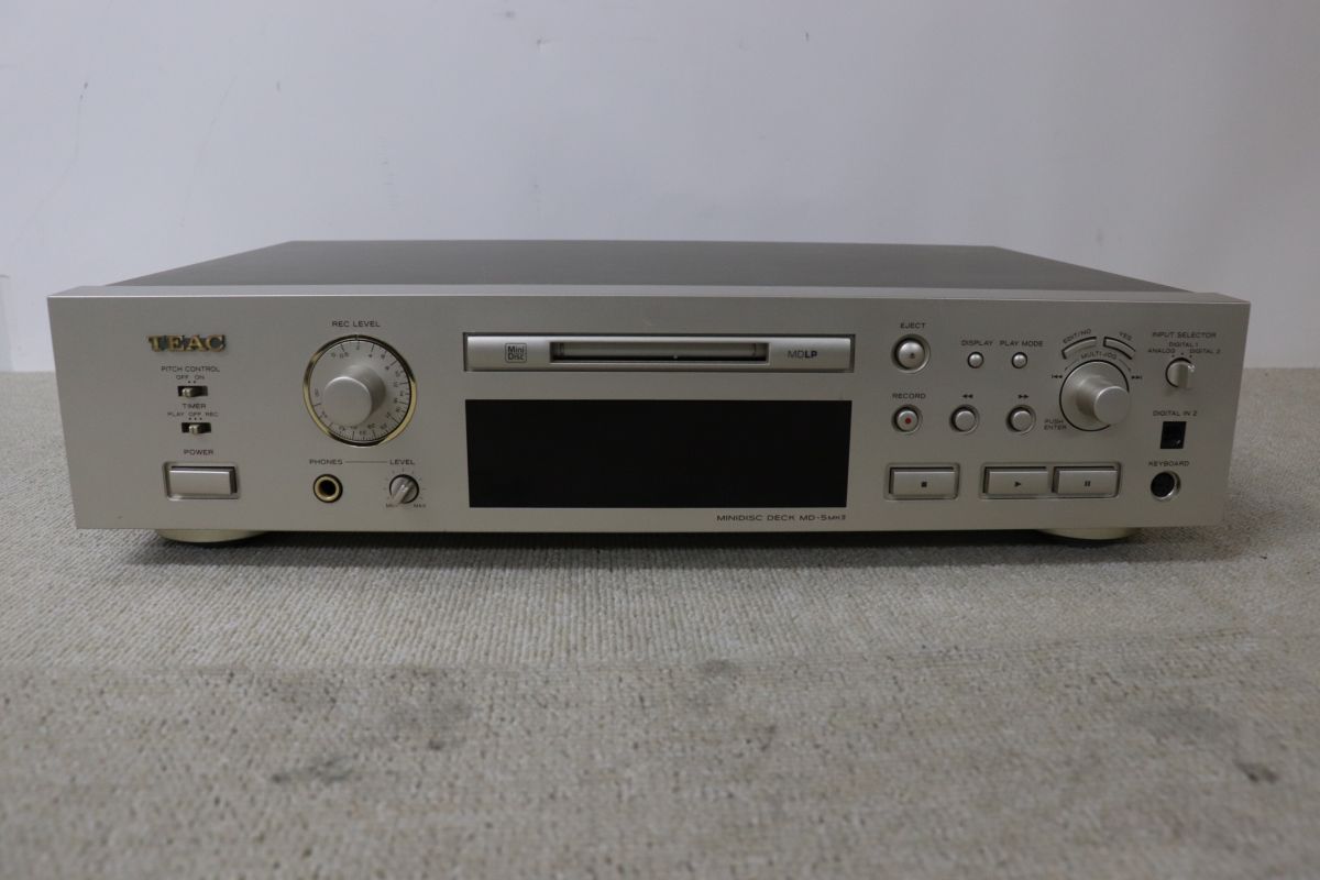 ・商品説明 Teac ティアック MD-5MKII MDレコーダー 商品状態：A　美品 リモコン無し、電源付き 参考重量：4500(g) 形式 ミニディスクデジタルオーディオシステムチャンネル数 2チャンネル（ステレオ）1チャンネル（モノラル）録音再生時間 ステレオ録音 最長80分モノラル録音 最長160分LP2/ステレオ録音 最長160分LP4/ステレオ録音 最長320分サンプリング周波数 44.1kHz周波数特性 再生時 20Hz〜20kHz （±0.5dB）録再時 20Hz〜20kHz （±1.5dB）ダイナミックレンジ 再生時 98dB（JEITA）録再時 94dB（JEITA）S/N比 再生時 98dB（JEITA）録再時 94dB（JEITA）全高調波歪率 再生時 0.008% （JEITA）録再時 0.011% （JEITA）入力端子 アナログ ×1デジタル：光 ×2 （フロント1、リア1）出力端子 アナログ ×1デジタル：光 ×1一般 消費電力 13W外形寸法（W×H×D） 435mm×100mm×310mm質量 4.5kg ・注意事項 送料、振込手数料はご負担ください。 決済期日までにご入金がない場合は、購入者都合でキャンセルいたします。 都合により、配送方法を変更させていただく場合がございます。 土・日・祝は基本的に発送業務を行っておりません。 正確な商品詳細を記載する努力をしておりますが、中古品は予期せぬ傷や汚れ等を伴う場合がございます。ご理解頂いた上でご購入お願い致します。 4135495
