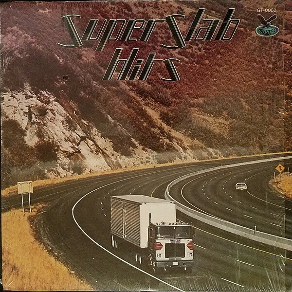 ・アーティスト Various ・タイトル Super Slab Hits ・レーベル・型番 Gusto Records (2) GT0052 ・フォーマット LP ・コンディション(盤) 良い (VG+) ・コンディション(ジャケット) 良い (VG+) ・コンディション(帯) オビなし ・特記事項 【盤に突起あり】 サンプル画像です。実際の商品の画像ではありません 商品写真はバーコード/カタログ番号に対応したサンプル画像ですので、お送りする商品の画像ではありません。帯やライナーなどの付属品は、特記事項に記載されている場合のみ含まれます。プロモやカラーレコードなどの仕様についても、該当する場合のみ特記事項に記載しています。 【ご購入前に必ずご確認ください】 ・本店サイト(www.recordcity.jp)とは価格、送料が違います ・本店サイト、その他支店のオーダーとは同梱発送できません ・注文確定後に別の注文を頂いた場合、注文同士の同梱は致しかねます。 ・別倉庫から発送しているため、店頭受け渡しは対応しておりません ・一部商品は他の通販サイトでも販売しているため、ご注文のタイミングによっては商品のご用意ができない場合がございます。 ・土日祝日はお休みです 金曜・祝前日9時以降のご連絡またはご入金は、返答または発送が週明け・祝日明けに順次対応となります。 ・ご購入後のキャンセル不可 ご購入後のキャンセルはいかなる理由においてもお受けできません。ご了承の上、ご購入くださいませ。 ・日本郵便(ゆうパック/ゆうメール)によるお届けになります。 ・中古品であることをご理解ください 当ストアでは中古商品を主に販売しております。中古品であることをご理解の上ご購入ください。また、一部商品はRecordCityオンラインストアで試聴可能です。 ・返品について お客様のご都合による返品は一切承っておりません。 表記の内容と実際の商品に相違がある場合、また針飛び等で返品・返金をご希望される場合は、商品の到着後1週間以内にご連絡ください。商品の返送をこちらで確認後、キャンセル・返金を行います。 コンディションVG以下の商品は返品できません。プレイに影響のない表面のこすれ傷、プレス起因のノイズ盤は返品の対象外です。 【コンディション表記】 ・ほぼ新品(M-)(Like New) 完全な新品。未使用。当店ではほぼ使用しません ・非常に良い(EX)(Excellent) 中古盤として美品な状態。わずかな経年を感じるものの傷みを感じさせない、当店基準で最高の状態 ・良い(VG+)(Very Good Plus) 丁寧に扱われた中古品で、軽い使用感がみられる。 ・可(VG)(Acceptable) 使い込まれた中古品で、「良い」よりもさらに使用感がみられる。 ・悪い(VG-)(Bad) 状態が悪いアイテム。使用の保障はなく、再生不可、針飛び、目立つノイズがあるかもしれない。状態によるクレーム不可。返品不可。 ・非常に悪い(G)(Very Bad) 「悪い」よりさらに状態が悪いアイテム。使用の保障はなく、再生不可、針飛び、目立つノイズがあるかもしれない。状態によるクレーム不可。返品不可。 ・ジャンク(Fair)(Junk/Fair) 割れている、反っている、水ダメージがある、カビ、ジャケットが分離している、ひどい書き込み、ひどい擦れなど最低の状態。使用の保障はなく、再生不可、針飛び、目立つノイズがあるかもしれない。状態によるクレーム不可。返品不可。 ・ジャンク(Poor)(Junk/Poor) 割れている、反っている、水ダメージがある、カビ、ジャケットが分離している、ひどい書き込み、ひどい擦れなど最低の状態。使用の保障はなく、再生不可、針飛び、目立つノイズがあるかもしれない。状態によるクレーム不可。返品不可。