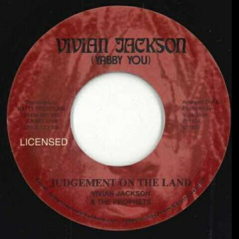 ・アーティスト Vivian Jackson, Prophents ・タイトル Judgement On The Land / Judgement Dub ・レーベル・型番 Vivian Jackson UK YU710 ・フォーマット 7インチレコード ・コンディション(盤) 新品 (M) ・コンディション(ジャケット) ・コンディション(帯) オビなし ・特記事項 サンプル画像です。実際の商品の画像ではありません 商品写真はバーコード/カタログ番号に対応したサンプル画像ですので、お送りする商品の画像ではありません。帯やライナーなどの付属品は、特記事項に記載されている場合のみ含まれます。プロモやカラーレコードなどの仕様についても、該当する場合のみ特記事項に記載しています。 【ご購入前に必ずご確認ください】 ・本店サイト(www.recordcity.jp)とは価格、送料が違います ・本店サイト、その他支店のオーダーとは同梱発送できません ・注文確定後に別の注文を頂いた場合、注文同士の同梱は致しかねます。 ・別倉庫から発送しているため、店頭受け渡しは対応しておりません ・一部商品は他の通販サイトでも販売しているため、ご注文のタイミングによっては商品のご用意ができない場合がございます。 ・土日祝日はお休みです 金曜・祝前日9時以降のご連絡またはご入金は、返答または発送が週明け・祝日明けに順次対応となります。 ・ご購入後のキャンセル不可 ご購入後のキャンセルはいかなる理由においてもお受けできません。ご了承の上、ご購入くださいませ。 ・日本郵便(ゆうパック/ゆうメール)によるお届けになります。 ・中古品であることをご理解ください 当ストアでは中古商品を主に販売しております。中古品であることをご理解の上ご購入ください。また、一部商品はRecordCityオンラインストアで試聴可能です。 ・返品について お客様のご都合による返品は一切承っておりません。 表記の内容と実際の商品に相違がある場合、また針飛び等で返品・返金をご希望される場合は、商品の到着後1週間以内にご連絡ください。商品の返送をこちらで確認後、キャンセル・返金を行います。 コンディションVG以下の商品は返品できません。プレイに影響のない表面のこすれ傷、プレス起因のノイズ盤は返品の対象外です。 【コンディション表記】 ・ほぼ新品(M-)(Like New) 完全な新品。未使用。当店ではほぼ使用しません ・非常に良い(EX)(Excellent) 中古盤として美品な状態。わずかな経年を感じるものの傷みを感じさせない、当店基準で最高の状態 ・良い(VG+)(Very Good Plus) 丁寧に扱われた中古品で、軽い使用感がみられる。 ・可(VG)(Acceptable) 使い込まれた中古品で、「良い」よりもさらに使用感がみられる。 ・悪い(VG-)(Bad) 状態が悪いアイテム。使用の保障はなく、再生不可、針飛び、目立つノイズがあるかもしれない。状態によるクレーム不可。返品不可。 ・非常に悪い(G)(Very Bad) 「悪い」よりさらに状態が悪いアイテム。使用の保障はなく、再生不可、針飛び、目立つノイズがあるかもしれない。状態によるクレーム不可。返品不可。 ・ジャンク(Fair)(Junk/Fair) 割れている、反っている、水ダメージがある、カビ、ジャケットが分離している、ひどい書き込み、ひどい擦れなど最低の状態。使用の保障はなく、再生不可、針飛び、目立つノイズがあるかもしれない。状態によるクレーム不可。返品不可。 ・ジャンク(Poor)(Junk/Poor) 割れている、反っている、水ダメージがある、カビ、ジャケットが分離している、ひどい書き込み、ひどい擦れなど最低の状態。使用の保障はなく、再生不可、針飛び、目立つノイズがあるかもしれない。状態によるクレーム不可。返品不可。