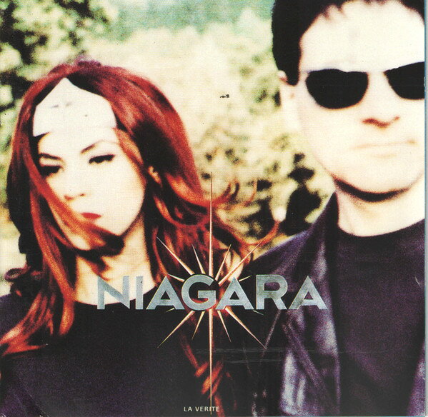 ・アーティスト Niagara ・タイトル La V?rit? ・レーベル・型番 Metronome 5171402 ・フォーマット CD ・コンディション(盤) 可 (VG) ・コンディション(ジャケット) ・コンディション(帯) オビなし ・特記事項 【ケース擦れ】【ケースヒビ】 サンプル画像です。実際の商品の画像ではありません 商品写真はバーコード/カタログ番号に対応したサンプル画像ですので、お送りする商品の画像ではありません。帯やライナーなどの付属品は、特記事項に記載されている場合のみ含まれます。プロモやカラーレコードなどの仕様についても、該当する場合のみ特記事項に記載しています。 【ご購入前に必ずご確認ください】 ・本店サイト(www.recordcity.jp)とは価格、送料が違います ・本店サイト、その他支店のオーダーとは同梱発送できません ・注文確定後に別の注文を頂いた場合、注文同士の同梱は致しかねます。 ・別倉庫から発送しているため、店頭受け渡しは対応しておりません ・一部商品は他の通販サイトでも販売しているため、ご注文のタイミングによっては商品のご用意ができない場合がございます。 ・土日祝日はお休みです 金曜・祝前日9時以降のご連絡またはご入金は、返答または発送が週明け・祝日明けに順次対応となります。 ・ご購入後のキャンセル不可 ご購入後のキャンセルはいかなる理由においてもお受けできません。ご了承の上、ご購入くださいませ。 ・日本郵便(ゆうパック/ゆうメール)によるお届けになります。 ・中古品であることをご理解ください 当ストアでは中古商品を主に販売しております。中古品であることをご理解の上ご購入ください。また、一部商品はRecordCityオンラインストアで試聴可能です。 ・返品について お客様のご都合による返品は一切承っておりません。 表記の内容と実際の商品に相違がある場合、また針飛び等で返品・返金をご希望される場合は、商品の到着後1週間以内にご連絡ください。商品の返送をこちらで確認後、キャンセル・返金を行います。 コンディションVG以下の商品は返品できません。プレイに影響のない表面のこすれ傷、プレス起因のノイズ盤は返品の対象外です。 【コンディション表記】 ・ほぼ新品(M-)(Like New) 完全な新品。未使用。当店ではほぼ使用しません ・非常に良い(EX)(Excellent) 中古盤として美品な状態。わずかな経年を感じるものの傷みを感じさせない、当店基準で最高の状態 ・良い(VG+)(Very Good Plus) 丁寧に扱われた中古品で、軽い使用感がみられる。 ・可(VG)(Acceptable) 使い込まれた中古品で、「良い」よりもさらに使用感がみられる。 ・悪い(VG-)(Bad) 状態が悪いアイテム。使用の保障はなく、再生不可、針飛び、目立つノイズがあるかもしれない。状態によるクレーム不可。返品不可。 ・非常に悪い(G)(Very Bad) 「悪い」よりさらに状態が悪いアイテム。使用の保障はなく、再生不可、針飛び、目立つノイズがあるかもしれない。状態によるクレーム不可。返品不可。 ・ジャンク(Fair)(Junk/Fair) 割れている、反っている、水ダメージがある、カビ、ジャケットが分離している、ひどい書き込み、ひどい擦れなど最低の状態。使用の保障はなく、再生不可、針飛び、目立つノイズがあるかもしれない。状態によるクレーム不可。返品不可。 ・ジャンク(Poor)(Junk/Poor) 割れている、反っている、水ダメージがある、カビ、ジャケットが分離している、ひどい書き込み、ひどい擦れなど最低の状態。使用の保障はなく、再生不可、針飛び、目立つノイズがあるかもしれない。状態によるクレーム不可。返品不可。
