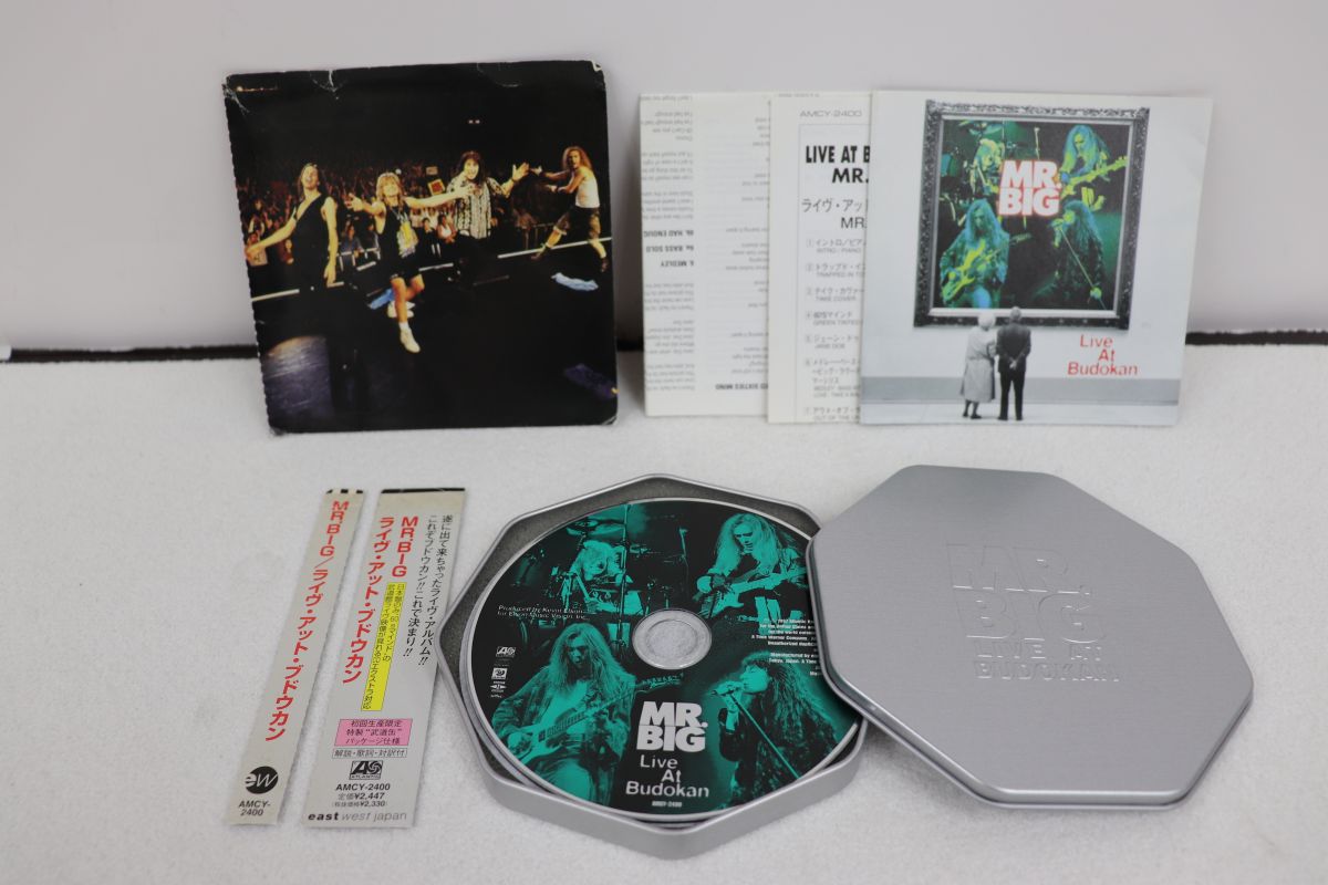 ・アーティスト MR.BIG ・タイトル ライヴ・アット・ブドウカン ・レーベル・型番 ATLANTIC AMCY2400 ・フォーマット CD ・コンディション(盤) 良い (VG+) ・コンディション(ジャケット) ・コンディション(帯) オビなし ・特記事項 【ケース擦れ】【ケース変色】【ケース汚れ】 サンプル画像です。実際の商品の画像ではありません 商品写真はバーコード/カタログ番号に対応したサンプル画像ですので、お送りする商品の画像ではありません。帯やライナーなどの付属品は、特記事項に記載されている場合のみ含まれます。プロモやカラーレコードなどの仕様についても、該当する場合のみ特記事項に記載しています。 【ご購入前に必ずご確認ください】 ・本店サイト(www.recordcity.jp)とは価格、送料が違います ・本店サイト、その他支店のオーダーとは同梱発送できません ・注文確定後に別の注文を頂いた場合、注文同士の同梱は致しかねます。 ・別倉庫から発送しているため、店頭受け渡しは対応しておりません ・一部商品は他の通販サイトでも販売しているため、ご注文のタイミングによっては商品のご用意ができない場合がございます。 ・土日祝日はお休みです 金曜・祝前日9時以降のご連絡またはご入金は、返答または発送が週明け・祝日明けに順次対応となります。 ・ご購入後のキャンセル不可 ご購入後のキャンセルはいかなる理由においてもお受けできません。ご了承の上、ご購入くださいませ。 ・日本郵便(ゆうパック/ゆうメール)によるお届けになります。 ・中古品であることをご理解ください 当ストアでは中古商品を主に販売しております。中古品であることをご理解の上ご購入ください。また、一部商品はRecordCityオンラインストアで試聴可能です。 ・返品について お客様のご都合による返品は一切承っておりません。 表記の内容と実際の商品に相違がある場合、また針飛び等で返品・返金をご希望される場合は、商品の到着後1週間以内にご連絡ください。商品の返送をこちらで確認後、キャンセル・返金を行います。 コンディションVG以下の商品は返品できません。プレイに影響のない表面のこすれ傷、プレス起因のノイズ盤は返品の対象外です。 【コンディション表記】 ・ほぼ新品(M-)(Like New) 完全な新品。未使用。当店ではほぼ使用しません ・非常に良い(EX)(Excellent) 中古盤として美品な状態。わずかな経年を感じるものの傷みを感じさせない、当店基準で最高の状態 ・良い(VG+)(Very Good Plus) 丁寧に扱われた中古品で、軽い使用感がみられる。 ・可(VG)(Acceptable) 使い込まれた中古品で、「良い」よりもさらに使用感がみられる。 ・悪い(VG-)(Bad) 状態が悪いアイテム。使用の保障はなく、再生不可、針飛び、目立つノイズがあるかもしれない。状態によるクレーム不可。返品不可。 ・非常に悪い(G)(Very Bad) 「悪い」よりさらに状態が悪いアイテム。使用の保障はなく、再生不可、針飛び、目立つノイズがあるかもしれない。状態によるクレーム不可。返品不可。 ・ジャンク(Fair)(Junk/Fair) 割れている、反っている、水ダメージがある、カビ、ジャケットが分離している、ひどい書き込み、ひどい擦れなど最低の状態。使用の保障はなく、再生不可、針飛び、目立つノイズがあるかもしれない。状態によるクレーム不可。返品不可。 ・ジャンク(Poor)(Junk/Poor) 割れている、反っている、水ダメージがある、カビ、ジャケットが分離している、ひどい書き込み、ひどい擦れなど最低の状態。使用の保障はなく、再生不可、針飛び、目立つノイズがあるかもしれない。状態によるクレーム不可。返品不可。