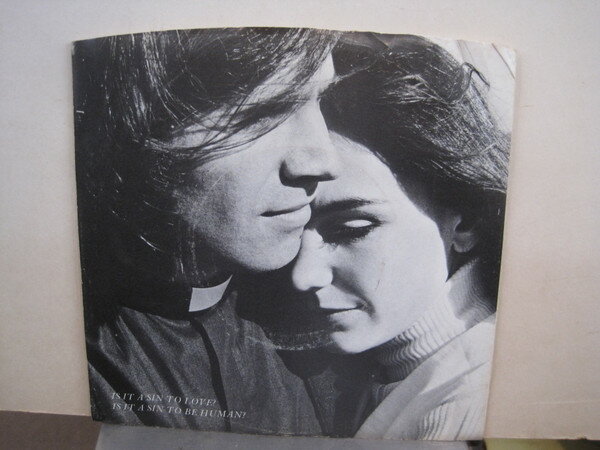 ・アーティスト Mission (4) ・タイトル Together (Body And Soulin')/Temple Turning Time ・レーベル・型番 Paramount Records PAA0213 ・フォーマット 7インチレコード ・コンディション(盤) 可 (VG) ・コンディション(ジャケット) ・コンディション(帯) オビなし ・特記事項 【盤に小さいキズ】 サンプル画像です。実際の商品の画像ではありません 商品写真はバーコード/カタログ番号に対応したサンプル画像ですので、お送りする商品の画像ではありません。帯やライナーなどの付属品は、特記事項に記載されている場合のみ含まれます。プロモやカラーレコードなどの仕様についても、該当する場合のみ特記事項に記載しています。 【ご購入前に必ずご確認ください】 ・本店サイト(www.recordcity.jp)とは価格、送料が違います ・本店サイト、その他支店のオーダーとは同梱発送できません ・注文確定後に別の注文を頂いた場合、注文同士の同梱は致しかねます。 ・別倉庫から発送しているため、店頭受け渡しは対応しておりません ・一部商品は他の通販サイトでも販売しているため、ご注文のタイミングによっては商品のご用意ができない場合がございます。 ・土日祝日はお休みです 金曜・祝前日9時以降のご連絡またはご入金は、返答または発送が週明け・祝日明けに順次対応となります。 ・ご購入後のキャンセル不可 ご購入後のキャンセルはいかなる理由においてもお受けできません。ご了承の上、ご購入くださいませ。 ・日本郵便(ゆうパック/ゆうメール)によるお届けになります。 ・中古品であることをご理解ください 当ストアでは中古商品を主に販売しております。中古品であることをご理解の上ご購入ください。また、一部商品はRecordCityオンラインストアで試聴可能です。 ・返品について お客様のご都合による返品は一切承っておりません。 表記の内容と実際の商品に相違がある場合、また針飛び等で返品・返金をご希望される場合は、商品の到着後1週間以内にご連絡ください。商品の返送をこちらで確認後、キャンセル・返金を行います。 コンディションVG以下の商品は返品できません。プレイに影響のない表面のこすれ傷、プレス起因のノイズ盤は返品の対象外です。 【コンディション表記】 ・ほぼ新品(M-)(Like New) 完全な新品。未使用。当店ではほぼ使用しません ・非常に良い(EX)(Excellent) 中古盤として美品な状態。わずかな経年を感じるものの傷みを感じさせない、当店基準で最高の状態 ・良い(VG+)(Very Good Plus) 丁寧に扱われた中古品で、軽い使用感がみられる。 ・可(VG)(Acceptable) 使い込まれた中古品で、「良い」よりもさらに使用感がみられる。 ・悪い(VG-)(Bad) 状態が悪いアイテム。使用の保障はなく、再生不可、針飛び、目立つノイズがあるかもしれない。状態によるクレーム不可。返品不可。 ・非常に悪い(G)(Very Bad) 「悪い」よりさらに状態が悪いアイテム。使用の保障はなく、再生不可、針飛び、目立つノイズがあるかもしれない。状態によるクレーム不可。返品不可。 ・ジャンク(Fair)(Junk/Fair) 割れている、反っている、水ダメージがある、カビ、ジャケットが分離している、ひどい書き込み、ひどい擦れなど最低の状態。使用の保障はなく、再生不可、針飛び、目立つノイズがあるかもしれない。状態によるクレーム不可。返品不可。 ・ジャンク(Poor)(Junk/Poor) 割れている、反っている、水ダメージがある、カビ、ジャケットが分離している、ひどい書き込み、ひどい擦れなど最低の状態。使用の保障はなく、再生不可、針飛び、目立つノイズがあるかもしれない。状態によるクレーム不可。返品不可。